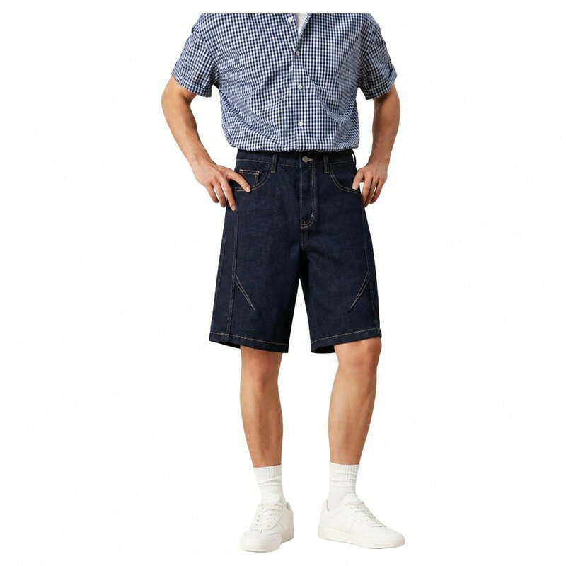 　　　 ◆◇◆売れている秘密◆◇◆ 【デニムハーフパンツ】すっきりとしたストレートシルエットとステッチデザインが目を引くメンズショートズです。カジュアルながらも落ち着いた印象を与え、夏のデイリーユースから旅行、アウトドアまで幅広いシーンで活躍します。さらっとした肌触りで、暑い季節でも快適に着用できるボトムスです。 【体型カバー】ヒップまわりから太ももにかけて程よいゆとりを持たせた設計で、気になる下半身を自然にカバーしてすっきり見せます。五分丈のレングスが脚長効果を演出し、スマートなスタイルアップを叶えます。動きやすさと美しいシルエットを両立した、大人の男性にぴったりのカジュアルパンツです。 【着回し力】シンプルなTシャツやポロシャツ、カジュアルなチェックシャツなど、どんなトップスとも相性のデニムハーフパンツ。通学やデイリーのお出かけ、週末のショッピングやリゾート地でのレジャーなど、夏のあらゆるコーディネートに自然になじみます。アメカジやストリート風など多様な着こなしが楽しめます。 【快適な着用感】やわらかで肌なじみの良いコットンベースのデニム生地を採用し、しっとりとした質感とさらさらとした着用感を実現しました。ゴワゴワしがちなデニムのイメージを覆し、夏でも軽やかで動きやすいのが魅力です。汗ばむ季節でも通気性が良く、一日中快適な穿き心地をキープします。 【豊富なサイズ】幅広い体型の方にお選びいただけるよう、28から40までのサイズ展開とブルーの定番カラーをご用意しております。ゆったりサイズをお探しの方から、すっきり穿きこなしたい方まで、お好みのフィット感が見つかります。日常使いはもちろん、旅行の着替え用としても重宝する一本です。 　　　◆◇◆注意事項◆◇◆ご覧のモニターの環境、撮影環境により実物と色味が異なって見える場合がございます。湿った状態で他のものと擦り合わせると色が移る恐れがあります。濃色品の洗濯時は、白色、淡色と分けて洗ってください。説明 【夏の定番アイテムとして大活躍するデニムハーフパンツ】暑い季節のカジュアルスタイルに欠かせない、メンズデニムショートパンツが登場。シンプルながらも洗練されたステッチワークがアクセントとなり、いつものコーディネートをワンランク上に仕上げてくれます。ストレートシルエットが下半身をすっきりと見せ、ラフになりすぎない大人のデイリーカジュアルを演出します。【シルエットと体型カバーへのこだわり】太ももまわりに程よいゆとりを持たせることで、気になる体型をカバーしながらスマートな印象に。膝丈の五分丈デザインは、脚長効果を演出しつつ、アクティブな動きにもしっかりと対応します。窮屈さを感じにくい設計で、一日中快適に過ごせる実用性の高い一本です。【心地よい肌触りと風合いのあるデニム生地】メイン素材にコットン系繊維を使用し、しっとりとしたやわらかな肌触りを実現。さらっとした質感で通気性も良く、夏のベタつく季節でも軽やかに穿きこなせます。デニムならではの風合いを楽しみつつ、ごわつきのないソフトな着用感を提供します。【幅広いシーンで映えるデザイン】コーディネートを選ばないベーシックなデザインは、Tシャツやスニーカーと合わせたカジュアルスタイルはもちろん、シャツやローファーと合わせたきれいめスタイルにもマッチします。通勤・通学、週末のお出かけ、ショッピング、旅行やレジャー、さらにはおうち時間のリラックスウェアまで、シーンを問わず幅広く活躍します。【選べるカラーとサイズ展開】落ち着いた印象のブルー系カラーは、どんなトップスとも馴染みが良く、合わせやすさです。サイズは28から40まで幅広くラインナップしており、ジャストサイズでに着こなすのはもちろん、少し大きめのサイズを選んでルーズなストリートスタイルを楽しむのもです。ご自身の好みのスタイルに合わせてお選びください。【コーディネートのヒント】・カジュアルスタイル：無地の白Tシャツやロゴスウェットにスニーカーを合わせるだけで、清潔感のある夏のマストスタイルが完成します。・きれいめスタイル：リネンシャツやサマーニットを羽織り、足元にモカシンやレザーサンダルを合わせることで、大人のリゾート感をプラスできます。・アクティブスタイル：オーバーサイズのカットソーやバケットハットと合わせて、トレンド感のあるストリートファッションにもです。【ディテールへのこだわり】フロントはクラシックなボタンとジッパーの仕様で着脱しやすく、ポケットの位置や大きさも全体のバランスを崩さないよう細かく調整されています。バックポケットは小物の収納に便利で、実用性も備えています。丁寧なコントラストステッチワークが全体の輪郭を引き締め、ヴィンテージライクな表情を引き出します。