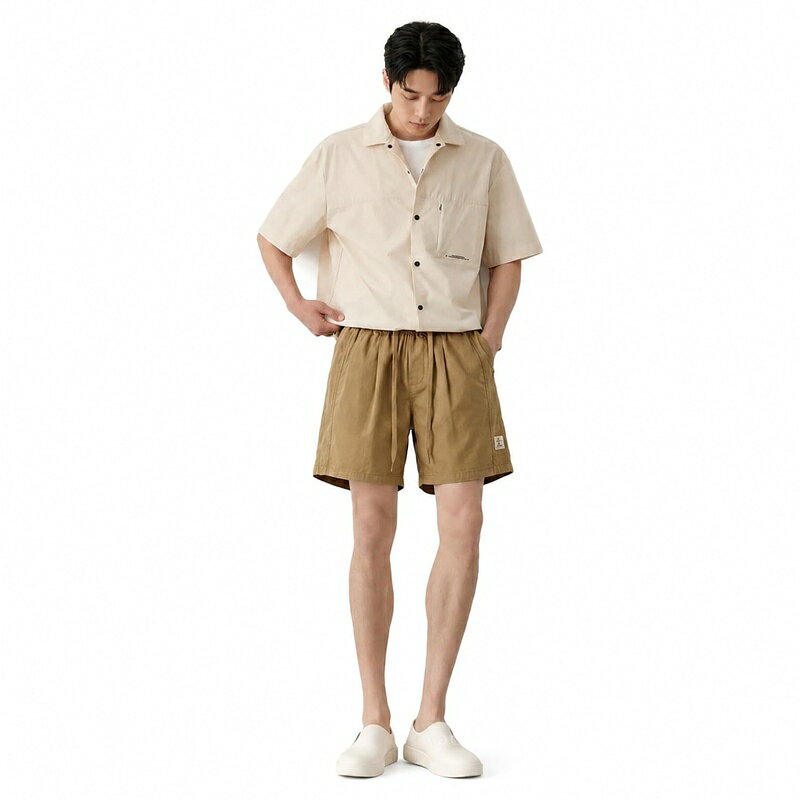 　　　 ◆◇◆売れている秘密◆◇◆ 【ハーフパンツ メンズ】ゆったりとしたシルエットで体型を自然にカバーするメンズハーフパンツです。涼しげなコットン系素材を採用しており、さらっとした快適な肌触りを実現。汗ばむ夏シーズンでもベタつきにくく、毎日の普段着からお出かけ、軽めのアウトドアシーンまで幅広く活躍します。シンプルな無地デザインなので、お手持ちのTシャツやシャツとも相性です。 【ショートパンツ ゆったり】ウエストはゴム仕様と調整可能なドローコードを採用し、ストレスフリーな穿き心地を実現したショートパンツです。締め付け感が少なく、体型に合わせて柔軟にフィットします。両サイドには便利なポケットを備えており、スマートフォンや小物の収納にも便利。動きやすい直筒シルエットで、リラックスしたいおうち時間から旅行まで対応します。 【メンズ 短パン カジュアル】コーディネートしやすいベーシックなカラーを展開し、サイズもMサイズから3XLサイズまで豊富にご用意したメンズ向けのカジュアルな短パンです。カーキ、グリーン、ネイビーの落ち着いたトーンは大人コーデに合わせやすく、サイズ調整も容易なため、ご自身の体型や好みのフィット感に合わせてゆったりサイズもお選びいただけます。 【ズボン 4分丈 夏】ウォッシュ加工を施したヴィンテージ風の綿混素材は、なめらかな手触りと軽やかさが特徴です。程よい厚みの生地感でありながら通気性を持ち、夏でも爽やかに着用できます。すっきりとした膝上丈の4分丈デザインで、脚長効果も期待できます。シンプルな中にカジュアルなこなれ感を演出する、この夏に欠かせないボトムスです。 【ボトムス 大きいサイズ】リラックス感漂うナチュラルな風合いが魅力の、大きいサイズにも対応したボトムスです。通学や通勤、ちょっとしたお出かけ、週末のレジャーやキャンプなど、多彩なカジュアルシーンに溶け込みます。シワになりにくい加工を施しており、デイリーにお洗濯しやすくお手入れも簡単。機能性と美しさを両立した夏の定番ズボンです。 　　　◆◇◆注意事項◆◇◆ご覧のモニターの環境、撮影環境により実物と色味が異なって見える場合がございます。湿った状態で他のものと擦り合わせると色が移る恐れがあります。濃色品の洗濯時は、白色、淡色と分けて洗ってください。説明 【カジュアルを極める、夏のハーフパンツ】この夏を快適に過ごすための、シンプルでメンズハーフパンツが登場しました。ヴィンテージ風のウォッシュ加工を施した綿混素材を採用し、ナチュラルで落ち着いた風合いに仕上げています。カジュアルな普段着としてはもちろん、ちょっとした外出や軽めのアウトドア、おうち時間のリラックスウェアとしても活躍するな一着です。すっきりとした膝上丈の4分丈シルエットで、脚長効果と動きやすさを両立しました。【心地よい肌触りと通気性】さらっとした肌触りが特徴のコットン系素材をベースにしているため、汗をかきやすい夏場でも肌に張り付きにくく、さらさらとした爽やかな着用感が続きます。程よい厚みがありながらも風通しが良く、夏の暑い日でも軽やかに着用できます。デイリーユースでガシガシ穿ける丈夫さと、動きやすさを考慮したシンプルなデザインが魅力です。【体型カバーを叶えるゆったりシルエット】腰回りに適度なゆとりを持たせた直筒（ストレート）シルエットで、ヒップや太もも周りのラインを拾いにくく、体型カバーや着痩せ見え効果が期待できます。裾に向けてすっきりと落ちるラインが、カジュアルながらもスマートな印象を演出します。幅広い年齢層の方にフィットしやすい定番の型です。【快適なウエストゴム＆実用的な仕様】ウエスト部分は伸縮性のあるゴム仕様になっており、さらに調整可能なドローコード（引き紐）を内蔵しています。これにより、お好みのフィット感に簡単に調整でき、お腹周りの締め付け感を軽減します。また、実用性にこだわった左右のサイドポケットは深めに作られており、スマートフォンや鍵などの小物を落とす心配を減らします。【豊富なサイズ＆コーディネートしやすいカラー】サイズはM、L、XL、2XL、3XLまで豊富にラインナップしており、ジャストサイズで着こなすのはもちろん、あえて大きめのゆったりサイズを選んでトレンド感のあるオーバーサイズシルエットを楽しむことも可能です。カラーバリエーションは、ベーシックなカーキ、爽やかで落ち着いたグリーン、上品な印象のネイビーを揃えており、いずれも手持ちのTシャツ、ポロシャツ、カジュアルシャツと合わせやすいヘビロテ必至のカラーです。【製品仕様】・対象：メンズ / ボーイズ・メイン素材：綿混（コットン系素材）・カラー：カーキ、グリーン、ネイビー・サイズ展開：M、L、XL、2XL、3XL・仕様：ウエストゴム（調整紐付き）、両サイドポケット付き、4分丈、直筒シルエット・着用シーズン：春、夏、初秋・推奨シーン：普段着、部屋着、散歩、通勤、通学、旅行、レジャー、キャンプ、野外イベント、ショッピングなど【お取り扱い上のご注意】・洗濯機をご使用の際は、衣類の摩擦を防ぐため洗濯ネットのご使用をいたします。・濃色製品は色落ちすることがありますので、他のものと分けて洗ってください。・漂白剤および漂白剤入りの洗剤のご使用は避けてください。・平置き測定のため、若干の誤差（1-3cm程度）が生じる場合がございます。予めご了承ください。