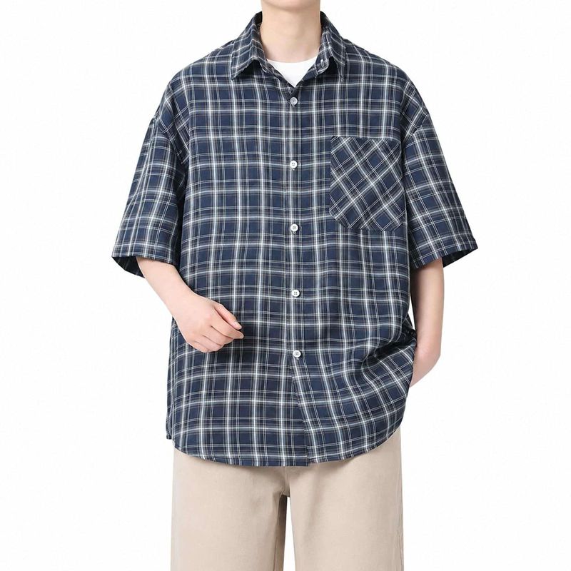 　　　 ◆◇◆売れている秘密◆◇◆ 【カジュアルシャツ】ゆったりとしたビッグシルエットで、体型カバー効果も期待できるメンズ半袖チェックシャツ。ドロップショルダーのデザインが今っぽいヌケ感を演出し、リラックス感のある着こなしが楽しめます。夏のデイリーユースから旅行、レジャーまで幅広く活躍する一着です。 【チェックシャツ】レトロな雰囲気が漂う格子柄デザインのカジュアルシャツ。オレンジやカーキ、グリーン、ブルーといった落ち着いたカラーバリエーションを展開し、Mから4XLまでの豊富なサイズ設計で、どんな体型の方にもするお気に入りの一枚が見つかります。 【メンズ半袖シャツ】さらっとした肌触りで通気性の良いポリエステル混の化繊ブレンド素材を採用。汗ばむ季節でもベタつきにくく、軽やかでやわらかな着用感を持続します。シワになりにくい質感なので、日常のお手入れが簡単なのも嬉しいポイントです。普段着として気軽に使えます。 【オーバーサイズ】胸元に実用的なワンポケットを配し、レギュラーカラーの襟元とフロントボタン仕様で、ボタンを閉めてカッチリ着こなすのも、Tシャツの上から前開きで軽快に羽織るのも自由自在。通学や週末のショッピング、アウトドアなど、様々な着用シーンに対応します。 【夏服メンズ】アメカジやストリート系、日式レトロ風など、多様なコーディネートに合わせやすいシャツ。デニムパンツやチノパン、ハーフパンツとの相性もで、1枚持っておくだけで夏のスタイリングの幅がグッと広がります。シンプルになりがちな夏のコーデの主役にぴったりです。 　　　◆◇◆注意事項◆◇◆ご覧のモニターの環境、撮影環境により実物と色味が異なって見える場合がございます。湿った状態で他のものと擦り合わせると色が移る恐れがあります。濃色品の洗濯時は、白色、淡色と分けて洗ってください。説明 【レトロな格子柄が映える、大人のリラックスカジュアル半袖シャツ】夏のコーディネートにアクセントを加える、クラシックな格子柄のメンズ半袖チェックシャツが登場しました。ドロップショルダーを採用したゆったりとしたビッグシルエットで、気になる体型を自然にカバーしながら、トレンド感のあるルーズな着こなしを叶えます。シンプルになりがちな夏のスタイリングに、さらっと羽織るだけでこなれ感をプラスしてくれる主役級のアイテムです。【肌触りの良い軽快な着心地とイージーケア】ポリエステルをベースにした混紡素材を使用しており、さらさらとした爽やかな肌触りと軽やかな着用感を実現しました。通気性に優れているため、汗ばむ夏のシーズンでもムレにくく、快適な着心地をキープします。シワになりにくい性質を持ち、型崩れしにくいため、ご家庭での日常のお手入れも簡単です。毎日のお出かけに気兼ねなく取り入れられます。【リラックス感漂うドロップショルダー】肩のラインを落としたドロップショルダーデザインを採用し、ルーズで抜け感のある今どきなシルエットを演出します。胸元には小物の収納に便利な実用的なポケットを配置。全体的に丸みのある柔らかなシルエットを生み出し、リラックスした雰囲気を醸し出します。【デイリーからレジャーまで活躍するデザイン】すっきりとしたレギュラーカラー（襟付き）デザインが特徴。フロントのシングルボタン仕様により、ボタンを留めてきれいめに着こなすのはもちろん、インナーにTシャツやタンクトップを合わせた前開きの羽織りスタイルとしても重宝します。デイリーの街歩き、通学、週末のショッピング、旅行、アウトドア、リゾートなど、あらゆるシーンで活躍します。【豊富なカラー＆サイズバリエーション】コーディネートの主役になるオレンジのほか、落ち着いたカーキ、爽やかなグリーン、定番のブルーと、個性豊かなカラー展開。サイズはMから4XLまで幅広くラインナップしており、お好みのサイズ感（ジャストサイズからオーバーサイズまで）をお選びいただけます。自分らしいリラックスした着こなしをお楽しみください。【スタイリング提案】デニムズやチノパンと合わせれば王道のアメカジ・ストリートスタイルに。スウェットパンツやハーフパンツ、ワイドパンツと組み合わせれば、今っぽいルーズなレトロモードスタイルが完成します。スニーカーやサンダル、キャップなどの小物とも相性がよく、夏のカジュアルファッションを幅広く楽しめます。