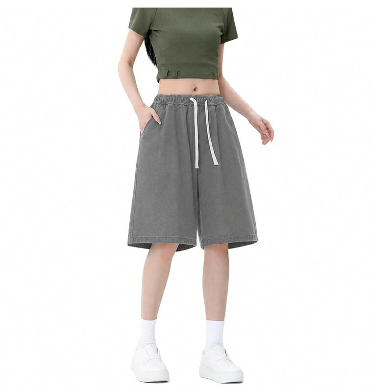 　　　 ◆◇◆売れている秘密◆◇◆ 【デニムハーフパンツ】ゆったりとしたワイドシルエットが気になる太ももやヒップラインを自然に体型カバーし、すっきりとした着痩せ見えを叶えるレディースデニムハーフパンツです。広がりすぎないストレートな裾ラインで、脚長効果も期待できます。Mサイズから4XLサイズまでの豊富な大きいサイズ展開で、ぽっちゃり体型の方でもリラックスして着用いただけます。 【デニムショートパンツ】ウエスト部分には総ゴム仕様を採用し、ドローストリングでサイズ調整も簡単にできるため、お腹周りを締め付けず一日中快適に過ごせます。さらさらとした快適な穿き心地で、日常のカジュアルコーデはもちろん、旅行やアウトドアなどのアクティブなシーンでも大活躍するなショートパンツです。 【レディースハーフパンツ】ライトな質感のデニム生地を使用しており、ゴワつき感が少なくやわらかな肌触りが魅力のハーフパンツです。汗ばむ季節でも通気性が良く、さらっと快適な着用感をキープします。しっかりとした仕立てながら軽やかな着心地で、春夏のデイリーカジュアルに手放せない一着となります。 【ワイドショートパンツ】レトロでヴィンテージ感漂うデザインが、トレンドのアメカジやストリート系、韓国風ファッションと相性です。カラーはライトブルー、ブルー、ブラック、グレーの4色展開で、シンプルなTシャツやスウェットと合わせるだけでこなれ感のある大人の休日スタイルが完成します。 【キュロットパンツ】スマートフォンや小物を入れるのに便利なサイドポケット付きで、実用性にもこだわったデザインのワイドパンツです。通学や通勤のセカンドパンツ、お出かけ、ショッピング、部屋着としてのリラックスタイムまで幅広く着回し可能。すっきりとしたシルエットで大人可愛いコーデを演出します。 　　　◆◇◆注意事項◆◇◆ご覧のモニターの環境、撮影環境により実物と色味が異なって見える場合がございます。湿った状態で他のものと擦り合わせると色が移る恐れがあります。濃色品の洗濯時は、白色、淡色と分けて洗ってください。説明 【レトロな雰囲気漂う、大人のストリートカジュアルデニムハーフパンツ】ゆったりとしたルーズなシルエットが魅力のレディースデニムハーフパンツが登場しました。ヴィンテージ感のある風合いと、すっきりとしたストレートラインが特徴で、毎日のコーディネートにこなれ感をプラスします。ボディラインを拾わないワイドなデザインが、気になる太ももやヒップを自然に体型カバーし、着痩せ見え効果を発揮します。シンプルながらも存在感のあるデザインで、デイリーカジュアルからストリートファッションまで幅広く活躍する一着です。【ストレスフリーな穿き心地を叶えるディテール】ウエスト部分には伸縮性の高い総ゴム仕様を採用しており、お腹周りを締め付けずリラックスしてご着用いただけます。さらに調整可能なドローストリング（引き紐）付きなので、ご自身の体型や好みのフィット感に合わせて自由に微調整が可能です。さらさらとした心地よい手触りのデニム生地は、やわらかな質感でゴワゴワせず、アクティブに動く日も快適な着用感をキープします。【春夏になライトデニム素材】通気性が良く、軽やかな印象を与えるライトオンスのデニム地（ポリエステル・綿混素材）を使用。汗ばむ季節でもベタつきにくく、さらっとした肌触りが持続します。シワになりにくい加工を施しているため、お洗濯後のお手入れも簡単で、毎日のローテーションに組み込みやすいのが嬉しいポイントです。しっかりとした生地感でありながらも重さを感じさせず、一日中快適に過ごせます。【トレンドのスタイリングが楽しめる豊富なカラー＆サイズ展開】定番のライトブルーやブルーをはじめ、クールに引き締まるブラック、シックなグレーの4色をご用意。どのカラーも手持ちのトップスと合わせやすく、様々な表情の着こなしが楽しめます。サイズはMサイズから、L、XL、2XL、3XL、そしてゆったり穿ける4XLサイズまで幅広く展開。普段使いはもちろん、ぽっちゃり体型の方や、あえてワンサイズ上を選んでオーバーサイズなルーズシルエットを楽しみたい方にもです。【幅広いコーディネートにマッチ】・ストリート・アメカジスタイル：オーバーサイズのTシャツやプリントスウェット、スニーカーと合わせて、ボーイッシュでストリート感のある着こなしに。・大人カジュアルスタイル：きれいめのブラウスやコンパクトなリブニットをインして、大人っぽさとカジュアルさを両立したミックスコーデに。・リラックススタイル：フラットサンダルやキャップと合わせて、夏のレジャーやBBQ、リゾート地でのリラックススタイルに。【商品仕様】・素材：ポリエステル、綿混（デニム生地）・仕様：ウエスト総ゴム、ドローストリング付き、両サイドポケット・カラー：ライトブルー、ブルー、ブラック、グレー・サイズ：M、L、XL、2XL、3XL、4XL・対象：レディース・着用季節：春、夏、秋・シーン：通学、お出かけ、旅行、ショッピング、デイリー、ルームウェア