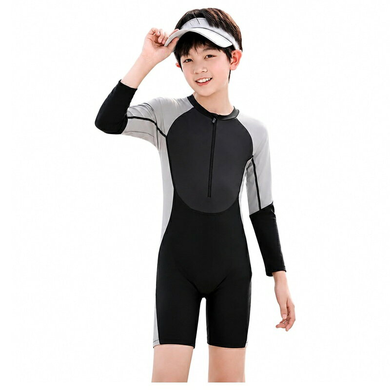 　　　 ◆◇◆売れている秘密◆◇◆ 【子供 水着 男の子】脱ぎ着が簡単なフロントジッパー仕様を採用した、男の子用オールインワン水着です。長袖タイプで日差しから肌を守り、プールや海での長時間の着用でも快適さをキープします。伸縮性にやわらかい生地が体の動きにフィットし、スイミングスクールや水泳授業、夏のレジャーなど幅広いシーンで大活躍するアイテムです。XLから6XLまでの豊富なサイズ展開で、お子様の体型に合わせて選べます。 【スクール水着 男の子】配色デザインが特徴の長袖ワンピース水着です。上下が繋がったオールインワンデザインのため、激しい動きでもお腹が出る心配がなく、水泳の練習やフィットネスに集中できます。すっきりとしたシルエットで体型カバー効果も期待でき、ブルーやグレーの落ち着いたカラーバリエーションが男の子らしさを引き立てます。さらっとした肌触りで快適な着心地です。 【ラッシュガード 長袖】縦横に伸びる素材を使用しており、アクティブな動きを妨げません。さらさらとしたなめらかな質感のポリエステル混素材を採用し、濡れても乾きやすく、肌触りも非常にやわらかです。締め付け感が少なく、長時間の着用でもストレスフリー。スイミングスクールでの授業やクラブ活動、週末のアウトドアでのマリンスポーツにもぴったりな一枚です。 【ワンピース 水着 ジュニア】長袖デザインと程よい着丈のハーフパンツが、夏の強い日差しやプール内の摩擦からお子様のデリケートな肌をやさしく保護します。露出を抑えた設計なので、学校の水泳授業でも人目を気にせず快適に着用いただけます。海辺での砂遊びや川遊び、リゾート地への家族旅行、市民プールなど、夏のアウトドアアクティビティに欠かせないスイムウェアです。 【ジュニア スイムウェア】成長期のお子様に寄り添う設計で、動きやすさとすっきりとした見た目を両立させました。ブルーとグレーを基調としたスポーティーなデザインは、小学生から中学生まで長く愛用いただけます。XL、2XL、3XL、4XL、5XL、6XLとゆったりサイズもカバーする幅広いサイズ展開で、程よいフィット感を提供し、お子様ののびのびとした泳ぎをします。 　　　◆◇◆注意事項◆◇◆ご覧のモニターの環境、撮影環境により実物と色味が異なって見える場合がございます。湿った状態で他のものと擦り合わせると色が移る恐れがあります。濃色品の洗濯時は、白色、淡色と分けて洗ってください。説明 【スポーティで動きやすい、男の子用オールインワン長袖水着が登場】スイミングスクールや学校の水泳授業、海やプールでのレジャーまで幅広く活躍する、男の子用長袖オールインワン水着です。長袖タイプで気になる日差しやプールでの摩擦からお子様の肌をやさしく保護します。ブルーとグレーのカラーデザインを採用し、シンプルながらもおしゃれでスポーティな印象を与える一着に仕上げました。【快適な着心地と動きやすさを追求】伸縮性にしなやかな素材を使用しており、水の中での大きな動きにもスムーズに対応します。さらさらとしたなめらかな肌触りと軽い着用感で、長時間の着用でもストレスを感じにくい設計です。ポリエステル混の吸水性の少ない素材のため、水から上がった後も乾きやすく、体が冷えるのを防ぎます。生地はやわらかく弾力性があり、お子様のデリケートな肌にも優しくフィットします。【実用性を兼ね備えたオールインワンデザイン】トップスとボトムスが一体となったワンピース（オールインワン）構造を採用。激しい泳ぎや水遊びでも水着がずれる心配がなく、お腹が露出しないため保温性にも優れています。また、フロントにはスムーズに開閉できるハーフジッパーを配置し、お子様一人でも簡単に着脱ができるよう工夫されています。ハーフパンツ丈のボトムスは、すっきりとしたシルエットで体型カバー効果もあり、スマートな着こなしを実現します。【多様なシーンで大活躍】スイミングスクールでの毎日の練習用としてはもちろん、小学校や中学校の水泳の授業、夏の家族旅行、海辺での海水浴、川遊び、テーマパークのウォーターエリアなど、あらゆるマリンアクティビティに対応します。XLサイズから6XLサイズまでの豊富なバリエーションをご用意しており、成長期のお子様の体型や好みのフィット感に合わせてお選びいただけます。落ち着いたカラー配色なので、高学年のお子様やジュニア世代にも長く愛用していただけるデザインです。【よくある質問】Q：サイズの選び方に迷っています。どのように選べば良いですか？A：本商品はXLから6XLまでのサイズをご用意しております。お子様の身長や体重、体型に合わせてサイズ表をご確認の上でお選びください。ぴったりとしたフィット感をお求めの場合はジャストサイズを、少しゆとりを持って着用したい場合や成長期を見越して選ぶ場合は、ワンサイズ大きめのサイズをいたします。Q：どのような季節や場所での着用に適していますか？A：主に春、夏、秋のプールや海での着用にです。長袖デザインのため、屋外の強い日差しが気になる夏の海水浴や屋外プールはもちろん、室内の温水プールでのスイミングスクールなど、年間を通して授業や練習用としてご使用いただけます。Q：この水着の下にインナーを着用する必要はありますか？A：本商品は一枚で着用いただける設計となっておりますが、フィット感や衛生面が気になる場合は、水着用アンダーショーツなどをインナーとして重ねて着用していただくことも可能です。お子様の好みに合わせてご調整ください。