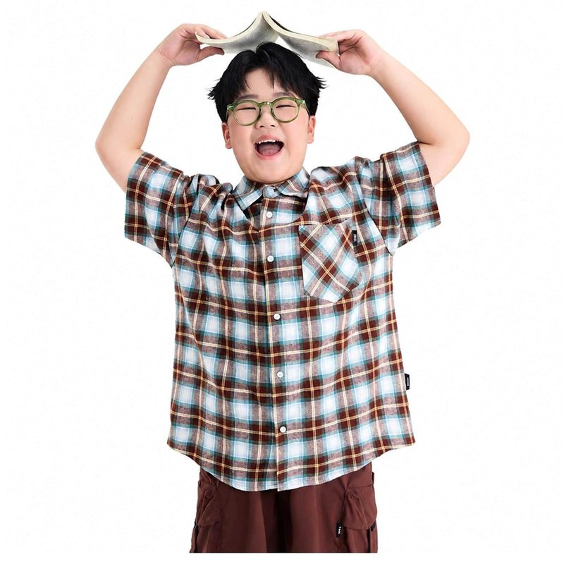 　　　 ◆◇◆売れている秘密◆◇◆ 【男の子用ゆったりシャツ】ぽっちゃり体型のお子様に向けて設計された特別なOラインシルエットのキッズシャツです。お腹周りを締め付けず、ゆったりとした快適な着心地を提供します。窮屈さを感じにくいゆとりのあるサイズ感で、体型を自然にカバーしながら元気に動き回ることができます。 【チェック柄半袖シャツ】クラシックでカジュアルなチェック柄デザインは、男の子のデイリーコーデにぴったりな子供服です。すっきりとした襟付きのデザインと左胸のポケットがアクセントになり、シンプルになりがちな夏のスタイリングに爽やかな印象をプラスしてくれます。 【さらさら綿混素材】肌触りがやわらかく、通気性にコットン混の素材を採用しています。汗をかきやすいお子様でも、さらっとした快適な着用感をキープします。軽やかな風合いで、暑い季節のお出かけや日常の通学シーンでも爽やかに着用できる男の子用半袖シャツです。 【様々なシーンで活躍】通学や塾などの普段使いから、週末のお出かけや旅行、家族でのレジャーシーンまで幅広く使えるカジュアルなキッズシャツです。1枚での着用はもちろん、インナーの上に前開きで羽織るレイヤードスタイルなど、多様な着こなしが楽しめます。 【豊富な大きいサイズ】成長期のお子様やぽっちゃり体型の男の子にも合わせやすいよう、140から180までの大きめサイズを展開しています。体のラインを拾いにくいゆったりシルエット設計で、活発なジュニア期の日常の動きを妨げず、快適に過ごせる実用的な夏トップスです。 　　　◆◇◆注意事項◆◇◆ご覧のモニターの環境、撮影環境により実物と色味が異なって見える場合がございます。湿った状態で他のものと擦り合わせると色が移る恐れがあります。濃色品の洗濯時は、白色、淡色と分けて洗ってください。説明 【ぽっちゃり体型のお子様も快適に過ごせるゆったり設計のチェック柄半袖シャツ】成長期やぽっちゃり体型のお子様に向けて、身幅にゆとりを持たせた特別なOラインシルエットを採用した男の子用キッズシャツです。お腹周りを締め付けず、窮屈感のないリラックスした着用感を実現しました。動きやすさを重視した設計なので、活発に動き回るジュニア期のお子様にな夏用トップスです。【ナチュラルで爽やかなコットン混素材】肌触りがやわらかく、さらっとした質感の綿混生地を使用しています。通気性に優れているため、汗ばむ季節でも快適な着心地をします。軽やかな風合いの素材感で、日常の通学やお出かけ時にも重宝するカジュアルシャツです。【合わせやすいクラシックなチェックデザイン】深みのある落ち着いた配色（ブラウン系ベース）のチェック柄が特徴で、男の子らしい爽やかで大人っぽいコーディネートを演出します。左胸には実用的なポケットが配置されており、全体のアクセントになっています。シンプルながらもおしゃれに見えるデザインで、手持ちのボトムスとも簡単に合わせられます。【多彩なスタイリングと着用シーン】ボタンを留めて1枚での着用はもちろん、インナーにTシャツを合わせて前開きで羽織るレイヤードスタイルなど、気温やシーンに合わせた着こなしが可能です。通学や塾通いなどのデイリーユースから、週末の旅行、お出かけ、家族でのレジャー、習い事など、幅広いアクティビティで大活躍します。【選べるジュニアサイズ展開】小学校高学年から中学生まで対応する140、150、160、170、180のサイズをご用意しております。体のラインが目立ちにくい体型カバー設計のため、サイズ選びに悩む大きめのお子様にも心地よくフィットします。普段着としても通学着としても長く愛用できる実用的な1着です。
