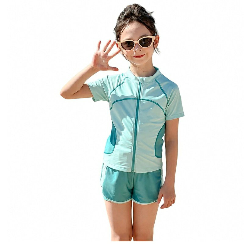 　　　 ◆◇◆売れている秘密◆◇◆ 【キッズ水着女の子のデザイン】女の子用のセパレート水着セット。動きやすい半袖トップスとショートパンツの組み合わせで、お着替えも簡単に行えます。露出を抑えたスポーティーなデザインで、スクール用からレジャーまで幅広く活躍します。フロントジップ仕様で着脱もスムーズです。 【紫外線対策と日焼け防止】首元までカバーする立ち襟デザインと半袖仕様で、日差しが気になる屋外プールや海辺でもしっかりと肌を守ります。長時間の着用でも快適に過ごせるよう設計されており、夏の水遊びやマリンスポーツ時の日焼け対策アイテムとして重宝する上下セットアップです。 【快適な着心地と素材感】さらっとした肌触りのナイロン混生地を使用しており、水に濡れても乾きやすく、軽やかな着用感が持続します。伸縮性に素材が体の動きにフィットするため、元気に動き回るお子様でも窮屈さを感じにくく、スイミングの練習用としても適しています。 【体型カバーとスポーティ仕様】露出を控えたいお子様にぴったりのショートパンツスタイル。お腹周りや太もも周りをすっきりとカバーし、元気な動きをします。サイドのカラーブロックラインがすっきりとしたシルエットを演出し、アクティブで可愛い印象を与えます。 【豊富なサイズ展開と活用シーン】120から170までのジュニアサイズに対応し、成長期のお子様に合わせたサイズ選びが可能です。スイミングスクール、海水浴、川遊び、温泉旅行、プールなど、夏の様々なアクティビティに対応します。ブルーの爽やかな配色で夏のレジャーを彩ります。 　　　◆◇◆注意事項◆◇◆ご覧のモニターの環境、撮影環境により実物と色味が異なって見える場合がございます。湿った状態で他のものと擦り合わせると色が移る恐れがあります。濃色品の洗濯時は、白色、淡色と分けて洗ってください。説明 【アクティブに動けるガールズ用セパレート水着】動きやすさと着やすさを兼ね備えた、女の子向けの半袖セパレート水着セットです。フロントジップ仕様の半袖トップスと、お尻をしっかりカバーするショートパンツの組み合わせで、露出を抑えつつ元気な動きをします。プールでのスイミング練習から、海や川でのレジャーまで、夏のアクティビティに幅広く対応するスポーティーなスイムウェアです。【素材感と着心地へのこだわり】さらっとした手触りで肌なじみの良いナイロン混素材を使用しています。水を含んでも重くなりにくく、乾きやすいドライな質感が特徴です。伸びやかな伸縮性があるため、泳いでいる時も遊んでいる時も体の動きを妨げず、快適なフィット感を提供します。活発に動くお子様のスクール水着やレジャー用としてです。【すっきり見える体型カバーデザイン】首元をカバーする高めの襟元と半袖デザインにより、気になる上半身の日焼け対策に役立ちます。ボトムスは動きやすいショートパンツタイプで、ヒップ周りや太ももをさりげなくカバー。サイドにあしらわれた配色ラインが視覚的にもすっきりとした縦ラインを強調し、スタイルアップした印象に見せてくれます。【幅広いシーンで大活躍】学校の授業やスイミングスクールでの着用はもちろん、夏休みのご家族での旅行、海水浴、テーマパークのプールなど、多様なシーンでお使いいただけます。爽やかなブルー系のカラーリングが、日差しに映えるアクティブで可愛らしい雰囲気を演出します。120サイズから170サイズまで幅広くカバーしているため、小学校低学年から中学生のジュニア期まで、お子様の成長に合わせたなサイズをお選びいただけます。【よくある質問】Q：サイズ選びのポイントはありますか？A：本商品は120から170までのサイズを展開しております。標準的な体型のお子様には、普段着用されている洋服 of サイズを目安にお選びいただくことをします。ゆったりとした着用感をお好みの場合は、ワンサイズ大きめをご検討ください。Q：どのような季節に適していますか？A：主に春夏の温かい季節のプールや海でのご使用に適しています。また、温水プールや屋内スイミングスクールであれば、季節を問わず年間を通じてご着用いただけます。Q：コーディネートの提案はありますか？A：シンプルなセパレートデザインのため、お手持ちのラッシュガードやビーチサンダル、スイムキャップとも合わせやすいです。ブルー系のカラーはどのようなビーチアイテムとも相性が良く、スポーティーなコーディネートが完成します。Q：学校の授業でも使えますか？A：はい、露出の少ない半袖とショートパンツのデザインですので、スクール水着や水泳授業用としても多くのご家庭で選ばれています。落ち着いた配色でアクティブに動けるため、授業でも使いやすい仕様です。Q：体型カバー効果はありますか？A：トップスは前開きのジップ仕様で程よく体にフィットし、ボトムスは太ももをカバーするショートパンツ形状のため、露出を抑えてすっきりとしたシルエットを作ります。