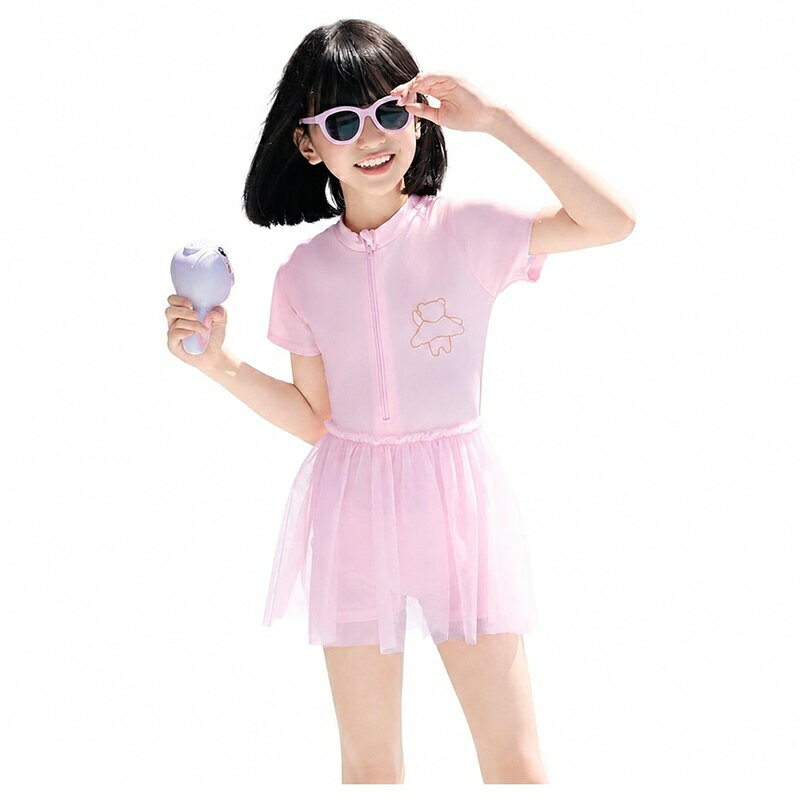 　　　 ◆◇◆売れている秘密◆◇◆ 【キッズ 水着 女の子】可愛らしいピンクとシックなブラックの2色を展開し、サイズはXL、2XL、3XL、4XLまで幅広くご用意した女の子用ワンピース水着です。お子様の成長や体型に合わせて選びやすく、お腹を冷やさない一体型のデザインが特徴。動きやすさと可愛さを兼ね備え、プールや温泉デビューにもぴったりのスイムウェアです。 【ワンピース 水着】チュール素材を重ねたシフォンスカート風のデザインが、まるでドレスのような華やかさを演出する子供用水着です。スカートの内側には一体型のショートパンツが付いているため、元気に動き回っても裾がめくれる心配がなく、露出を控えたい親御様にもできる体型カバー設計のスイムウエアです。 【半袖 水着】肩まわりや二の腕を優しくカバーする半袖タイプのデザインで、直射日光が気になる屋外プールや海辺でのレジャーでも活躍します。フロントジッパー仕様を採用しているため、濡れた状態でもスムーズに着脱しやすく、お着替えが一人でできる年齢のお子様にも適した実用的なスクール水着風のアイテムです。 【スクール水着風】胸元にあしらわれた控えめで可愛らしいクマのワンポイントプリントがアクセントとなり、シンプルながらも個性的な可愛さを引き立てます。派手すぎない落ち着いたスクール水着風のベースカラーと、ふんわりとしたチュールの透け感がバランスよくマッチした、飽きのこない上品なデザインです。 【スイムウェア】ポリエステル系素材を採用しており、さらっとした肌触りと軽やかな着用感を実現しています。プール授業、温泉、海水浴、水遊び、家族旅行など、春夏の多様なレジャーシーンに寄り添う一着。体にフィットしつつも締め付けすぎない適度なゆとりがあり、長時間の着用でも快適に過ごせます。 　　　◆◇◆注意事項◆◇◆ご覧のモニターの環境、撮影環境により実物と色味が異なって見える場合がございます。湿った状態で他のものと擦り合わせると色が移る恐れがあります。濃色品の洗濯時は、白色、淡色と分けて洗ってください。説明 【愛らしいデザインと実用性を兼ね備えた女の子向けワンピース水着】可愛らしいディテール and 動きやすさを追求した、女の子用の半袖ワンピース水着です。胸元に施されたキュートなクマのワンポイントプリントと、ふんわりと広がるチュール素材のスカートが、プールサイドやお着替えの時間を華やかに彩ります。スクール水着風のシンプルで落ち着いたシルエットをベースにしながらも、メッシュチュールを重ねることで、女の子が大好きなドレスのような甘さをプラスしました。お腹が露出しない一体型（オールインワン）デザインのため、水遊び中に冷えが気になるお子様にも適しています。ショートパンツ付きの仕様なので、元気に水しぶきをあげて動き回っても裾のめくれを気にせず過ごせるのが魅力です。【ディテールのこだわりと着脱のしやすさ】首元から胸元にかけて施されたフロントファスナー仕様により、濡れた状態でも引っかかりにくく、スムーズに脱ぎ着ができます。一人でのお着替えに挑戦するお子様を優しくし、スイミングスクールや学校のプール授業でも役立ちます。また、肩や二の腕をカバーする半袖デザインは、強い日差しが気になる夏の屋外レジャーや、少し肌寒さを感じる室内温水プールでも重宝します。首元はやや立ち上がったスタンドカラー調のデザインになっており、首周りのカバーにも貢献。バックスタイルもすっきりとしており、余計な装飾がないため、滑り台やプールサイドでの引っかかりを防ぎます。【さらさらとした肌触りと軽やかな着心地】水着の主素材にはポリエステル系の繊維を使用しており、さらっとした手触りと軽やかな着用感が特徴です。水に入っても重くなりにくく、水から上がった後も乾きやすい印象を与えます。しなやかなタッチで肌当たりがやさしく、デリケートなお子様のお肌にもなじみやすい質感です。体に優しくフィットしながらも動きを妨げないため、水泳の練習や水遊びなどのアクティブなシーンでもストレスフリーに楽しめます。また、シワになりにくい性質を持ち、持ち運びの際も畳んでバッグにさっと入れられる手軽さが魅力です。【豊富なサイズ展開とカラーバリエーション】カラーは、可愛らしさを引き立てる「ピンク」と、シックで大人っぽい「ブラック」の2色をご用意しました。好みに合わせて、またはごきょうだいでの色違いコーディネートもお楽しみいただけます。サイズはXL、2XL、3XL、4XLの4サイズを展開しており、小さなお子様から少しお姉さんになったジュニア世代まで幅広く対応しています。それぞれのサイズはお子様の体型や成長度合いに合わせてお選びいただけるよう設計されており、ショートパンツ一体型構造のおかげで、ゆったりとした着用感ながらもしっかりと体にフィットします。【よくある質問】Q：サイズ選びの目安はありますか？A：本商品はXLから4XLまでのサイズ展開となっており、お子様の体重や体型に合わせてお選びいただくのがです。一体型のインナーショートパンツ仕様になっているため、ジャストサイズで着用いただくと、水の中でのズレを防ぎやすくなります。
