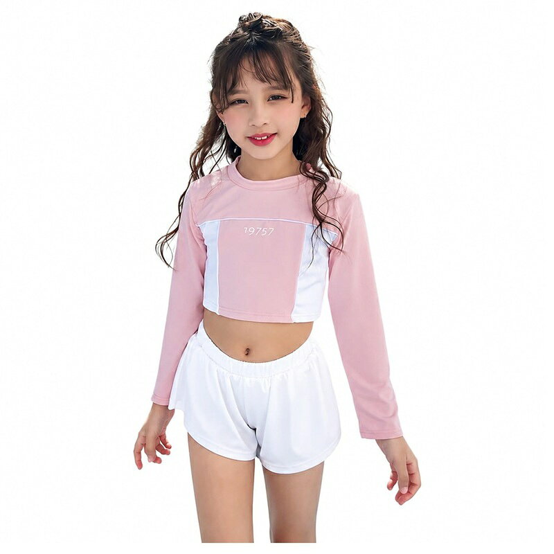 　　　 ◆◇◆売れている秘密◆◇◆ 【セパレート水着の魅力】女の子用の長袖トップスとショートパンツがセットになったセパレートタイプの水着です。着替えやトイレが簡単で、アクティブに動くお子様にです。スポーティーなデザインでありながら、可愛らしさも兼ね備えており、夏のレジャーをより一層楽しく演出します。 【動きやすい長袖デザイン】袖部分は動きを妨げない長袖仕様となっており、屋外プールやビーチでの着用にです。露出を抑えたデザインなので、スクール水着の代わりや、川遊び、マリンスポーツなど、様々なアウトドアシーンで幅広くご着用いただけます。 【快適な着用感のショーツ】ボトムスは動きやすいホワイトのショートパンツを採用しており、元気に走り回るお子様でもお腹が見えにくくです。ウエスト部分はゴム仕様で優しくフィットし、締め付け感が少なく、一日中快適な着心地をキープします。 【豊富なカラーとサイズ展開】カラーは優しいピンクと爽やかなブルーの2色展開で、どちらもホワイトとの配色がおしゃれなカラーブロックデザインです。サイズは調整しやすいフリーサイズ展開となっており、お子様の体型に合わせてすっきりと着こなせます。 【多様なレジャーシーンで活躍】海辺やプールでの水遊びはもちろん、夏の旅行、リゾート、スイミングスクール、潮干狩り、キャンプなど、あらゆる夏のアクティビティに大活躍する一着です。シンプルなスポーツ風デザインで、長く愛用できる仕上がりとなっています。 　　　◆◇◆注意事項◆◇◆ご覧のモニターの環境、撮影環境により実物と色味が異なって見える場合がございます。湿った状態で他のものと擦り合わせると色が移る恐れがあります。濃色品の洗濯時は、白色、淡色と分けて洗ってください。説明 【商品概要】アクティブで可愛い女の子のための長袖セパレート水着セットです。おしゃれなカラーブロックデザインの長袖トップスと、シンプルなホワイトのショートパンツが上下セットになっており、夏の水遊びを思いきり楽しめます。スポーティーなスクール風のシルエットは、上品で元気な印象を与え、ビーチやプールでの注目を集めること間違いなしのデザインです。【特徴とこだわり】・長袖仕様のトップス：屋外での日差しが気になるシーンでも重宝する長袖デザイン。程よいフィット感で動きやすく、マリンスポーツや水遊びにです。・動きやすいショートパンツ：ウエストはゴム仕様で脱ぎ穿きがしやすく、お腹をしっかりとカバーするミドルライズのデザイン。アクティブに動いてもズレにくく、お子様自身でのお着替えもスムーズに行えます。・優しい配色：女の子らしいかわいさを引き立てるピンクと、爽やかで知的な印象を与えるブルーの2色をご用意しました。どちらも白との組み合わせがクリーンな印象を与えます。【の着用シーン】海辺での海水浴、プールでの水遊び、スイミングスクールはもちろん、川遊びやキャンプ、家族旅行などのアウトドアレジャーにもぴったり。動きやすさを追求したデザインなので、ビーチバレーなどのスポーツシーンでも大活躍します。【よくある質問】Q：サイズ感はどのような感じですか？A：おするサイズはフリーサイズとなっており、お子様の普段の衣類サイズを基準にお選びいただけます。ウエストゴム仕様のため、幅広い体型にフィットしやすいデザインです。Q：どのような季節に適していますか？A：主に夏場のアウトドアプールや海での着用に適していますが、長袖デザインのため、春先や初秋の屋外レジャー、または温水プールなどでの着用にもです。Q：他のアイテムとのコーディネートはどうすればよいですか？A：シンプルなショートパンツデザインのため、ビーチサンダルやストローハット、キャップなど様々なサマーアイテムと相性です。プールサイドでの休憩時には、パーカーやタオルを羽織るだけで簡単におしゃれなコーディネートが完成します。Q：スイミングスクールや通学にも使えますか？A：露出が控えめで動きやすいスポーツ風のデザインですので、学校のスクール水着の代わりや、地域のスイミングクラブでの練習用としても違和感なくご使用いただけます。Q：体型カバー効果はありますか？A：長袖トップスとショートパンツの組み合わせにより、気になるお腹周りや太もも周りを自然にカバーできます。過度な露出を避けたいお子様や、すっきりとしたシルエットに見せたい方にです。Q：日常のお手入れ（洗濯）方法はどうすればよいですか？A：ご使用後は真水で軽く手洗いし、陰干しすることをします。洗濯機を使用する場合は、目の細かい洗濯ネットに入れ、弱水流での洗濯をします。漂白剤や乾燥機の使用は避けてください。