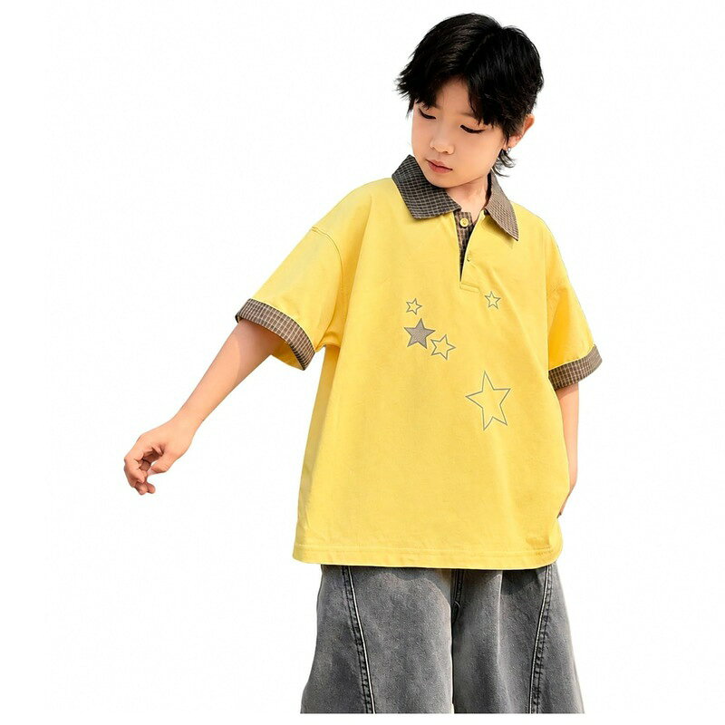 　　　 ◆◇◆売れている秘密◆◇◆ 【キッズポロシャツ】さらっとした肌触りが心地よい男の子向け半袖ポロシャツです。通気性にコットン系の素材を使用しており、汗ばむ夏の季節でもベタつきにくく、軽やかに着用いただけます。デイリーの普段着としてはもちろん、通学や通園、週末のお出かけなど、さまざまなアクティブシーンにです。 【男の子子供服】首元はクラシックな襟付きデザインで、ボタン付きのヘンリーネック仕様となっており、お着替えもしやすい構造です。襟元と袖口にあしらわれたチェック柄の切り替えデザインがアクセントになり、胸元のおしゃれな星柄プリントと相まって、シンプルながらも個性的なカジュアルスタイルを演出します。 【半袖tシャツ】程よくゆとりのあるドロップショルダーのシルエットで、動きやすく体型カバー効果も期待できます。窮屈感のないゆったりとしたサイズ感のため、元気に走り回るお子様の動きを妨げず、通学やアウトドア、旅行、キャンプなどのレジャーシーンでもストレスフリーに過ごすことができます。 【夏用トップス】イエローやホワイトといった爽やかなカラーバリエーションを展開しており、デニムパンツやハーフパンツなど、お手持ちのボトムスともコーディネートしやすいデザインです。普段のカジュアルコーデから、ちょっとしたお出かけ着まで、夏の幅広い着こなしに対応する便利な一枚です。 【豊富なサイズ】サイズ展開は120、130、140、150、160、170と幅広くご用意しており、成長期のお子様やジュニア世代まで体型に合わせて選べます。通園や小学生の通学服、お出かけ着など、ライフスタイルに合わせて活躍します。柔らかくしなやかな風合いで、日常のお手入れも簡単です。 　　　◆◇◆注意事項◆◇◆ご覧のモニターの環境、撮影環境により実物と色味が異なって見える場合がございます。湿った状態で他のものと擦り合わせると色が移る恐れがあります。濃色品の洗濯時は、白色、淡色と分けて洗ってください。説明 【商品紹介】さらさらとした柔らかな肌触りが魅力の男の子向け半袖ポロシャツです。暑い夏でも軽やかに着用できる通気性の良い素材を採用しており、アクティブに動くお子様の日常に寄り添います。襟付きのきちんとした印象を与えつつ、カジュアルなチェック柄の切り替えと胸元の星柄プリントで、おしゃれな遊び心をプラスしました。【こだわりのデザイン】クラシックな襟元にはボタンがあしらわれており、着脱がスムーズに行えます。襟と袖口の配色チェック柄が全体のアクセントになり、一枚でおしゃれなレイヤード風スタイルが完成します。ドロップショルダーと程よくゆったりとしたシルエットが、トレンド感のあるカジュアルな雰囲気を演出し、体のラインを拾いにくく体型カバーにも役立ちます。【着用シーン＆コーディネート】デイリーユースの普段着としてはもちろん、小学校への通学、幼稚園や保育園への通園、週末のお出かけや旅行、アウトドアなど、多彩な日常のシーンで活躍します。デニムパンツ、チノパン、夏定番 of ハーフパンツなど、どのようなボトムスとも相性が良く、コーディネートに迷う心配がありません。【カラー＆サイズ展開】明るく元気な印象を与える「イエロー」と、どんなスタイルにも合わせやすい爽やかな「ホワイト」の2色をご用意しました。サイズは120、130、140、150、160、170の豊富なラインナップを展開しており、成長期のお子様や小学生、中学生のジュニア世代まで、ぴったりのサイズ感をお選びいただけます。【お手入れと着用感】やわらかでしなやかな風合いのコットン系生地を使用しており、お肌がデリケートなお子様にも着用しやすい仕上がりです。シワになりにくく日常の洗濯にも扱いやすいため、忙しい毎日をします。
