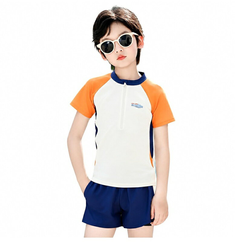 　　　 ◆◇◆売れている秘密◆◇◆ 【水着 男の子 セパレート】豊富なサイズ展開でジュニアから青少年まで幅広く対応する男の子用セパレート水着です。Lサイズから5XLサイズまでご用意しており、成長期のお子様の体型に合わせて快適にフィットします。締め付け感が少なく、プールや海水浴、学校の授業など様々なシーンで活躍するスイムウェア上下セットです。 【ラッシュガード キッズ 半袖】ハーフジップ仕様で着脱が簡単な半袖ラッシュガードとスイムパンツのセットです。首元を適度にカバーするモックネックデザインと、スポーティなカラー切り替えが特徴的なデザイン。アクティブに動くお子様の体に優しくフィットし、プールサイドやビーチでもに決まります。 【男の子 スイムウェア】さらさらとした滑らかな肌触りのポリエステル混素材を採用し、濡れても乾きやすく快適な着用感をキープします。伸縮性に生地が体の動きを妨げず、のびのびと泳ぐことができます。しっとりやわらかな肌触りで、長時間の着用でも快適に過ごせるよう細部までこだわった仕上がりです。 【スクール水着 男の子】学校のスイミング授業からレジャーまでマルチに対応できるスポーティなデザインです。落ち着いたブルーやオレンジのカラー配色で、スイミングスクールや夏休みのプール、海水浴など場所を選ばず着用いただけます。お着替えも簡単なセパレートタイプなので、小さなお子様にもです。 【ジュニア スイムパンツ】ウエストゴム仕様で程よくフィットするスイムパンツと半袖トップスのセット。すっきりとしたシルエットでありながら、動きやすさを重視した設計です。着痩せ見えするサイド切り替えデザインで、体型カバーも叶えます。夏の水遊びやフィットネス、ランニングなど屋外アクティビティに。 　　　◆◇◆注意事項◆◇◆ご覧のモニターの環境、撮影環境により実物と色味が異なって見える場合がございます。湿った状態で他のものと擦り合わせると色が移る恐れがあります。濃色品の洗濯時は、白色、淡色と分けて洗ってください。説明 【スポーティで快適な男の子用セパレート水着セット】ジュニアから青少年まで幅広くお使いいただける、半袖ラッシュガードとスイムパンツの上下セパレートセットです。フロントのハーフジップ仕様により、濡れた状態でもスムーズに着脱が可能です。首元をカバーするスタンドカラーと、サイドの切り替えラインが、すっきりとしたスポーティな印象を演出します。【さらさらと滑らかな肌触りで快適な着用感】ポリエステルをベースとした伸縮性の高い素材を使用しており、さらさらとした優しい手触りが特徴です。しっとりやわらかな着用感で、体に優しくフィットします。動きやすさを重視した設計で、スイミングスクールや水遊び、ビーチでのアクティビティでもストレスフリーに過ごせます。【多彩なシーンで大活躍 of スイムウェア】学校の授業用スクール水着としてはもちろん、夏休みの海やプール、リゾート旅行、キャンプでの水遊びなど、あらゆるサマーレジャーにぴったりです。シンプルなデザインと落ち着いた配色で、幅広い年齢のお子様にお使いいただけます。【よくある質問】Q：サイズ選びの目安はありますか？A：本商品はLサイズから5XLサイズまで幅広く展開しております。成長期のお子様の体型や、ゆったりとした着用感をお好みに合わせて、サイズ表をご参照の上お選びください。Q：学校のプール授業でも使えますか？A：はい、シンプルな配色とハーフジップの落ち着いたデザインですので、スイミングスクールや学校の授業用としても多く選ばれています。Q：生地の伸縮性や着心地はどうですか？A：縦横にしっかり伸びる素材を採用しており、さらさらとした心地よい肌触りです。活発に動くお子様の邪魔をしません。Q：お手入れ方法（洗濯）について教えてください。A：ご使用後は真水で優しく手洗いし、陰干しをします。生地の傷みや色落ちを防ぐため、漂白剤や乾燥機の使用はお控えください。Q：体型カバー効果はありますか？A：トップスのサイドに配色切り替えラインが入っており、視覚効果ですっきりとしたスタイルに見せるデザインとなっています。
