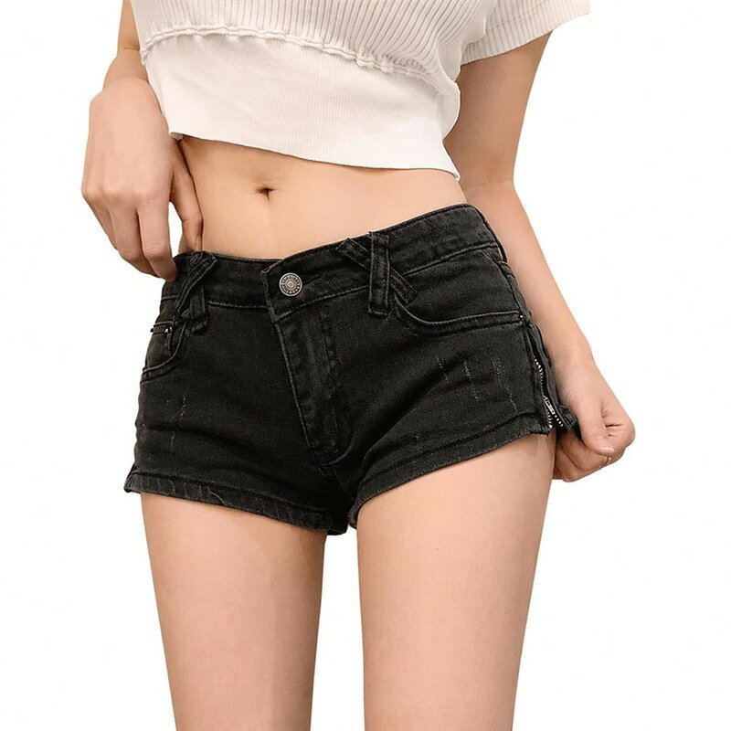 　　　 ◆◇◆売れている秘密◆◇◆ 【美脚を魅せるローライズ】このデニムショートパンツは、トレンドのローライズ設計でヘルシーな肌見せを叶えます。サイドジッパーのデザインがアクセントになり、穿くだけでアメリカンレトロなこなれ感を演出。カジュアルな夏のコーディネートを一気におしゃれに格上げするデニムミニパンツです。 【ヒップラインを美しく】伸縮性のあるストレッチショートパンツは、女性らしい丸みのあるヒップラインを美しく包み込みます。程よいフィット感でウエストから太ももにかけてのラインをすっきりと見せ、脚長効果も。すっきりとしたシルエットのローライズホットパンツで理想のボディラインへ導きます。 【アクティブな夏に最適】肌触りが柔らかく動きやすいデニムミニパンツは、野外フェスやビーチ、毎日の街歩きなど様々な夏のシーンで大活躍します。伸縮性に富んだショートパンツレディースは、一日中穿いていても窮屈感がなく、動きやすさと可愛さを両立させたいアクティブな日のスタイリングに最適です。 【長く愛用できる仕立て】型崩れしにくいしっかりとした生地感の美脚ジーンズは、自宅の洗濯機で気軽にお手入れが可能です。細部まで丁寧な縫製が施された耐久性の高いデニムショートパンツなので、ヘビロテしても美しさをキープ。洗うほどに味わい深くなるヴィンテージライクな表情も魅力的です。 【トレンド女子へのギフトに】Y2Kファッションやギャルスタイルが好きな方へのプレゼントにもおすすめのローライズホットパンツです。幅広いサイズを展開しており、ご自身のスタイルに合わせて最適なフィット感を選べます。この夏、自分へのご褒美や友人とお揃いで穿きたい主役級のショートパンツレディース 　　　◆◇◆注意事項◆◇◆ご覧のモニターの環境、撮影環境により実物と色味が異なって見える場合がございます。湿った状態で他のものと擦り合わせると色が移る恐れがあります。濃色品の洗濯時は、白色、淡色と分けて洗ってください。説明 【美脚を惹き立てるローライズ】トレンド感溢れるデザインのデニムショートパンツが登場。美しいボディラインを強調するローライズショートパンツ仕様で、ヘルシーな肌見せスタイルを叶えます。サイドジッパーのアクセントがエッジの効いたかっこよさを演出し、ワンランク上のカジュアルコーデを楽しめるセクシーショーパンです。 【美尻・美脚メイク】タイトなシルエットでヒップラインを綺麗に見せるレディースホットパンツです。計算された裾のカットラインが太ももをすっきりと細く見せ、履くだけでスタイルアップを叶えます。伸縮性のあるデニムショートパンツなので、タイトでありながらも窮屈感なく美しいシルエットをキープします。 【様々なトップスと相性】Y2Kファッションやストリート系など、幅広いコーデに大活躍するジーンズショートパンツです。ビスチェやチビTシャツと合わせるだけで、トレンド感のあるアメカジスタイルが完成。フェスやクラブイベント、夏の海やデートなど、特別な日の主役になるレディースホットパンツです。 【年中使えるしっかり素材】型崩れしにくいなデニム生地を採用したショートパンツレディース用です。丈夫な縫製とスムーズに開閉できるサイドファスナーにより、長く愛用できる仕上がりです。ヴィンテージライクな色落ち加工が施されたデニムショートパンツは、こなれ感のあるこなれた大人の表情を演出します。 【夏のギフトや自分へのご褒美に】トレンドに敏感な女性へのプレゼントとしても喜ばれるローライズショートパンツです。自分らしい魅力を引き出したい日のために、ワードローブに1着は持っておきたい美脚ショートパンツ。夏のワードローブを格上げし、周囲の視線を集めるスタイリッシュなジーンズパンツ。