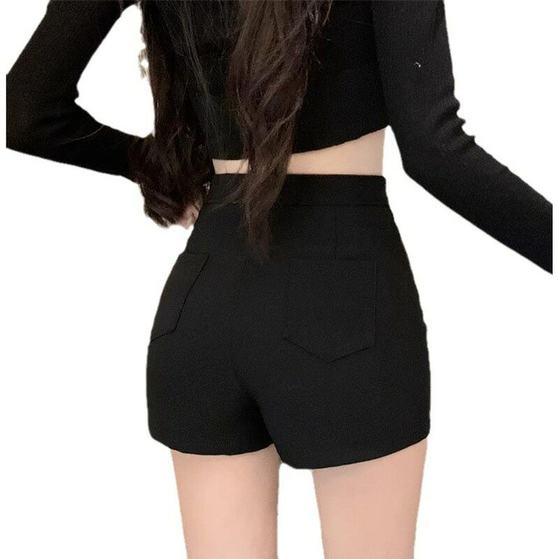 　　　 ◆◇◆売れている秘密◆◇◆ 【美脚シルエット】このショートパンツ レディースは、洗練されたブラックカラーが魅力の一着です。ハイウエストのデザインが腰の位置を高く見せ、理想的な脚長効果を演出します。デニム 短パンでありながらカジュアルすぎない落ち着いた質感が、大人の女性のデイリーコーデを上品に格上げしてくれるアイテムです。 【スタイルアップ】ホットパンツならではのタイトなフィット感が、気になるヒップラインを美しく包み込みます。この黒 ショートパンツは、お腹周りをすっきりとカバーする設計により、自然な着痩せを叶えます。シルエットに徹底的にこだわったデザインで、自信を持って夏のお出かけを楽しめるようサポートします。 【抜群の履き心地】優れた伸縮性を持つストレッチ 短パンなので、アクティブな動きにもしなやかに対応します。夏用 ショートパンツに最適な通気性と柔らかい肌触りを兼ね備え、長時間の着用でも窮屈さを感じにくいのが特徴です。レジャーや旅行、日常の買い物など、あらゆる場面で活躍する快適な履き心地です。 【着回し力抜群】シンプルな無地のカジュアルパンツは、どんなトップスとも相性が良く、毎日のコーディネートの幅を広げてくれます。短パン レディースとして型崩れしにくい丈夫な素材を採用しており、ご自宅でのケアも簡単です。丁寧な縫製で仕上げたこの一着は、長く愛用できる品質の高さが自慢のポイントです。 【幅広いシーンに】トレンドのショート丈 パンツは、10代から40代まで幅広い世代の方に愛用いただける万能な一品です。自分用にはもちろん、大切な方へのプレゼントとしても喜ばれるファッションアイテムです。ビーチ、野外フェス、ルームウェアなど、暑い季節を爽やかに彩るマストバイなボトムスをぜひお試しください。 　　　◆◇◆注意事項◆◇◆ご覧のモニターの環境、撮影環境により実物と色味が異なって見える場合がございます。湿った状態で他のものと擦り合わせると色が移る恐れがあります。濃色品の洗濯時は、白色、淡色と分けて洗ってください。説明 【洗練されたブラックスタイル】このブラック ショートパンツは、シンプルながらも上品なデザインが魅力です。黒 短パンならではの引き締め効果で、どんなトップスとも相性抜群。デニム ショートパンツのカジュアルさと、大人の落ち着きを兼ね備えたショート丈の一枚で、夏のコーディネートを格上げします。 【ハイウエストで美脚見え】ハイウエスト パンツ設計により、腰の位置を高く見せ、脚長効果を最大限に引き出します。このレディース 短パンは、お腹周りをすっきりとカバーしながら、ヒップラインを美しく包み込むデザインを採用。着痩せして見えるシルエットが、自信のあるスタイルを演出します。 【驚きのストレッチ性で快適】伸縮性に優れた素材を使用したストレッチ パンツなので、タイトなシルエットながらも窮屈さを感じさせません。日常の動作はもちろん、アクティブなシーンでもこのホットパンツなら動きやすさ抜群。長時間着用しても疲れにくく、夏のレジャーやデイリーユースに最適な一着です。 【型崩れしにくい仕上げ】細部まで丁寧に縫製されたこのカジュアルパンツは、耐久性に優れ、長くご愛用いただけます。自宅での洗濯も簡単で、シワになりにくい素材感も嬉しいポイント。黒の深みが美しく、色落ちしにくい仕様となっており、常に清潔感のあるデニム風ショートパンツのスタイルをキープできます。 【幅広いシーンで大活躍】カジュアルなTシャツからきれいめのブラウスまで、幅広いアイテムと合わせやすい万能なショートパンツ レディースです。通勤、通学、デート、ビーチやフェスなど、あらゆる夏のイベントにぴったり。自分へのご褒美はもちろん、大切な方へのプレゼントとしても喜ばれる、定番のアイテムです。