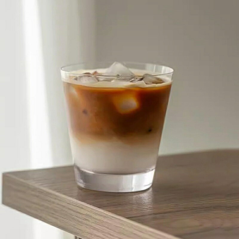 　　　 ◆◇◆売れている秘密◆◇◆ ビールの色、泡、香り、味はすべてビールの品質を評価する上で重要な要素であり、さまざまな形のビアグラスはビールにさまざまな影響を及ぼします。 カップの口が滑らかでスムーズで、カップの口は滑らかで繊細な、滑らかで、飲酒の味が良いです。全体の形状は、エレガントでシンプルで保留に快適です。 飲み物が異なれば、互いに補完するために異なるカップを使用する必要があります。適切なカップを選ぶことで、飲む雰囲気が良くなり、気分が幸せになり、極限まで飲む楽しみが広がります。 エレガントにビールを楽しむビアグラス！このシリーズはビールを本格的に、かつ気軽に味わって頂けるように、シンプルなデザインにこだわりました。ご家庭でも是非、本格的なビールの味わいをお楽しみください。自分へのご褒美や、誕生日プレゼント、父の日や敬老の日のプレゼント等、大切な方への贈り物にも最適！ ビールをグラスにコポコポっと注ぎ入れ、ランチョンマットを敷いて、おつまみに一品も添えて「プハー」。疲れも吹っ飛び、ストレス解消。就寝前の晩酌や、週末のちょっとした贅沢にプレミアムビールを注いでも◎自宅にお友達が遊びに来た時や、ホームパーティー等でも大活躍！突然の来客や旦那様の会社の同僚が訪ねて来た時のおもてなしにも。 　　　◆◇◆注意事項◆◇◆ご覧のモニターの環境、撮影環境により実物と色味が異なって見える場合がございます。湿った状態で他のものと擦り合わせると色が移る恐れがあります。濃色品の洗濯時は、白色、淡色と分けて洗ってください。説明 商品の紹介 商品名：カクテルグラス 素　材：ガラス おしゃれ ブランデーグラス ウィスキーグラス ブランデー グラス ウヰスキー コップ ギフト おすすめ プレゼント 男性 メンズ 誕生日プレゼント クリスマスプレゼント ギフト プレゼント 贈り物 誕生日 クリスマス 男性 20代 30代 40代 50代 60代 父 父親 お父さん 祖父 おじいちゃん 彼氏 就職祝い 退職祝い 父の日 敬老の日 寛ぎのひとときをお気に入りのグラスと共に。 肉厚でしっかりしたつくりのロックグラスは安定感抜群。 底部分に美しいカットがほどこされた重厚感たっぷりのグラス。 氷代わりのステンレスキューブを入れて、ウイスキーやブランデーなどがよく似合う大人のためです。 ウィスキー、ブランデー、梅酒、カクテル、焼酎などロックで飲む場合におすすめのロックグラスです。 ご利用シーン：お祝い お返し / 母の日 / 父の日ギフト / 結婚祝い / 結婚記念日 / 誕生日プレゼント / 法人設立祝い / 記念品 / 内祝い / 引き出物 / 法人周年記念品 / 上司や部下の昇進祝い / 敬老の日 / バースデープレゼント / クリスマス / 還暦祝い / 引っ越し祝い / 新築祝い / 定年退職祝い 等。 ■注意事項 ■ 商品のサイズについて、採寸方法と位置によって、表記サイズと若干誤差が生じる場合がございます。 ■ メーカーの都合により、商品の仕様は予告なく変更になる場合がございます。大量ご注文の場合必ず事前にご確認ください。 ■ 撮影時のライティング、ご覧になっているモニターとPC環境により、実際の商品の色と若干異なって見える場合がございます。 ■ 在庫が他のショッピングモール店舗と連動しているため、稀にご注文を受付けた後に、在庫切れになってしまう場合がございます。 ■ 細心な注意を払って検品しておりますが、一部海外製造の商品により、若干の糸ほつれ、歪み、繊維匂いなどがある場合がございます。