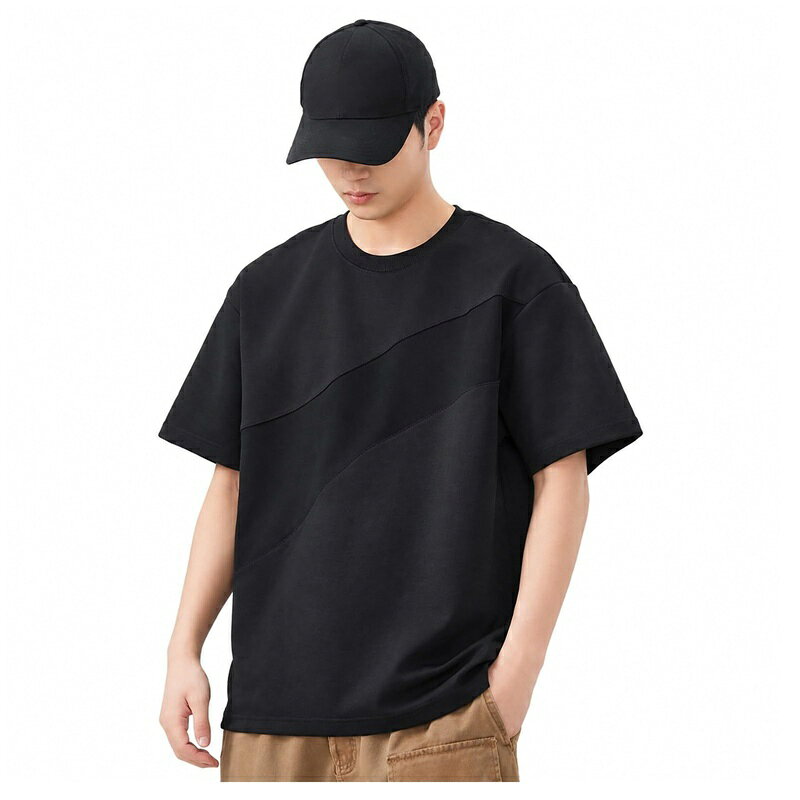　　　 ◆◇◆売れている秘密◆◇◆ 【Tシャツの切り替えデザイン】アシンメトリーな斜めの切り替えラインが特徴的なメンズ半袖Tシャツです。単調になりがちな無地トップスにデザイン性をプラスし、1枚でサマになるおしゃれなレイヤード風スタイルを演出します。カジュアルからストリートまで幅広く活躍するデザインカットソーです。 【ゆったりオーバーサイズ】ドロップショルダー仕様のルーズフィットなシルエットで、トレンド感のある着こなしを楽しめる半袖Tシャツ。体のラインを拾いにくいゆったりとしたデザインなので、自然な体型カバーや着痩せ見えも期待できます。リラックス感のある快適な着用感を提供します。 【ポリエステル系のさらさら素材】シワになりにくく、お手入れが簡単なポリエステル混素材を採用したカットソーです。さらっとした肌触りで通気性も良く、汗ばむ季節でも快適な着心地をキープ。デイリーユースはもちろん、旅行やレジャー、アウトドアイベントなどアクティブなシーンにも活躍します。 【豊富なサイズとカラー展開】サイズはMからXXXXLまで幅広く展開しており、大きいサイズをお探しの方にもです。定番のブラック、ダークグレー、柔らかな印象のベージュなど、着回しやすいカラーバリエーションをご用意。お好みのスタイルに合わせてお選びいただけます。 【幅広いコーディネートに対応】クルーネック仕様でどんなボトムスとも合わせやすく、デニムパンツやチノパン、ハーフパンツなどと相性ぴったりです。デイリーのお出かけ、通学、休日のおしゃれ、ショッピングなど、様々な普段着のシーンで活躍する着回しやすい半袖プルオーバーアイテムです。 　　　◆◇◆注意事項◆◇◆ご覧のモニターの環境、撮影環境により実物と色味が異なって見える場合がございます。湿った状態で他のものと擦り合わせると色が移る恐れがあります。濃色品の洗濯時は、白色、淡色と分けて洗ってください。説明 -