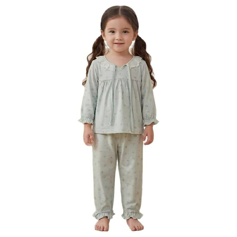 　　　 ◆◇◆売れている秘密◆◇◆ 【パジャマ 女の子】さらっとしたなめらかな肌触りが心地よい、女の子用長袖パジャマ上下セットです。お部屋でのリラックスタイムを可愛く彩るデザインで、グリーンを基調とした優しい色合いが特徴です。サイズは100から140まで幅広く展開しており、お子様の成長に合わせてゆったりとした着心地をお選びいただけます。 【ルームウェア キッズ】襟元にあしらわれた可憐なレースと上品なリボンタイが、大人可愛い雰囲気を演出するルームウェアです。袖口とパンツの裾には可愛らしいフリルを施し、ディテールにもこだわりました。締め付け感の少ないゆったりとしたシルエットで、窮屈感なく快適にお過ごしいただけます。 【子供服 寝巻き】ウエスト部分は伸縮性のあるゴム仕様になっており、お腹周りを締め付けず優しくフィットします。元気に動くお子様でも着脱がしやすく、お着替えもスムーズに行えます。ロングパンツ仕様で冷え対策にもで、就寝時の寝返りも妨げないのびのびとした着用感を実現しました。 【部屋着 長袖】薄手でさらりとしたレーヨン混系の素材を採用しており、春、夏、秋のロングシーズンにわたって着用いただけます。通気性がよく軽やかな質感のため、汗をかきやすいお子様でもさらさらとした快適な着心地が持続します。お風呂上がりやリラックスタイムの部屋着としてぴったりです。 【ナイトウェア 上下】上品な総柄デザインで、お泊まり会や旅行先でもおしゃれに決まる上下セットのナイトウェアです。派手すぎないナチュラルな花柄プリントが女の子らしさを引き立てます。お家でのお手入れも簡単で、デイリーユースのパジャマとしてヘビーローテーションしたくなる一枚です。 　　　◆◇◆注意事項◆◇◆ご覧のモニターの環境、撮影環境により実物と色味が異なって見える場合がございます。湿った状態で他のものと擦り合わせると色が移る恐れがあります。濃色品の洗濯時は、白色、淡色と分けて洗ってください。説明 【お家時間を可愛く彩る、レース襟長袖パジャマ上下セット】さらさらとしたなめらかな肌触りが魅力の、女の子向け長袖パジャマ上下セットです。優しく淡いグリーンを基調とした色味に、繊細な総柄プリントを散りばめたナチュラルで愛らしい雰囲気が漂います。お部屋でのリラックスタイムにはもちろん、毎日の就寝時のナイトウェアとしても快適にご愛用いただける一枚です。【可憐なレース襟とフリルが織りなすフェミニンなデザイン】首元には細やかな刺繍レース襟を施し、スリットが入ったVネックラインに華奢な細リボンタイをあしらいました。顔周りをぱっと華やかに見せてくれる仕上がりです。さらに、袖口とロングパンツの裾には甘すぎないフリルをプラス。動くたびにひらひらと揺れるフリルが、お家の中でも女の子らしいキュートな表情を引き出してくれます。【のびのび動けるゆったりシルエット＆お腹に優しいウエストゴム】成長期のお子様が窮屈さを感じることなく、ストレスフリーで過ごせるよう全体的にゆとりのある設計にしました。寝返りをうっても生地が突っ張りにくく、快適な睡眠をします。ロングパンツのウエスト部分には伸縮性にゴムを採用し、お腹周りを締め付けずに心地よくフィット。自分でお着替えがしやすい仕様のため、小さなお子様の自立を促します。【さらっと軽やかな質感で春・夏・秋の3シーズンに対応】シルクのようになめらかで、とろみのある薄手のレーヨン混系生地を使用しています。しっとりとしたソフトな手触りと、風を通す軽やかな着用感が特徴です。通気性に優れているため、蒸し暑い季節の冷房対策としても、涼しくなってきた秋口の寝冷え防止としても役立ちます。さらさらとした質感が持続し、汗をかきやすいお子様でも快適さを保ちます。【サイズ展開豊富でギフトにも喜ばれるルームウェア】サイズは100、110、120、130、140の5サイズをラインナップ。兄弟姉妹でのお揃いコーデや、成長に合わせた買い替えにも便利です。落ち着いたグリーンの色合いは目にも優しく、上品なカジュアルスタイルを完成させます。お友達とのパジャマパーティーやお泊り会、ご旅行用の寝巻きとしてはもちろん、大切なご家族やお孫さんへの実用的なプレゼントとしてもです。
