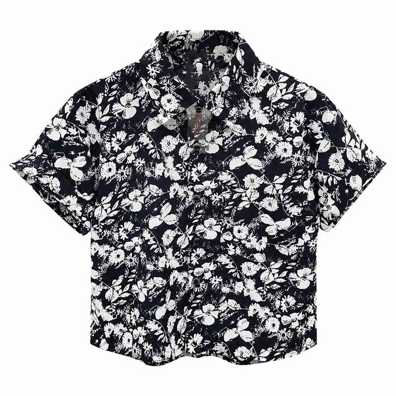 　　　 ◆◇◆売れている秘密◆◇◆ 【キッズシャツ】さらっとした肌触りが心地よい綿混素材を採用した、男の子用ボタニカル総柄半袖シャツです。薄手で涼やかな着心地を提供し、暑い夏の日でも快適に着用いただけます。90から140サイズまで幅広く展開しており、お子様の成長に合わせてゆったりとお選びいただけます。 【アロハシャツ風】爽やかな開襟デザインと全体にあしらわれたおしゃれなボタニカル花柄が特徴です。リゾート感漂うデザインは、普段着としてはもちろん、夏のレジャーや家族旅行、お出かけシーンでも主役級の存在感を放ちます。すっきり見えするシルエットでトレンド感も演出できます。 【着脱しやすい前開き】フロント部分にはシンプルなボタンを採用し、お子様自身での着替えもスムーズに行えます。襟元のカッティングが首回りを涼しげに見せつつ、程よいきちんと感もあるため、カジュアルからちょっとしたお出かけスタイルまで幅広く対応するトップスです。 【デイリーに活躍】ブラックをベースとした落ち着いた色合いの総柄デザインなので、どんなボトムスともコーディネートしやすいのが魅力です。デニムパンツやハーフパンツ、チノパンなどと合わせるだけで、簡単に大人っぽいカジュアルコーデが完成します。 【通気性・お手入れ】通気性に薄手の綿混生地のため、汗をかきやすいお子様でもムレにくく快適に過ごせます。日常使いの洗い替えとしても重宝する一枚で、夏のアクティブな外遊びや通園・通学、夏祭りなどのイベントにも大活躍する頼れるアイテムです。 　　　◆◇◆注意事項◆◇◆ご覧のモニターの環境、撮影環境により実物と色味が異なって見える場合がございます。湿った状態で他のものと擦り合わせると色が移る恐れがあります。濃色品の洗濯時は、白色、淡色と分けて洗ってください。説明 【爽やかでおしゃれなキッズ用総柄半袖シャツ】夏のシーズンにぴったりな、涼やかで動きやすい男の子用半袖開襟シャツが登場しました。ブラックをベースにしたモノトーン調のボタニカル花柄デザインで、カジュアルながらもどこか大人っぽい洗練された印象を与えてくれます。【さらさらとした快適な着用感】肌触りがよく通気性に薄手の綿混生地を採用。汗ばむ季節でもさらっとした肌触りをキープし、軽やかな着心地が持続します。ゆったりとした設計で動きやすく、元気いっぱいに動き回るお子様のデイリーウェアとしてです。【幅広い着こなしに対応する開襟デザイン】首元をすっきりと見せてくれる襟付きデザインで、フロントは脱ぎ着がしやすいボタン仕様。カジュアルなハーフパンツや定番のデニムなど、様々なボトムスと相性です。1枚での着用はもちろん、インナーの上に羽織るレイヤードスタイルもで、幅広いコーディネートが楽しめます。【様々なライフシーンで活躍】デイリーの通園・通学はもちろん、週末のお出かけ、家族旅行、リゾート地での着用、公園での外遊びなど、夏のアクティブなシーンにです。ギフトやプレゼントとしても喜ばれる、デザイン性と実用性を兼ね備えた1着です。