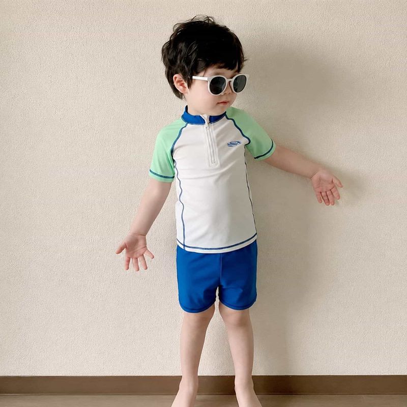 マルヤ物流サービスのキッズ 水着 男の子 セパレート 半袖 ラッシュガード 上下セット ジュニア スイムウェア ハーフジップ 子供用 スイミング スクール プール 海水浴 水遊び 動きやすい 伸縮性 大きいサイズ｜アングル2