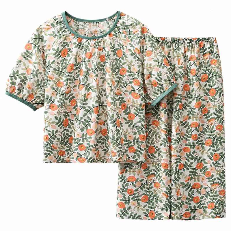 　　　 ◆◇◆売れている秘密◆◇◆ 【キッズパジャマ】子供たちの心地よい睡眠をする、半袖シャツとロングパンツの上下2点セットです。締め付け感のないゆったりとしたシルエットで、元気なお子様の動きを妨げず、お部屋でのリラックスタイムをより快適に演出します。 【さらっと快適な着用感】汗をかきやすい季節でも快適に過ごせるよう、通気性に薄手の綿混系素材を採用しました。さらさらとした柔らかな肌触りで、お風呂上がりや就寝時のベタつきを抑え、一晩中爽やかで優しい着心地をキープします。 【ディテールへのこだわり】首元は脱ぎ着がしやすい伸縮性のあるラウンドネック仕様。袖口にも程よいフィット感のゴムを取り入れ、配色デザインでおしゃれなアクセントをプラスしました。細部まで丁寧な仕上がりで、デリケートなお子様の肌をやさしく包み込みます。 【豊富なサイズ展開】100cmから150cmまでの幅広いサイズをご用意しており、成長期のお子様に合わせたサイズ選びが可能です。男の子にも女の子にも似合う可愛らしい総柄デザインで、お泊り会や旅行、デイリーの洗い替え用としても重宝します。 【様々なシーンで大活躍】夏の寝苦しい夜の寝間着としてはもちろん、休日の部屋着やホームウェアとしてもです。エアコンが効いた部屋での冷え防止にも役立つロングパンツ仕様で、春先から秋口までロングシーズン着用できる実用的なセットアップです。 　　　◆◇◆注意事項◆◇◆ご覧のモニターの環境、撮影環境により実物と色味が異なって見える場合がございます。湿った状態で他のものと擦り合わせると色が移る恐れがあります。濃色品の洗濯時は、白色、淡色と分けて洗ってください。説明 お部屋時間を可愛く快適に過ごせる、子供用の半袖＆ロングパンツパジャマ上下セットです。【柔らかな綿混素材＆爽やかな着心地】さらさらとしたなめらかな肌触りの薄手素材を使用しており、汗ばむ季節でも通気性がよく快適に着用いただけます。肌に優しく馴染むやわらかな着用感で、就寝時の寝返りもスムーズ。寝苦しい夏場でも涼やかに過ごせる工夫が詰まっています。【動きやすさに配慮したデザイン】締め付け感の少ないゆったりとしたシルエットで、体型をカバーしつつリラックスできる着心地を実現しました。伸縮性のある丸首デザインは、お子様自身での着替えやすさを考慮した仕様。袖口や裾まわりも締め付けすぎない程よいフィット感に仕上げています。【お部屋着からお泊り会まで】ポップで可愛らしい総柄プリントを採用し、男の子・女の子問わずデイリーにお使いいただけるデザインです。ご自宅でのリラックスタイムだけでなく、修学旅行や林間学校、お泊り保育、帰省先でのパジャマとしてもの一着です。【お手入れ簡単＆ロングシーズン対応】薄手で乾きやすく、毎日の洗い替えにも便利です。ロングパンツ仕様なので、夏のエアコンによる冷え対策にも。季節の変わり目にも重宝する、実用性とデザイン性を兼ね備えたルームウェアです。