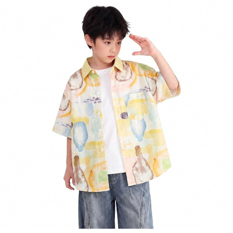 　　　 ◆◇◆売れている秘密◆◇◆ 【キッズシャツ】さらっとした優しい肌触りの生地を採用し、汗ばむ季節でもベタつきにくく快適な着用感をキープします。110から170までの豊富なサイズ展開と、明るいイエローベースのカラーで、元気なお子様のデイリーウェアにぴったり。通気性が良く、夏の暑い日でも涼しく過ごせる工夫が施されています。 【半袖シャツ】水彩画のような淡く美しいアートプリントがおしゃれな雰囲気を演出する半袖シャツです。一枚で着るのはもちろん、インナーにTシャツを合わせたレイヤードスタイルも映えるデザイン。カジュアルながらも洗練された印象を与え、普段着からお出かけまで幅広く大活躍します。 【子供服】締め付け感のないゆったりとしたルーズフィットシルエットで、活発に動き回るお子様の動きを妨げません。ドロップショルダー気味の肩落ちデザインが、こなれ感のある今っぽいストリートカジュアルを演出。通学や通園、公園遊び、旅行など、様々な日常のアクティビティに対応します。 【男の子シャツ】フロントはスムーズに着脱できるボタン仕様で、お子様自身でのお着替えもしやすい設計です。左胸には小物の収納やアクセントにもなる実用的な胸ポケットを配置。細部のステッチまで丁寧な縫製が施されており、繰り返しの着用やお洗濯にも耐えるしっかりとした作りになっています。 【カジュアルシャツ】爽やかなライトアウターとして、夏の冷房対策や日よけ対策の羽織りものとしても大変重宝します。デニムパンツやショートパンツ、スニーカーと合わせるだけで、涼しげで可愛いサマーコーディネートが即完成。春先から秋口までロングシーズンにわたって着回せるな一着です。 　　　◆◇◆注意事項◆◇◆ご覧のモニターの環境、撮影環境により実物と色味が異なって見える場合がございます。湿った状態で他のものと擦り合わせると色が移る恐れがあります。濃色品の洗濯時は、白色、淡色と分けて洗ってください。説明 【お洒落なアートプリントで夏を彩る、男の子用ゆったり半袖シャツが登場！】 水彩タッチの淡くカラフルなアート柄を全面にあしらった、遊び心あふれるキッズ用半袖シャツです。爽やかなイエローを基調としたニュアンスカラーのプリントは、着るだけでお顔周りをパッと明るく見せてくれます。派手すぎず優しい印象の総柄なので、お手持ちのボトムスともコーディネートしやすく、夏のおしゃれがぐっと楽しくなる一枚です。 【さらっと心地よい着用感＆の動きやすさ】 軽やかで通気性に薄手の生地を使用しており、さらさらとした爽やかな肌触りが特徴です。汗をかきやすいお子様でも蒸れにくく、さらっと快適な状態を保ちます。窮屈感のないゆったりとしたサイジングに仕立てており、アクティブに動く日の着用にも。やわらかな素材感で動きやすく、ストレスフリーな着心地を実現しました。 【デイリーからお出かけまで幅広く使えるデザイン】 ボタン仕様の前開きデザインなので、Tシャツの上にサッと羽織るライトアウターとしても大活躍。デニムハーフパンツやチノショーツと合わせれば、簡単におしゃれなサマースタイルが完成します。通学や普段着としてはもちろん、夏祭り、家族旅行、海辺のリゾート、お出かけなど、カジュアルから少し特別な日の装いまで様々なシーンでご着用いただけます。 【着回し力のスタイリング提案】 インナーに無地のホワイトTシャツを合わせたシンプルなレイヤードスタイルが特にです。前ボタンを全て開けて羽織ることで、縦のラインが強調されスマートな着こなしに。また、ボタンを上まで留めてきっちりとした印象に仕上げるのも、違った雰囲気が楽しめて魅力的です。ボトムスにはカーゴパンツやスウェットショーツなどを合わせることで、旬なストリートカジュアルスタイルが完成します。さらに、バケットハットやキャップなどの夏の小物類とも相性で、コーディネートの幅を無限に広げてくれます。 【細部へのこだわりと実用性】 すっきりとした襟元のデザインは程よくきちんと感を演出し、カジュアルダウンしすぎない上品さをプラス。左胸には便利なオープンポケットをあしらい、デザインのアクセントにしました。丁寧な縫製で仕上げているため、型崩れしにくく、毎日のお手入れも簡単です。110cmから170cmまでの幅広いサイズをご用意しておりますので、ご兄弟やお友達とのお揃いコーデにもです。 【商品仕様】 ・対象：男の子、ジュニア、キッズ ・袖丈：半袖 ・仕様：フロントボタン開閉、胸ポケット×1 ・着用シーズン：春、夏、初秋 ・シーン：通学、通園、日常使い、公園遊び、旅行、お出かけ、レジャー、ギフトなど 【サイズ展開（推奨身長）】 ・110サイズ：目安身長100-110cm ・120サイズ：目安身長110-120cm ・130サイズ：目安身長120-130cm ・140サイズ：目安身長130-140cm ・150サイズ：目安身長140-150cm ・160サイズ：目安身長150-160cm ・170サイズ：目安身長160-170cm ※ゆったりとしたデザインとなっております。標準体型のお子様はジャストサイズをお選びいただくことをいたします。 【お洗濯・お手入れについて】 ・液温は40℃を限度とし、洗濯機で非常に弱い洗濯ができます。 ・色移りを防ぐため、同系色の衣類と一緒に洗ってください。 ・漂白剤の使用はお避けください。 ・陰干しをいたします。