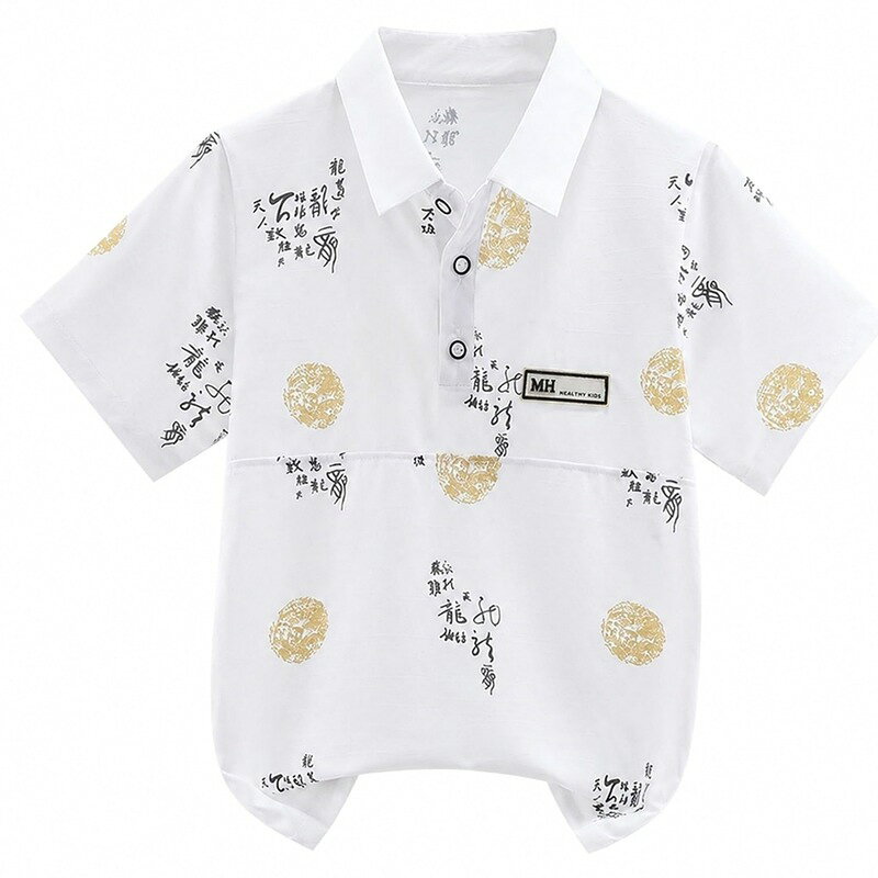 　　　 ◆◇◆売れている秘密◆◇◆ 【子供服シャツ】男の子向けの半袖プルオーバーシャツは、白を基調とした爽やかなデザインで、120サイズから170サイズまでの豊富なサイズ展開となっております。程よくゆとりのあるシルエットで、活発なお子様の動きを妨げず、夏のお出かけや通学、旅行など様々なシーンで大活躍します。 【半袖トップス】肌触りがさらっとしたポリエステル混の素材を採用しており、汗をかきやすい季節でもベタつきにくく、涼しく着用していただけます。シワになりにくい特徴があり、お洗濯後のお手入れも簡単で、デイリーユースにぴったりの一枚です。軽やかな着用感で夏場も快適に過ごせます。 【男の子シャツ】首元がすっきり見える襟付きのポロシャツ風デザインで、カジュアルながらもきちんとした印象を与えます。個性的なチャイナ風プリントとゴールドの円形パターンが施されており、シンプルになりがちな夏のコーディネートにアクセントを加え、おしゃれ度をぐっと高めます。 【ジュニア夏服】着脱がスムーズなハーフボタン開閉式のプルオーバー仕様となっており、お子様自身でも簡単にお着替えができます。程よい生地の厚みで通気性が良く、夏の暑い日でも風通しが良いので快適です。デニムパンツやショートパンツなど、手持ちのボトムスとも相性よく合わせられます。 【キッズカジュアル】通学や塾通いなどの日常使いはもちろん、家族旅行やリゾート地へのお出かけ、週末のアウトドアなど幅広いシーンで活躍するアイテムです。ゆったりとした着用感をお好みの場合は、普段のサイズよりワンサイズ大きめをお選びいただくことで、体型カバーにも役立ちます。 　　　◆◇◆注意事項◆◇◆ご覧のモニターの環境、撮影環境により実物と色味が異なって見える場合がございます。湿った状態で他のものと擦り合わせると色が移る恐れがあります。濃色品の洗濯時は、白色、淡色と分けて洗ってください。説明 【商品概要】な雰囲気漂うチャイナ風プリントを施した、男の子向けの半袖プルオーバーシャツです。白地にゴールドのモチーフと個性的な漢字風グラフィックが映えるデザインで、夏のコーディネートの主役になる一枚です。カジュアルな日常使いから、お出かけまで、幅広いシーンで着用いただけます。サイズ展開も120から170までと幅広く、小学生から中学生までのジュニア期の男の子にぴったりのサイズが見つかります。【快適な着心地と素材感】さらっとした肌触りが心地よいポリエステル主体の素材を使用しています。軽やかで通気性に優れており、蒸し暑い夏の日でもベタつきにくく、涼しく快適に過ごしていただけます。また、シワになりにくい性質を持っているため、元気に動き回るお子様にもで、日常の洗濯後のお手入れも簡単です。なめらかな風合いで肌当たりが柔らかく、デリケートなお子様の肌にも優しく馴染みます。【こだわりのディテール】首元は上品な印象を与える襟付きのポロカラーを採用。フロントはボタンで開閉するハーフプラケット仕様で、着脱が非常にスムーズです。すっきりとした半袖仕様で、肘より上の袖丈となっており、腕の動きを制限しません。全体的にゆったりとしたシルエットで設計されているため、体型をカバーしつつ、トレンド感のあるリラックスした着こなしが楽しめます。胸元にはワンポイントの飾りタグがあしらわれ、細部までデザインにこだわっています。【コーディネート提案】存在感のあるプリントシャツなので、ボトムスはシンプルなアイテムを合わせるのがです。定番のデニムパンツや黒のスリムパンツと合わせれば、大人顔負けのストリート風カジュアルスタイルが完成します。また、ハーフパンツやクロップドパンツと合わせて、夏らしくアクティブにまとめるのも好相性です。通学時の普段着としてはもちろん、夏祭り、旅行、レジャーなど、特別な夏の思い出シーンにもよく映えます。【よくある質問】Q：サイズ感はどのようになっていますか？小さめですか？A：基本的には標準的なサイズ設計となっておりますが、全体的にややゆったりとしたシルエットです。よりリラックスして着用させたい場合や、お子様の成長を見越して長く着せたい場合は、普段よりワンサイズ大きめのサイズをご検討いただくことをします。Q：夏場の着用において、暑さは感じませんか？通気性は良いでしょうか？A：さらっとした薄手のポリエステル混素材を採用しているため、通気性が良く、熱がこもりにくい設計です。汗をかいても乾きやすいため、夏の暑い日でも涼しく快適に着用いただけます。Q：家庭での洗濯はどのようにすれば良いですか？シワになりやすいですか？A：ご家庭の洗濯機でのお洗濯が可能です。ポリエステル系の素材を使用しているため、一般的な綿製品に比べて洗濯後のシワがつきにくく、型崩れもしにくいため、アイロンがけの手間が省けてお手入れが非常に簡単です。