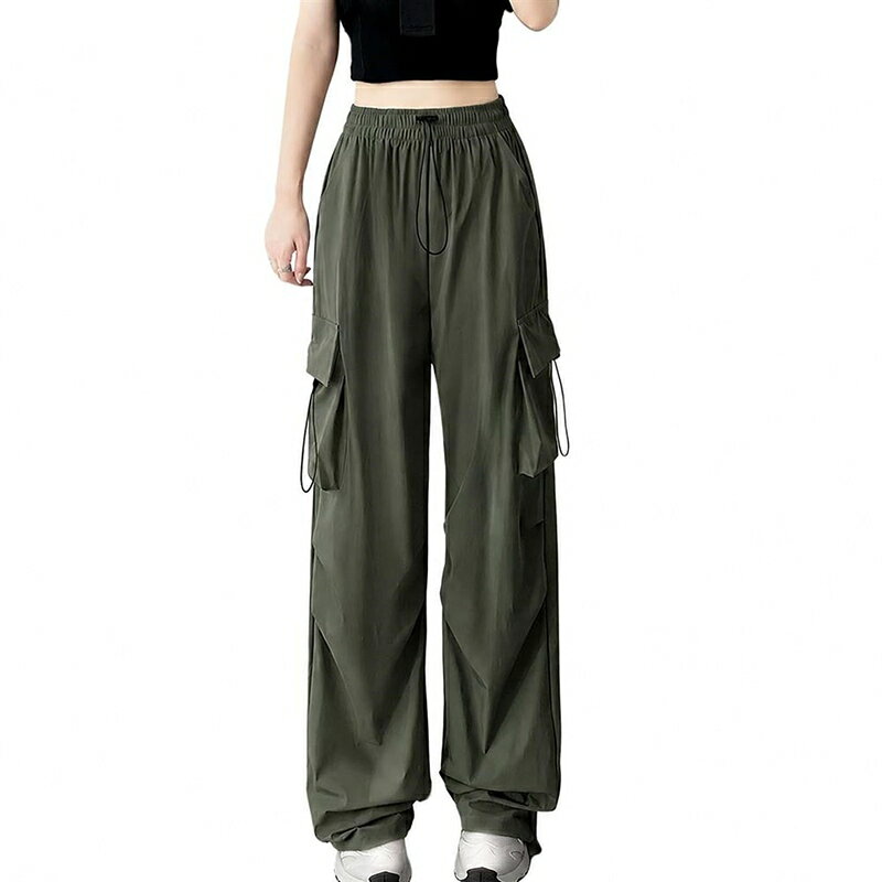 　　　 ◆◇◆売れている秘密◆◇◆ 【トレンドのゆったりシルエット】こなれ感を演出するレディース カーゴパンツは、脚長効果なワイドパンツのシルエットが魅力です。カジュアルでありながら女性らしさも引き立てる美しい落ち感があり、毎日のコーデを格上げします。シンプルなトップスと合わせるだけで旬なスタイルが完成します。 【涼やかで快適な接触冷感】暑い季節でも快適に過ごせる冷感 カジュアルパンツです。優れた吸汗速乾性と通気性を備え、汗をかいてもベタつかずサラッとした肌触りが持続します。便利なサイドポケット付きで、スマートフォンなどの小物をサッと収納できる実用的な速乾 ワイドパンツです。 【動きやすさを追求した設計】ウエストゴムとドローストリング仕様で、お腹まわりを締め付けずリラックスして着用いただけます。裾のコードを絞ることで、ストレートとジョガー風の2WAY仕様を楽しめるワークパンツ レディースです。窮屈感のないストレスフリーな履き心地を提供します。 【お手入れ簡単でデイリーに活躍】シワになりにくく、ご家庭で簡単に洗濯できるイージーケア仕様のスポーティー ロングパンツです。摩擦に強く丈夫な軽量素材を採用しているため、繰り返しの着用や洗濯でも型崩れしにくく、いつでも清潔で美しいシルエットをキープしたまま長くご愛用いただけます。 【日常からアウトドアまで幅広く対応】デイリーの街歩きはもちろん、ハイキングやキャンプといったレジャーにも最適な薄手 登山パンツです。春夏のアウトドアやランニング、ジムでのワークアウトなど、アクティブなシーンに大活躍。大切なご友人やご家族への実用的なプレゼントにもおすすめです。 　　　◆◇◆注意事項◆◇◆ご覧のモニターの環境、撮影環境により実物と色味が異なって見える場合がございます。湿った状態で他のものと擦り合わせると色が移る恐れがあります。濃色品の洗濯時は、白色、淡色と分けて洗ってください。説明 【トレンド感溢れるデザイン】スタイリッシュなカーゴパンツ レディースは、こなれ感のあるワイドシルエットが特徴です。立体的なサイドポケットがアクセントになり、脚長効果が期待できるハイウエスト設計でスタイルアップを叶えます。このレディース ワイドパンツは、シンプルなTシャツと合わせるだけでトレンドの相性もです。 【極薄・速乾で夏も涼しく】暑い季節に最適なサマーパンツ 薄手は、優れた通気性と吸汗速乾性を備えています。汗をかいても肌に張り付かず、さらりとした快適な着用感をキープします。接触冷感機能を備えた速乾 ロングパンツなので、日差しが強い屋外でも熱がこもりにくく、軽やかな履き心地をお届けします。 【驚きの動きやすさと快適性】ウエストゴム仕様のカジュアル ワークパンツは、締め付け感がなくリラックスして着用いただけます。裾のドローコードでシルエットを調整できるため、好みのスタイルを楽しめます。伸縮性があり動きやすいスポーツウェア 登山パンツは、日常の移動からアクティブなシーンまで大活躍します。 【イージーケアで毎日清潔に】耐久性に優れた素材を採用したカーゴパンツ レディースは、洗濯を繰り返しても型崩れしにくく長持ちします。シワになりにくいイージーケア仕様なので、アイロン掛けの手間が省け、旅行やアウトドアへの持ち運びにも便利です。汚れが落ちやすく自宅で簡単に洗えるのも魅力です。 【幅広いシーンで大活躍】豊富なカラー展開のレディース ワイドパンツは、普段着からキャンプ、フェス、ジムなどのアクティブシーンまで幅広く対応します。小柄な方から大人カジュアルを楽しみたい女性へのプレゼントにもおすすめです。快適性とファッション性を兼ね備えたサマーパンツ 薄手をお楽しみください。