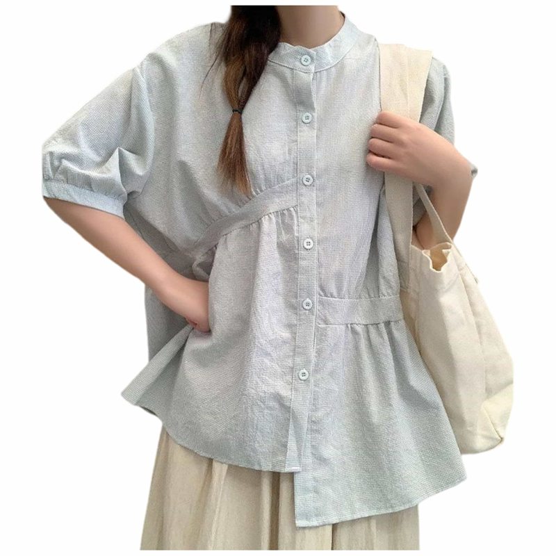 　　　 ◆◇◆売れている秘密◆◇◆ バスト:90 着丈:60 / バスト:94 着丈:61 / バスト:98 着丈:62 / バスト:102 着丈:63 / バスト:106 着丈:64 【レトロな格子柄】爽やかなチェック柄とボリューム袖が魅力のレディースブラウスです。アシンメトリーな裾が、日常のコーディネートに個性的なアクセントをプラス。すっきりとしたスタンドカラーが首元を綺麗に見せ、ナチュラルな雰囲気に仕上げるチェック柄シャツです。 【自然な体型カバー】締め付け感のないゆったりとしたシルエットのチュニックブラウス。お腹まわりやヒップをさりげなく隠す長めの変形裾設計で、着痩せ効果も期待できます。フロントボタンの縦ラインが視線を誘導し、全体的にすっきりとした印象を与える着回し力抜群の体型カバーシャツです。 【快適な着心地】通気性に優れた軽やかな生地を使用した夏用半袖ブラウスです。肌触りが柔らかく、汗ばむ季節のアウトドアやピクニック、旅行先での写真映えにもぴったり。風通しの良いゆったりブラウスなので、毎日の通勤や休日のお出かけも、一日中涼しく快適に過ごせます。 【丁寧な仕立て】ボタンの配置や細部のステッチまでこだわって作られたデザインシャツです。洗濯機でのお手入れも簡単で、シワになりにくく毎日のケアが手軽なのも嬉しいポイント。デイリーユースとして長くご愛用いただけるよう、型崩れしにくい工夫を施した大人可愛いカジュアルシャツです。 　　　◆◇◆注意事項◆◇◆ご覧のモニターの環境、撮影環境により実物と色味が異なって見える場合がございます。湿った状態で他のものと擦り合わせると色が移る恐れがあります。濃色品の洗濯時は、白色、淡色と分けて洗ってください。説明 【商品紹介】 ◆ バスト:90 着丈:60 / バスト:94 着丈:61 / バスト:98 着丈:62 / バスト:102 着丈:63 / バスト:106 着丈:64 ◆【レトロな格子柄】爽やかなチェック柄とボリューム袖が魅力のレディースブラウスです。アシンメトリーな裾が、日常のコーディネートに個性的なアクセントをプラス。すっきりとしたスタンドカラーが首元を綺麗に見せ、ナチュラルな雰囲気に仕上げるチェック柄シャツです。 ◆【自然な体型カバー】締め付け感のないゆったりとしたシルエットのチュニックブラウス。お腹まわりやヒップをさりげなく隠す長めの変形裾設計で、着痩せ効果も期待できます。フロントボタンの縦ラインが視線を誘導し、全体的にすっきりとした印象を与える着回し力抜群の体型カバーシャツです。 ◆【快適な着心地】通気性に優れた軽やかな生地を使用した夏用半袖ブラウスです。肌触りが柔らかく、汗ばむ季節のアウトドアやピクニック、旅行先での写真映えにもぴったり。風通しの良いゆったりブラウスなので、毎日の通勤や休日のお出かけも、一日中涼しく快適に過ごせます。 ◆【丁寧な仕立て】ボタンの配置や細部のステッチまでこだわって作られたデザインシャツです。洗濯機でのお手入れも簡単で、シワになりにくく毎日のケアが手軽なのも嬉しいポイント。デイリーユースとして長くご愛用いただけるよう、型崩れしにくい工夫を施した大人可愛いカジュアルシャツです。 【洗濯の注意事項】 ★洗濯機洗い可/手洗い可