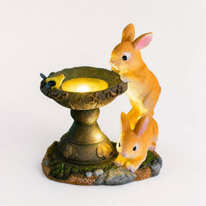 　　　 ◆◇◆売れている秘密◆◇◆ 【愛らしいうさぎのデザイン】細部まで丁寧に作り込まれたうさぎの置物は、お庭や玄関先を一気に華やかに彩るガーデニングオーナメントです。本物の動物が遊んでいるかのような愛くるしい表情が魅力で、昼間は可愛いガーデンオブジェとして、夜は優しい光を放つソーラーライトとしてお庭を引き立てます。 【電気代ゼロのソーラー充電】太陽光で発電するソーラーライトなので、配線や電池交換の面倒な手間が一切不要です。日中に自動充電し、暗くなるとセンサーが反応して自動点灯する便利なガーデンライトです。電気代がかからない省エネ設計で、地球にもお財布にも優しい屋外照明として毎日お庭を優しく照らします。 【置くだけ簡単な癒しの空間】面倒な配線工事が不要なため、お好きな場所に置くだけで設置完了です。庭の飾りとしてはもちろん、ベランダ、バルコニー、玄関アプローチなど様々な屋外スペースで活躍します。温かみのあるLEDの光が、帰宅時のご家族を温かく迎え入れ、日常にほっとする癒しの時間を提供します。 【優れた耐久性と防水仕様】雨風に強い樹脂製オブジェは、屋外での使用に最適な高い耐候性を備えています。色褪せにくく頑丈な素材を使用しているため、季節を問わず美しい状態を長く保ちます。汚れが気になった際もサッと拭くだけで簡単にお手入れができ、初心者でも安心してガーデニングを楽しめます。 【大切な方へのギフトに最適】可愛らしいアニマルオブジェは、ガーデニング好きな方や動物好きな方へのプレゼントにぴったりです。新築祝い、引越し祝い、母の日や誕生日の贈り物として大変喜ばれます。コンパクトなサイズ感でお庭のアクセントとして飾りやすく、日常に笑顔を届ける素敵な贈り物になります。 　　　◆◇◆注意事項◆◇◆ご覧のモニターの環境、撮影環境により実物と色味が異なって見える場合がございます。湿った状態で他のものと擦り合わせると色が移る恐れがあります。濃色品の洗濯時は、白色、淡色と分けて洗ってください。説明 【愛らしいウサギの置物】温かみのある手仕上げの樹脂製で、細部まで丁寧に作り込まれた可愛いウサギの置物です。アンティーク調のバードバスと遊ぶ愛らしいウサギのデザインが、お庭や玄関先を優しい雰囲気で満たします。このガーデンオーナメントを置くだけで、物語のワンシーンのような空間を演出します。 【便利なソーラーライト】昼間に太陽光で自動充電し、暗くなると自動で点灯する高輝度なソーラーライトを搭載。面倒な配線や電池交換は一切不要で、電気代もかかりません。省エネで環境に優しい屋外用ガーデンライトが、暗い夜の庭や歩道をふんわりとした温かいLEDの光でロマンチックに照らします。 【癒しの庭の装飾】芝生や花壇、ウッドデッキ、バルコニーなど、お好きな場所に置くだけで簡単におしゃれな空間が完成する庭の装?ライトです。昼間は可愛い動物のオブジェとして、夜は優しい光を放つ雰囲気作りの間接照明として活躍し、仕事から帰宅したあなたを温かく出迎えてくれます。 【雨に強い屋外防水仕様】な樹脂素材を採用し、雨や日差しに強い耐久性と耐候性を備えた屋外防水ソーラーライトです。色褪せしにくく、長期間美しい姿を保つため、安心してお庭に設置できます。季節を問わず、一年中屋外で安心してお使いいただける信頼性の高いガーデニング用品です。 【ギフトにも最適なオブジェ】見ているだけで癒される可愛いウサギの動物オーナメントは、ガーデニングが趣味のご家族やご友人へのプレゼントに最適です。新築祝い、母の日、お誕生日、敬老の日などのギフトとして大変喜ばれます。おしゃれな庭造りに欠かせない、センスの光るガーデニング雑貨です。