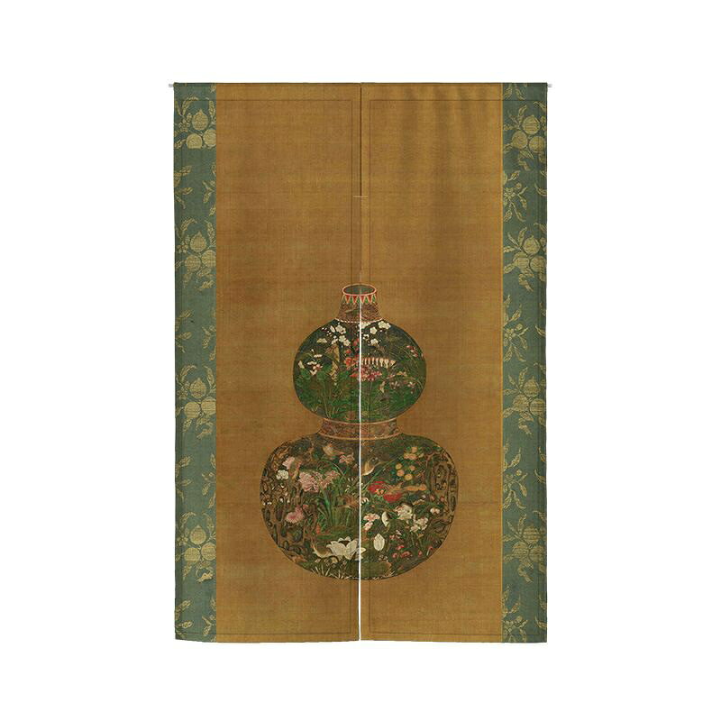 　　　 ◆◇◆売れている秘密◆◇◆ 【上質なレトロデザイン】落ち着いた古典的な花鳥画とひょうたんをモチーフにした、和モダンな雰囲気漂うおしゃれなのれんです。なイエローとグリーンの配色が、お部屋に置くだけでアートギャラリーのようなされた空間を演出します。アンティークやアジアンテイストのインテリアにも美しく調和します。 【空間を優しく区切る間仕切り】程よい厚みの生地を採用したこののれんは、光を完全に遮断することなく、外からの視線を遮る目隠しカーテンとして最適です。リビングとキッチンの間仕切りとしてはもちろん、脱衣所や洗面所、廊下と和室の仕切りなど、プライベートな空間を守りつつ開放感をキープします。 【つっぱり棒で簡単取り付け】壁や柱に傷をつけずに設置できる、便利なつっぱり棒付きののれんです。穴あけ不要で簡単に取り付け・取り外しができるため、賃貸住宅でも安心してご使用いただけます。模様替えや引っ越しの際も手間がかからず、使いたい場所にすぐ設置できる快適な使い心地です。 【耐久性に優れた洗える素材】しっかりとした厚みがあり、シワになりにくいなポリエステルブレンドの生地を使用しています。ホコリや汚れが気になったらご家庭で手軽に水洗い可能で、いつでも清潔に保てます。色褪せしにくく、丁寧な縫製が施されているため、長く愛用できるのれんです。 【幅広い用途と新築祝いに】自宅の玄関、キッチン、寝室はもちろん、カフェや居酒屋などの飲食店での店舗用インテリアとしても大活躍するのれんです。実用性とデザイン性を兼ね備えているため、ご家族やご友人への新築祝い、引越し祝い、または開店祝いなどのギフトとしても大変喜ばれる逸品です。 　　　◆◇◆注意事項◆◇◆ご覧のモニターの環境、撮影環境により実物と色味が異なって見える場合がございます。湿った状態で他のものと擦り合わせると色が移る恐れがあります。濃色品の洗濯時は、白色、淡色と分けて洗ってください。説明 【レトロな和モダンデザイン】な花鳥やひょうたんが描かれたおしゃれな暖簾は、お部屋に落ち着いた和モダンな雰囲気を演出します。温かみのあるクラシックな色合いのファブリックカーテンで、アジアンのれんとしてもアジアンテイストや和風インテリアに自然に調和し、空間を華やかに彩ります。 【優れた目隠しと間仕切り効果】しっかりとした厚みのある間仕切りカーテンで、視線を遮りながらプライベートな空間を確保します。お部屋のドアを開けたままでもこの目隠しのれんがあればプライバシーを守りつつ、風水的な仕切りや玄関のれんとして冷暖房の風が逃げるのを防ぎ、省エネにも役立ちます。 【穴あけ不要で簡単取り付け】付属の突っ張り棒を使用することで、壁や柱を傷つけずに突っ張り棒のれんを簡単に固定できます。賃貸住宅や新築でも安心してお使いいただける仕切りカーテンです。女性一人でも工具でスムーズに設置でき、届いたその日からすぐにお部屋の模様替えを楽しめます。 【丁寧な縫製とウォッシャブル仕様】上質な厚手素材を採用したのれんカーテンは、シワになりにくく耐久性に優れています。汚れてもご家庭で手軽に洗濯できるウォッシャブル仕様なので、キッチンや洗面所などの水回りでも、常に清潔で美しい状態を長くキープして心地よくご愛用いただけます。 【多彩な場所で活躍するサイズ感】リビングやキッチン、脱衣所、店舗の個室など、あらゆる空間にマッチするおしゃれなのれんです。落ち着いたクラシカルなデザインは、ご自宅用はもちろん、新築祝いや開店祝いなどのギフトとしても喜ばれます。和洋問わずどんなお部屋のレイアウトにも馴染みます。