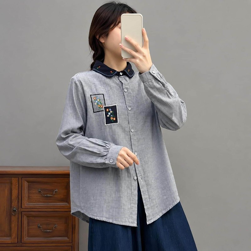 マルヤ物流サービスのレディース ブラウス 長袖 体型カバー レトロ シャツ 丸襟 刺繍入り チェック柄 カジュアル 襟付き トップス 秋 春 ゆったり 大きいサイズ おしゃれ 普段着 通学 通勤 可愛い ナチュラル ギン｜アングル2