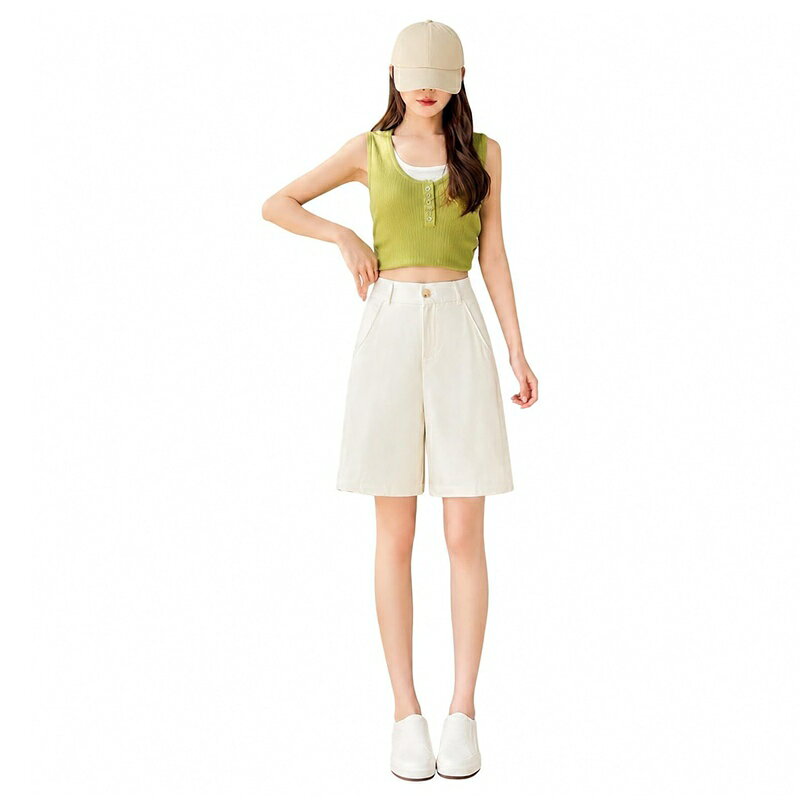 　　　 ◆◇◆売れている秘密◆◇◆ 【ハーフパンツ】ゆったりとしたストレートシルエットが特徴のレディースハーフパンツです。太もも周りを自然にカバーする五分丈デザインで、脚長効果とすっきりとした着こなしを両立します。カジュアルな日常使いからきれいめなオフィス通勤スタイルまで、幅広いコーディネートに対応するボトムスです。 【ショートパンツ】フロントはすっきりとしたボタン開閉デザインで、バックウエストはゴム仕様を採用しているため、ストレスフリーな穿き心地を提供します。ベルトループ付きでウエストマークも可能、さらに実用的なサイドポケットとバックボタンポケットがアクセントとなり、機能性とデザイン性を両立しています。 【五分丈パンツ】さらっとした肌触りのポリエステル系素材を使用しており、薄手で涼しく、汗ばむ季節でも快適にお過ごしいただけます。シワになりにくい加工が施されているような風合いで、お手入れも簡単です。軽やかでしなやかな生地感が、歩くたびに美しいドレープと大人の抜け感を演出します。 【ワイドパンツ】豊富なサイズ展開（S、M、L、XL、2XL、3XL、4XL）と、デイリーに合わせやすいカラーバリエーション（ブルー、カーキ、アイボリー）を取り揃えております。体型や好みのフィット感に合わせて選べるため、ジャストサイズでもオーバーサイズでのスタイリングでも美しく決まります。 【バミューダパンツ】シンプルで飽きのこない基本デザインなので、Tシャツやブラウス、シャツなど様々なトップスと相性です。通学やショッピングなどのデイリーシーンから、旅行やアウトドア、週末のお出かけまで、春夏のスタイリングに欠かせない頼れる一着として大活躍するカジュアルパンツです。 　　　◆◇◆注意事項◆◇◆ご覧のモニターの環境、撮影環境により実物と色味が異なって見える場合がございます。湿った状態で他のものと擦り合わせると色が移る恐れがあります。濃色品の洗濯時は、白色、淡色と分けて洗ってください。説明 【さらっと快適な履き心地を叶える、大人のハーフパンツ】カジュアルからきれいめまで幅広く活躍する、シンプルなデザインのハーフパンツが登場しました。ゆったりとしたストレートのワイドシルエットが、気になる太もも周りを自然にカバーし、すっきりとした美しいレッグラインを演出します。絶妙な五分丈（膝丈）デザインは、露出を抑えつつ涼しげな印象を与えるため、大人の女性でも上品に穿きこなせるアイテムです。【こだわりのディテールと快適なフィット感】フロントはフラットでベルト通しがついたきれいめなデザインですが、バックウエストはゴム仕様になっているため、お腹周りを締め付けず、長時間の着用でもリラックスして過ごせます。着脱がスムーズなフロントボタンとファスナー仕様で、サイドには便利なスラッシュポケット、バックにはボタン付きのポケットを配置し、バックスタイルにもデザインのアクセントをプラスしました。【春夏になさらさら素材】ポリエステルを主とした軽やかでさらっとした肌触りの素材を採用。薄手で通気性が良く、汗ばむ夏でもベタつきにくく快適な着用感をキープします。シワになりにくく乾きやすい生地感なので、デイリーユースとしてはもちろん、旅行やレジャー、週末のお出かけなど、アクティブなシーンにもです。滑らかな質感が大人っぽいこなれ感を漂わせます。【豊富なカラーと幅広いサイズ展開】カラーは、コーディネートを引き締める定番のブルー、優しくナチュラルな印象を与えるカーキ、そしてどんなトップスとも合わせやすいアイボリーの3色をご用意しました。サイズはSから4XLまでの豊富な7サイズ展開で、小柄な方からゆったりと穿きたい方まで、ご自身の体型にぴったりの一枚が見つかります。体型カバーを叶えつつ、トレンド感のある着こなしをお楽しみください。【多彩なスタイリング提案】ベーシックなデザインなので、合わせるトップスを選びません。カジュアルに着こなすなら、ロゴTシャツやスニーカーと合わせたラフなスタイルが。きれいめにまとめるなら、シフォンブラウスやシャツ、ローファーと合わせることで、オフィスカジュアルや通勤スタイルとしても重宝します。春から秋口までロングシーズン活躍し、1枚持っているだけでコーディネートの幅がぐっと広がります。【製品の特徴】・美脚を演出する膝丈の五分丈ストレートシルエット・お腹周りが楽ちんなバックウエストゴム仕様・型崩れしにくく、お手入れが簡単なポリエステル混素材・実用性にフロントポケットとバックポケット付き・Sから4XLまでの幅広いサイズ展開で体型カバーにも