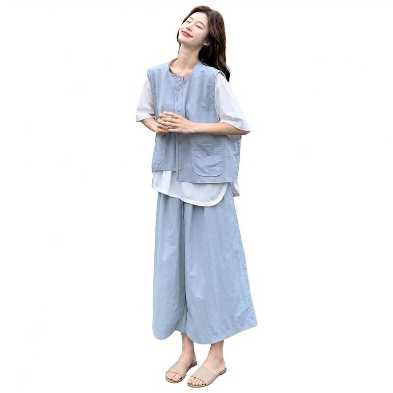 　　　 ◆◇◆売れている秘密◆◇◆ 【体型カバー】ゆったりとしたシルエットで気になるボディラインを自然に隠してくれる、レディースセットアップです。Mサイズから6XLサイズまでの豊富なサイズバリエーションを取り揃えており、大きいサイズをお求めの方やぽっちゃり体型の方にもです。締め付け感のないリラックスした着用感で、長時間の着用でもストレスフリーに過ごせます。 【ノースリーブベスト】首元がすっきりと見える丸首デザインの前開きベストは、ミリタリー感のあるワーク風デザインがおしゃれな一枚です。フロントには便利なポケットがあしらわれており、デザインのアクセントとしても機能します。インナーとのレイヤードスタイルも楽しめるため、お手持ちのTシャツやタンクトップと合わせるだけでこなれ感を演出できます。 【ワイドパンツ】軽やかな穿き心地のワイドパンツは、ストンと落ちるストレートシルエットで脚長見えをします。ウエスト部分は調整しやすいデザインで、お腹周りを締め付けず一日中快適に過ごせます。さらっとした肌触りの生地を使用しており、汗ばむ夏の季節でもべたつかず、涼しく快適な着心地をキープしてくれるのが魅力です。 【セットアップ】上下合わせて着用するだけで、トレンド感のある大人のカジュアルコーディネートが完成する便利な2点セットです。もちろん、ベストとパンツをそれぞれ単品使いして他のアイテムと組み合わせることも可能なので、お手持ちのワードローブと合わせてコーディネートの幅がぐっと広がります。旅行やリゾート地での着回しにも大活躍します。 【カジュアルコーデ】シンプルで落ち着いたデザインなので、20代、30代、40代、50代と幅広い年齢層の方に着用いただけます。デイリーユースでの普段着としてはもちろん、通勤や通学、お買い物、お出かけ、レジャー、旅行など、様々な日常のシーンに自然と馴染みます。すっきりとした着こなしで、夏の爽やかな大人カジュアルを演出します。 　　　◆◇◆注意事項◆◇◆ご覧のモニターの環境、撮影環境により実物と色味が異なって見える場合がございます。湿った状態で他のものと擦り合わせると色が移る恐れがあります。濃色品の洗濯時は、白色、淡色と分けて洗ってください。説明 【夏の大人カジュアルを格上げする、ミリタリー風ベスト＆ワイドパンツのセットアップ】トレンド感漂うワーク風デザインのノースリーブベストと、ゆったり穿けるワイドパンツを組み合わせた、大人のためのカジュアルセットアップが登場しました。無駄のないシンプルなデザインの中に、程よいミリタリーテイストを取り入れ、こなれ感のあるスタイリングを瞬時に完成させます。上下セットで着用するのはもちろん、それぞれ単品としてお手持ちの洋服と合わせた着回しにも優れており、コーディネートの幅が広がります。【すっきり魅せる体型カバー設計＆豊富なサイズ展開】全体的にゆとりを持たせたリラックス感のあるシルエットが、気になるお腹周りや太もも、ヒップラインを自然にカバーします。ベストの絶妙な丈感とワイドパンツのストレートラインの組み合わせが、視覚的なスタイルアップ効果を発揮し、すっきりとした縦ラインを強調します。Mサイズから最大6XLサイズまで幅広くご用意しているため、ゆったりとした着心地を好む方や大きいサイズをお探しの方にもぴったりフィットします。【涼やかでさらっとした肌触り】ポリエステルなどを使用した軽やかな生地を採用しており、さらさらとした爽やかな手触りが特徴です。汗ばむ季節でも肌にまとわりつきにくく、通気性にも優れているため、暑い夏の日でも涼しく快適に過ごしていただけます。シワになりにくい性質も備えているため、長時間の着席や旅行時の持ち運びにも便利で、日常のお手入れも簡単です。【ディテールへのこだわり】ベストは首元が詰まりすぎずすっきりと見えるクルーネックを採用。フロントボタン仕様で着脱しやすく、フラットなポケットがワークテイストなアクセントになっています。パンツはゆったりとしたドレープ感があり、脚のラインを拾わずに美しいシルエットを保ちます。ウエストゴム仕様でリラックスした穿き心地を提供します。【様々なシーンで活躍するアイテム】シンプルなTシャツやタンクトップをインナーに合わせるだけで、上品なデイリーカジュアルスタイルが完成します。ちょっとしたお出かけやショッピング、旅行、レジャーなどのアクティブなシーンにはもちろん、オフィスカジュアルとしての通勤・通学用としてもです。スニーカーやサンダル、フラットシューズなど、合わせる足元を選ばず、幅広いコーディネートに対応します。