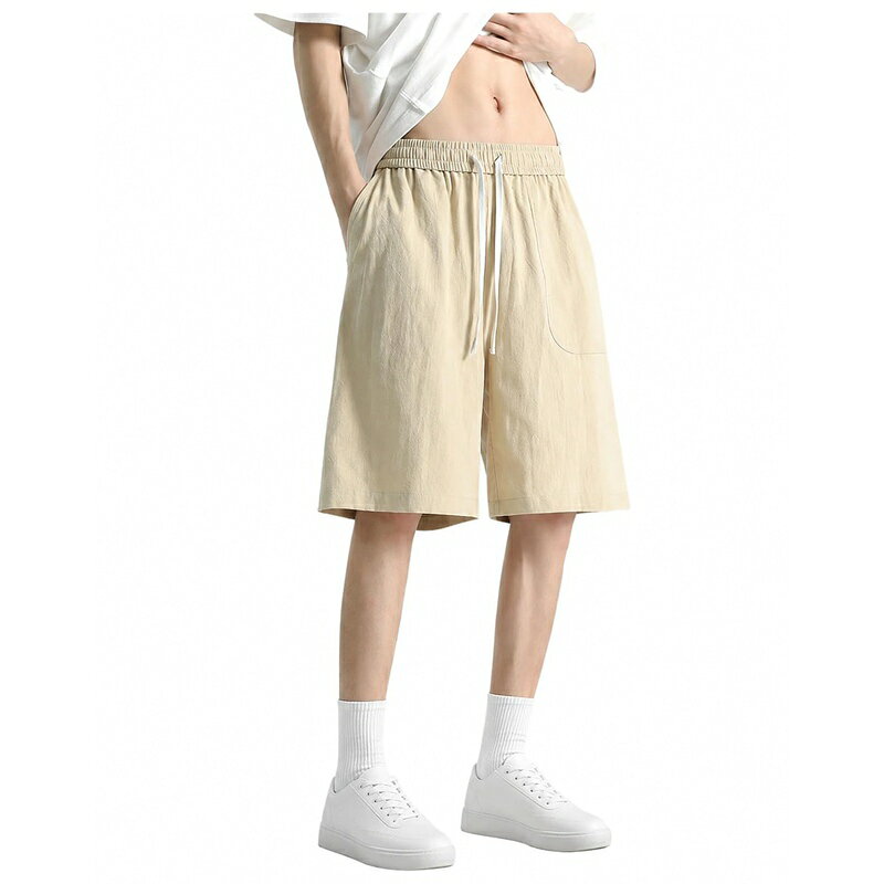 　　　 ◆◇◆売れている秘密◆◇◆ 【ハーフパンツ】綿系素材特有のナチュラルでさらっとした質感が魅力のメンズ5分丈ショートパンツ。涼しげで通気性の良い生地を使用しており、汗ばむ季節でも快適な着用感をキープします。普段着としてはもちろん、リラックスしたいおうち時間や旅行など、様々なシーンで活躍するシンプルなボトムスです。 【ショートパンツ】ヒップから太ももにかけて程よくゆとりを持たせたワイドストレートシルエットが、気になる体型をカバーしながらすっきりとした印象に。膝あたりの絶妙なハーフ丈設計で、バランス良くスタイルアップして見せてくれます。シンプルで飽きのこないデザインは、Tシャツやシャツとも相性です。 【短パン】ウエストはドローストリング（引き紐）仕様になっており、お好みのフィット感に簡単に調整可能。リラックスした穿き心地でありながら、ずり落ちにくくしっかりとキープします。ベルト不要のイージー仕様なので、着脱もスムーズで毎日のコーディネートに手軽に取り入れられます。 【5分丈パンツ】両サイドには実用的なポケットを配置し、ちょっとした小物の収納にも便利です。主張しすぎない無地デザインなので、カジュアルから少しきれいめのスタイリングまで幅広くマッチ。足元はスニーカーやサンダルと合わせるだけで、季節感のある大人の爽やかなコーディネートが完成します。 【メンズパンツ】Mサイズから4XLサイズまで豊富にラインナップしており、お好みのサイズ感やシルエットに合わせて選べます。カラーは定番のブラックやホワイトのほか、ナチュラルなカーキや爽やかなブルーを展開。ゆったり着用したい方は、普段よりワンサイズ大きめを選ぶのもです。 　　　◆◇◆注意事項◆◇◆ご覧のモニターの環境、撮影環境により実物と色味が異なって見える場合がございます。湿った状態で他のものと擦り合わせると色が移る恐れがあります。濃色品の洗濯時は、白色、淡色と分けて洗ってください。説明 【ナチュラルな綿系素材で魅せる爽やかな大人のハーフパンツ】さらっとした肌触りとナチュラルな風合いが特徴のメンズ5分丈ショートパンツです。通気性が良く軽やかな着用感で、暑い日でも涼しく快適に過ごしていただけます。シンプルでデイリーに取り入れやすいデザインは、夏のワードローブに欠かせない一本です。【体型をカバーする洗練されたイージーシルエット】太ももまわりに程よいゆとりを持たせたストレートタイプのデザインが、脚のラインを気にせずすっきり見えを叶えます。膝丈ほどのハーフデザインで、野暮ったくならずスマートな印象に。ウエスト部分は紐付きのイージー仕様となっており、ご自身の体型に合わせてリラックスしたフィット感に調整可能です。【多彩なシーンで活躍する無地デザインと機能性】両サイドに便利なポケットを備え、ちょっとした外出時の小物入れとしても役立ちます。定番のホワイト、ブラックに加えて、コーディネートのアクセントになるカーキやブルーのカラーバリエーションを展開。Mから4XLまでの大きいサイズもカバーしたサイズ展開で、どなたでも自分らしいスタイルを楽しめます。【のコーディネート】カジュアルなロゴTシャツやスニーカーと合わせた王道のストリートスタイルはもちろん、きれいめのリネンシャツやレザーサンダルと合わせて少し大人っぽいリゾート風の着こなしもです。通学やお出かけなどのデイリーユースから、旅行やレジャー、部屋着としてのリラックスタイムまで幅広く着回し可能です。