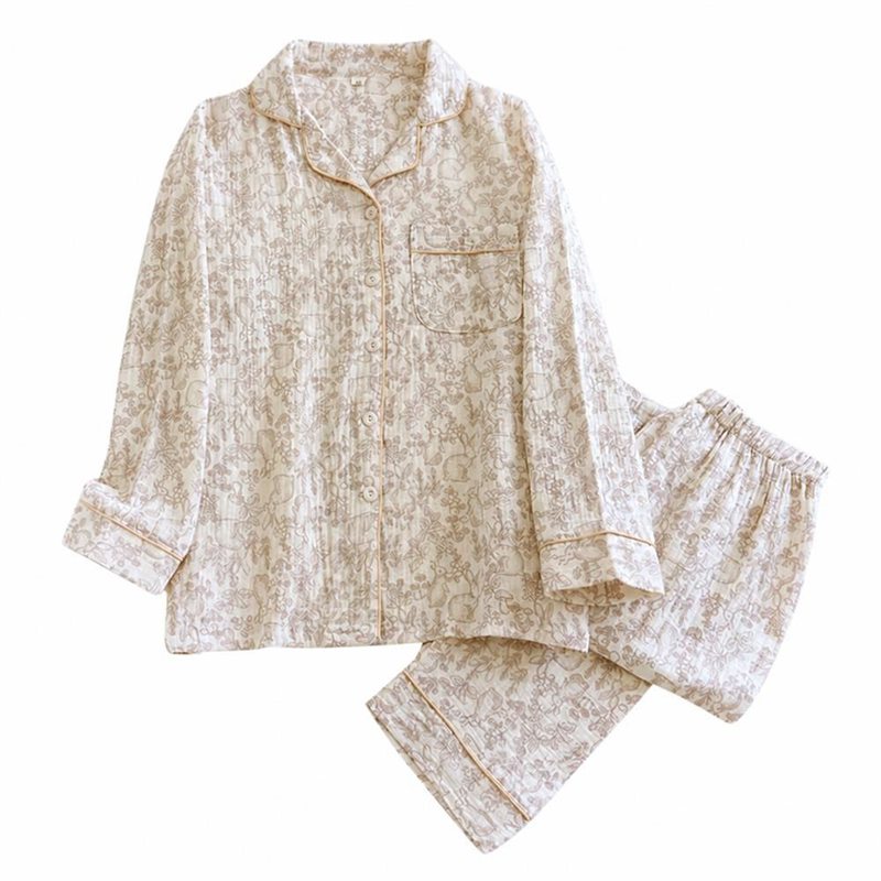 　　　 ◆◇◆売れている秘密◆◇◆ 【肌に優しい綿パジャマ】ナチュラルな小花柄デザインが魅力のダブルガーゼパジャマレディース上下セットです。空気をたっぷり含んだ二重ガーゼ綿パジャマは、ふんわりと柔らかい肌触りが特徴。な衿元が、毎日のルームウェアレディーススタイルに優しく華やかな彩りを添えます。 【通気性のレディースパジャマ春秋】優れた吸湿性と放湿性を兼ね備えた綿パジャマ長袖は、汗をかいてもベタつかずサラサラな着心地をキープします。寝苦しい夜も快適に過ごせる設計のレディースパジャマ春秋用は、気温の変化が激しい季節の変わり目にもぴったりで、毎日の快眠を優しくサポートします。 【快適な着心地の寝巻きレディース】締め付け感のないシルエットでリスタイムを楽しめる部屋着レディースセットです。お家時間を心地よくする寝巻きレディースは、柔らかいウエストゴムを採用し、寝返りもスムーズでストレスのない睡眠時間をサポートするルームウェア上下セットです。 【育てる楽しさがある二重ガーゼパジャマ】洗濯するたびに生地が空気を含んで柔らかく育つ二重ガーゼパジャマレディースです。洗うほどに肌馴染みが良くなる綿パジャマは、丁寧な縫製で型崩れしにくく、お手入れも簡単で長くご愛用いただけます。毎日使いに最適なな部屋着レディースです。 【ギフトにも最適なパジャマレディース長袖】ゆったり設計の大きいサイズパジャマレディースもご用意し、幅広い体型の方にフィットします。ご自身用はもちろん、母の日や誕生日のプレゼントとしても喜ばれるレディースパジャマ前開き仕様です。実用性とデザイン性を兼ね備えたお洒落な部屋着セットです。 　　　◆◇◆注意事項◆◇◆ご覧のモニターの環境、撮影環境により実物と色味が異なって見える場合がございます。湿った状態で他のものと擦り合わせると色が移る恐れがあります。濃色品の洗濯時は、白色、淡色と分けて洗ってください。説明 【大人可愛い花柄パジャマ】ナチュラルで優しい色合いの花柄パジャマは、な雰囲気を醸し出します。肌に優しい綿ルームウェアとして、柔らかく凹凸のあるクレープ生地を採用しており、肌への接触面が少なくサラッとした快適な着心地です。毎日のリスタイムを華やかに彩るおしゃれな長袖パジャマです。 【通気性のダブルガーゼパジャマ】通気性と吸湿性に優れたダブルガーゼパジャマは、寝汗をしっかりと吸収し、夜間も快適な温度を保ちます。前開きパジャマ仕様で着脱しやすく、春夏の蒸し暑い夜から秋口の涼しい季節まで活躍するレディースパジャマ上下セットです。寝苦しい夜の睡眠の質をサポートします。 【ゆったり着こなす敏感肌ルームウェア】締め付け感のないゆったり寝巻きは、体型をカバーしつつ動きやすさを追求しました。肌への刺激が少ない敏感肌ルームウェアなので、デリケートなお肌の方も安心です。お風呂上がりのリスタイムやお家でのリスワークにも最適な快適パジャマです。 【型崩れしにくい長袖パジャマ】丁寧な縫製で作られた長袖パジャマは、洗濯を繰り返すほどに柔らかさが増し、肌に馴染んでいきます。お手入れが簡単な洗えるパジャマで、シワになりにくいクレープ素材のためアイロンがけも不要です。長く愛用できる耐久性の高い綿パジャマとして重宝します。 【贈り物に最適なレディースパジャマ】実用性とデザイン性を兼ね備えたレディースパジャマは、母の日や誕生日のギフトパジャマにぴったりです。大きいサイズルームウェアもご用意しており、幅広い体型の方にフィットします。ウエストゴム仕様のルームウェア上下セットで、快適な睡眠環境をお届けします。