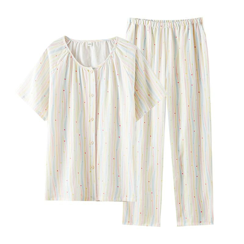 　　　 ◆◇◆売れている秘密◆◇◆ 【大人可愛いデザイン】淡い虹色のカラフルなストライプ柄が可愛いレディースパジャマです。丸みを帯びた襟元と優しい色合いのデザインは、お部屋でのリスタイムを華やかに演出します。肌に優しい綿パジャマのナチュラルな風合いが女性らしさを引き立て、毎日のルームウェアとして気分が上がります。 【吸汗性と通気性】二重ガーゼを使用したダブルガーゼパジャマは、汗をかいても素早く吸収・発散し、蒸れずに快適な眠りをサポートします。通気性に優れたガーゼパジャマですので、暑い夏でもベタつかず、さらさらとした爽やかな肌触りが朝まで続く機能的な部屋着レディース上下セットです。 【上の着心地と便利さ】半袖と長パンツの組み合わせで、冷房対策にも最適なパジャマ半袖前開きセットです。前開き仕様のルームウェアレディースは着脱が簡単で、お風呂上がりやスキンケアの時にも便利です。締め付け感のないゆったり設計で、おうち時間を最高のリスタイムに変えてくれます。 【優れた耐久性と簡単ケア】丁寧な縫製で作られたパジャマ上下セットは、ご家庭の洗濯機で丸洗い可能です。洗うたびに空気を含んでふっくらと柔らかさが増す綿パジャマなので、長く愛用していただけます。型崩れしにくく頑丈なため、毎日の洗い替えにも安心ななレディースパジャマです。 【大切な方へのギフトにも】で可愛いルームウェアですので、ご自身へのご褒美はもちろん、母の日、お誕生日、敬老の日など大切な女性へのプレゼントにも最適です。幅広い年代の方に似合う清潔感あるデザインの部屋着レディースセットで、睡眠の質にこだわる方への心のこもった贈り物にどうぞ。 　　　◆◇◆注意事項◆◇◆ご覧のモニターの環境、撮影環境により実物と色味が異なって見える場合がございます。湿った状態で他のものと擦り合わせると色が移る恐れがあります。濃色品の洗濯時は、白色、淡色と分けて洗ってください。説明 【大人可愛いデザイン】淡い虹色のストライプ柄がフェミニンな「パジャマ レディース」です。丸襟（丸首）と前開きのボタンデザインが女性らしさを引き立て、毎日のリスタイムを華やかに演出します。「可愛い ルームウェア」として、お部屋の中でもおしゃれを楽しみたい方に最適な一着です。 【通気性・吸湿性の素材】ふんわり軽やかな「綿 パジャマ」は、汗を素早く吸収して外に逃がすため、汗ばむ季節でも蒸れずに快適です。ダブルガーゼ（二重ガーゼ）構造が空気の層を作り、適度な保温性と優れた通気性を両立します。お肌が敏感な方でも安心して着用できる「ガーゼ パジャマ」です。 【上の着心地と睡眠サポート】締め付け感のないゆったりとしたシルエットで、寝返りもスムーズに打てる「部屋着 上下セット」です。ウエスト部分は伸縮性に優れた柔らかいゴム仕様で、お腹まわりを優しく包み込みます。リスタイムから就寝?まで、快適な睡眠環境をサポートする「寝間着 女性用」です。 【洗うたびにふっくら柔らか】洗濯を繰り返すほどに肌馴染みが良くなり、愛着が湧く「ダブルガーゼ ルームウェア」です。型崩れしにくい丁寧な縫製技術を採用しており、ご自宅の洗濯機で丸洗いできるため、お手入れも簡単です。常に清潔さを保ちながら、長く愛用できるな「レディース パジャマ」です。 【大切な方へのギフトにも最適】フェミニンで甘い雰囲気の「可愛い 部屋着」は、ご自身へのご褒美はもちろん、母の日、お誕生日、お祝い事などのプレゼントにも喜ばれます。幅広い年代の女性にフィットするデザインで、春夏秋の3シーズンで大活躍する「パジャマ レディース 上下セット」をお届けします。