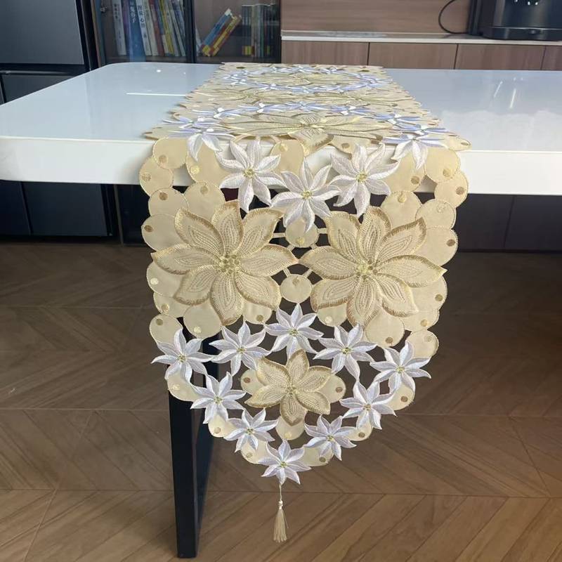 　　　 ◆◇◆売れている秘密◆◇◆ 【華やかな刺繍デザイン】美しいカットワーク技術によるな花柄刺繍が魅力のグリーン テーブルランナーです。爽やかなグリーンと精密な刺繍が、お部屋に自然な温もりとヨーロッパ風の気品をもたらします。先端には揺れる美しいタッセル付きで、テーブル全体を立体的に彩り、ワンランク上の空間を演出します。 【テーブルデコレーション】このエレガントなテーブルセンターは、いつものダイニングテーブルに敷くだけで、ホテルのような贅沢なディナータイムを演出します。透け感のある美しいレースデザインが、テーブルの傷や汚れを防ぎながら、お料理をより美味しそうに引き立てます。 【日常に馴染む使いやすさ】扱いやすい長方形の食卓ランナーは、ダイニングテーブルだけでなく、リビングのサイドボードやチェスト、玄関のコンソールテーブルなど、様々な家具のカバーとしても大活躍。お部屋の模様替えや季節の演出も、これ一枚を敷くだけで手軽に楽しむことができます。 【丁寧な作りと高い耐久性】細部まで丁寧に施された刺繍テーブルランナーは、ほつれにくく耐久性に優れているため、長くご愛用いただけます。しっかりとした質感でありながら、触り心地はしなやかで優しく、汚れても手洗いで簡単にお手入れできるため、いつでも清潔な状態をキープできます。 【特別な日のテーブル演出】普段使いはもちろん、ホームパーティーや記念日、お正月などのイベント時の北欧 テーブルランナーとしても最適です。新築祝いや結婚祝い、母の日のプレゼントなど、大切な方への実用的なギフトとしても大変喜ばれる、お洒落で温かみのあるインテリア雑貨です。 　　　◆◇◆注意事項◆◇◆ご覧のモニターの環境、撮影環境により実物と色味が異なって見える場合がございます。湿った状態で他のものと擦り合わせると色が移る恐れがあります。濃色品の洗濯時は、白色、淡色と分けて洗ってください。説明 【された透かし彫りデザイン】爽やかなグリーンと繊細な刺繍が調和した「レース テーブルランナー」です。エレガントな「花柄 テーブルランナー」がお部屋に心地よい風を吹き込み、立体感のあるカットワークが食卓をに彩ります。置くだけでいつもの空間がワンランク上のインテリアに生まれ変わります。 【食卓を優しく保護＆模様替え】この「テーブルセンター」は、お気に入りの家具を傷や汚れから守りながら、手軽にお部屋の雰囲気を変えられる便利なアイテムです。な「刺繍 テーブルクロス」としての役割も果たし、テーブルの擦れを防ぎながら、インテリア全体の美しさを優しく引き立てます。 【日常からおもてまで大活躍】普段の食事はもちろん、ティータイムやホームパーティーにも最適な「食卓ランナー」です。温かみのある「テーブルランナー 北欧」風のデザインは、大切な時間をより心地よく、特別なひとときへと導きます。季節の模様替えや普段使いのアクセントとして手軽に使えます。 【丁寧な仕立てと簡単お手入れ】細部までしっかり編み込まれた「おしゃれ テーブルランナー」は、ほつれにくく耐久性に優れています。手洗いでの洗濯が可能で、清潔に保てます。この「北欧 テーブルランナー」はしっかりとした生地感で、シワになりにくく美しいドレープ感を長くお楽しみいただけます。 【贈り物にも喜ばれるサイズ感】ダイニングテーブルはもちろん、チェストやコンソールの上に敷く「テーブルセンター レース」としても幅広く使えます。新築祝いや母の日などの大切な方へのギフトにもおすすめな「テーブルランナー グリーン」は、インテリア好きな方への心温まるプレゼントとして最適です。