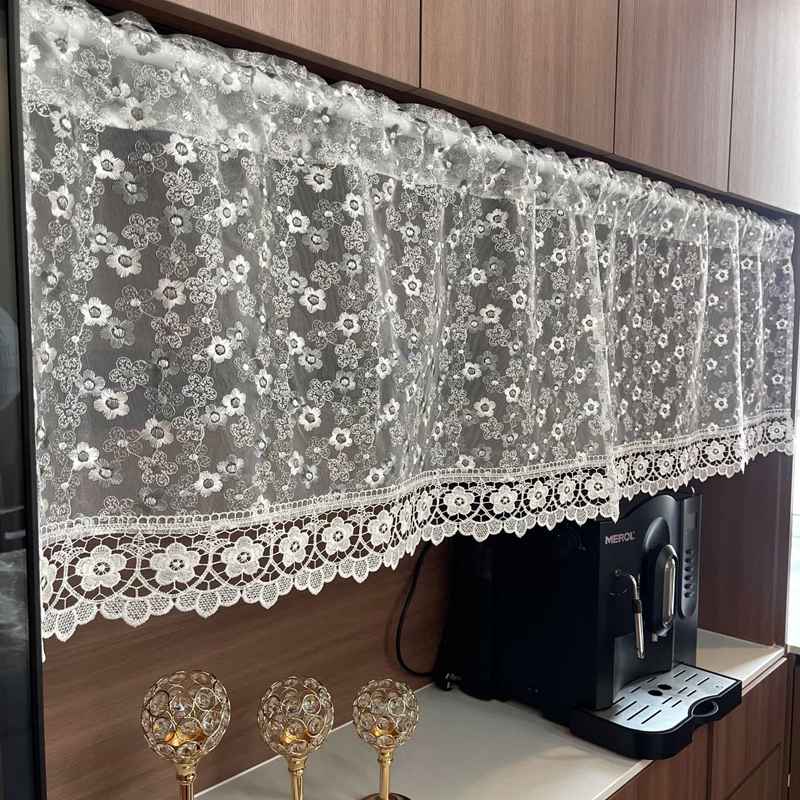 　　　 ◆◇◆売れている秘密◆◇◆ 【お洒落なレースデザイン】繊細な刺繍が施されたカフェカーテンは、光を優しく取り入れながらお部屋を華やかに彩ります。フレンチカントリー風の可愛い花柄デザインが、ナチュラルで温かみのある空間を演出。リビングやキッチンの窓辺に飾るだけで、なインテリアとして引き立ちます。 【程よい透け感と目隠し効果】外からの視線を遮る目隠しカーテンとして最適です。優しい光を室内に取り込みつつ、プライバシーをしっかりと守ります。キッチンや洗面所の小窓用カーテンとしてだけでなく、カラーボックスの仕切りや収納棚の防塵カバーとしても大活躍する便利な一枚です。 【つっぱり棒で簡単取り付け】上部はつっぱり棒を通すだけのシンプルな仕様となっており、壁を傷つけずに手軽に設置できます。賃貸住宅やDIYが苦手な方でも、届いたその日からすぐにお使いいただけます。場所を選ばず、模様替えもスムーズに行える実用性の高いカフェカーテン レースです。 【お手入れ簡単で長持ち】丈夫で手触りの良いメッシュ生地を採用しており、日常の汚れも手軽に洗うことができます。丁寧な裁縫により型崩れしにくく、長く愛用できる小窓 カーテンです。いつでも清潔な状態を保てるため、湿気の気になるキッチンや水回りでの使用も安心してお使いいただけます。 【多用途に使えるサイズ感】お部屋の間仕切りカーテンとして、ドアや本棚、カラーボックスの目隠しなど、アイデア次第で幅広くご活用いただけます。新築祝いや引っ越し祝いのプチギフトとしても喜ばれるハーフカーテンです。北欧風やナチュラルインテリアなど、どんなお部屋のテイストにも調和します。 　　　◆◇◆注意事項◆◇◆ご覧のモニターの環境、撮影環境により実物と色味が異なって見える場合がございます。湿った状態で他のものと擦り合わせると色が移る恐れがあります。濃色品の洗濯時は、白色、淡色と分けて洗ってください。説明 【フラワー刺繍】繊細な花柄のレース刺繍を施したカフェカーテン レースは、お部屋に温かみのあるナチュラルな雰囲気を演出します。光を程よく通すシアーな質感の小窓カーテンで、でクラシカルな北欧風やカントリー調のインテリアに美しく調和し、窓辺を華やかに彩ります。 【すっきり隠せる目隠し効果】ごちゃつきがちな収納棚やカラーボックスの目隠しカーテンとして最適です。お気に入りの食器棚やキッチンのオープンに防塵カーテンとして取り付けるだけで、ホコリを防ぎながら生活感を隠せます。プライバシーを守りつつ、お部屋をおしゃれに整えます。 【突っ張り棒で簡単取り付け】上部はつっぱり棒 カーテン仕様となっており、壁を傷つけずに簡単に設置できる間仕切りカーテンです。キッチンやリビング、洗面所などの小窓に飾るだけで、本物のカフェのような心地よくおしゃれな空間作りが楽しめ、毎日の暮らしが楽しくなります。 【丁寧な縫製と簡単お手入れ】裾のカットワークや細部の刺繍まで丁寧に仕立てられたレースカーテン 小窓は、しわになりにくく耐久性に優れています。汚れても手軽に優しく手洗いできるため、いつでも清潔な状態を保てます。日常使いのショートカーテンとして、長く愛用していただける品質です。 【多彩なシーンで活躍】適度なサイズ感のミニカーテンは、キッチンの出窓やトイレの小窓、階段の踊り場など、家中の様々な場所でキッチンカーテンとして大活躍します。新築祝いや引っ越し祝いのプチギフトとしても喜ばれる、実用性とインテリア性を兼ね備えたおすすめのデコレーション布地です。