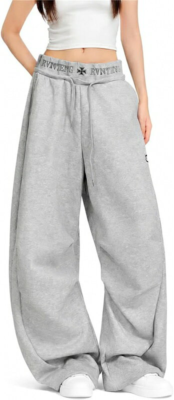 　　　 ◆◇◆売れている秘密◆◇◆ ウエスト:50 ヒップ:118 パンツ丈:100 股下:76 / ウエスト:54 ヒップ:122 パンツ丈:101 股下:77 / ウエスト:58 ヒップ:126 パンツ丈:102 股下:78 / ウエスト:62 ヒップ:130 パンツ丈:103 股下:79 / ウエスト:66 ヒップ:134 パンツ丈:104 股下:80 【トレンドのダブルウエスト】重ね着風のウエストデザインが目を引くスウェットパンツ レディースは、こなれ感のあるストリートスタイルを演出します。立体的なカーブシルエットが美しく、脚のラインを拾わずにすっきりとした印象を与え、毎日のコーディネートに新鮮なアクセントをプラスします。 【美しいシルエットで体型カバー】ゆったりとしたルーズな幅広のワイドパンツ レディースは、気になる太ももやヒップラインを自然にカバーします。気になる脚の形を隠しながら、全体をスマートに見せるため、自信を持って街歩きやダンスなどのアクティビティを楽しむことができます。 【動きやすさと快適な履き心地】伸縮性と通気性に優れた素材を使用したスウェット ワイドパンツは、激しいダンスの動きにもスムーズに対応します。ウエストはドローストリング仕様で調整しやすく、ヒップホップやジャズダンスの練習着としてはもちろん、普段のリラックスタイムにも最適です。 【丁寧な仕立てと簡単なイージーケア】しっかりとした縫製で型崩れしにくく、日常使いに頼もしいルーズ スウェットパンツです。ご家庭での洗濯も簡単で、型崩れを気にせず繰り返し着用いただけます。柔らかく肌触りの良い生地感で、長時間の着用でもずっと心地よさが続きます。 　　　◆◇◆注意事項◆◇◆ご覧のモニターの環境、撮影環境により実物と色味が異なって見える場合がございます。湿った状態で他のものと擦り合わせると色が移る恐れがあります。濃色品の洗濯時は、白色、淡色と分けて洗ってください。説明 【商品紹介】 ◆ ウエスト:50 ヒップ:118 パンツ丈:100 股下:76 / ウエスト:54 ヒップ:122 パンツ丈:101 股下:77 / ウエスト:58 ヒップ:126 パンツ丈:102 股下:78 / ウエスト:62 ヒップ:130 パンツ丈:103 股下:79 / ウエスト:66 ヒップ:134 パンツ丈:104 股下:80 ◆【トレンドのダブルウエスト】重ね着風のウエストデザインが目を引くスウェットパンツ レディースは、こなれ感のあるストリートスタイルを演出します。立体的なカーブシルエットが美しく、脚のラインを拾わずにすっきりとした印象を与え、毎日のコーディネートに新鮮なアクセントをプラスします。 ◆【美しいシルエットで体型カバー】ゆったりとしたルーズな幅広のワイドパンツ レディースは、気になる太ももやヒップラインを自然にカバーします。気になる脚の形を隠しながら、全体をスマートに見せるため、自信を持って街歩きやダンスなどのアクティビティを楽しむことができます。 ◆【動きやすさと快適な履き心地】伸縮性と通気性に優れた素材を使用したスウェット ワイドパンツは、激しいダンスの動きにもスムーズに対応します。ウエストはドローストリング仕様で調整しやすく、ヒップホップやジャズダンスの練習着としてはもちろん、普段のリラックスタイムにも最適です。 ◆【丁寧な仕立てと簡単なイージーケア】しっかりとした縫製で型崩れしにくく、日常使いに頼もしいルーズ スウェットパンツです。ご家庭での洗濯も簡単で、型崩れを気にせず繰り返し着用いただけます。柔らかく肌触りの良い生地感で、長時間の着用でもずっと心地よさが続きます。 【洗濯の注意事項】 ★洗濯機洗い可/手洗い可