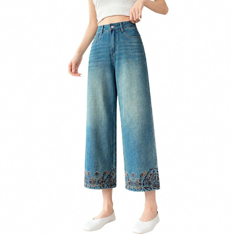 　　　 ◆◇◆売れている秘密◆◇◆ 【華やかな足元】細部にまで美しいフラワーレースを施した「刺繍 ジーンズ」です。ヴィンテージ感のあるインディゴブルーの「デニムパンツ レディース」は、いつものコーディネートに取り入れるだけで、された大人のカジュアルスタイルを華やかに演出します。 【美脚見えシルエット】脚のラインを拾わないゆったりとした「ワイドデニム レディース」仕様で、気になる体型カバーとスタイルアップを同時に叶えます。「ストレートデニムパンツ」のストンと落ちる美しいシルエットが、縦のラインを自然に強調し、すっきりとした印象を与えます。 【爽やかな履き心地】動きやすさを追求した「クロップドパンツ デニム」は、お出かけから旅行までストレスフリーで着用できます。足首が見える絶妙な丈感が魅力の「美脚 ジーンズ」として、スニーカーやサンダル、パンプスとも相性で、軽やかな足元を演出します。 【上質な素材感】柔らかく肌なじみの良いデニム素材を採用した「レディース ジーンズ」です。丁寧な仕立てと丈夫な生地感により、型崩れしにくくデイリーユースに最適。風合い豊かな質感の「デニムパンツ レディース」は、履き込むほどに体に優しく馴染んでいきます。 【幅広いコーディネート】バランスよく着こなせるため「低身長 デニム」としても大活躍する一着。カジュアルなTシャツからフェミニンなブラウスまで幅広くマッチし、日々のスタイリングを楽しくします。大切な方へのギフトにも喜ばれるな「刺繍 ジーンズ」です。 　　　◆◇◆注意事項◆◇◆ご覧のモニターの環境、撮影環境により実物と色味が異なって見える場合がございます。湿った状態で他のものと擦り合わせると色が移る恐れがあります。濃色品の洗濯時は、白色、淡色と分けて洗ってください。説明 【華やかな刺繍デザイン】裾に施された繊細な花柄の刺繍レースが目を引くレディースワイドパンツデニムです。ヴィンテージ感漂うブルーデニムになアクセントを添え、歩くたびに足元を美しく彩ります。カジュアルさの中に女性らしさをプラスした、周囲と差がつくお洒落な刺繍ジーンズです。 【美脚を叶えるストレートデニム】脚のラインを拾いにくいゆったりとしたストレートデニムレディースは、体型カバーと着痩せ効果を両立します。足首が覗く絶妙なクロップドパンツデニム（8分丈）デザインで、全体をスッキリと見せ、小柄な方でもバランス良くスタイルアップした着こが楽しめます。 【快適な履き心地と動きやすさ】肌触りが柔らかく程よい厚みのデニム生地を採用したジーパンレディースです。締め付け感が少なく、デイリーユースから旅行、休日のお出かけまで一日中リスして着用できます。通気性も良く、季節の変わり目である春秋のコーディネートにヘビロテ間違いの一着です。 【丁寧な縫製と優れた耐久性】細部まで丁寧に仕上げられたステッチと、繰り返しの洗濯でも型崩れしにくいタフな作りが魅力のデニムパンツレディースです。刺繍部分もほつれにくく施されており、お気に入りのデザインを長く愛用していただけます。大人のカジュアルスタイルにふさわしい、上質な仕上がりです。 【幅広いコーデに合う万能アイテム】シンプルなTシャツやブラウスと合わせるだけで、な大人カジュアルが完成するクロップドパンツデニムです。スニーカーでカジュアルに、パンプスで綺麗めにと、幅広い着こに対応します。自分へのご褒美はもちろん、大切な方への実用的なプレゼントにも最適です。