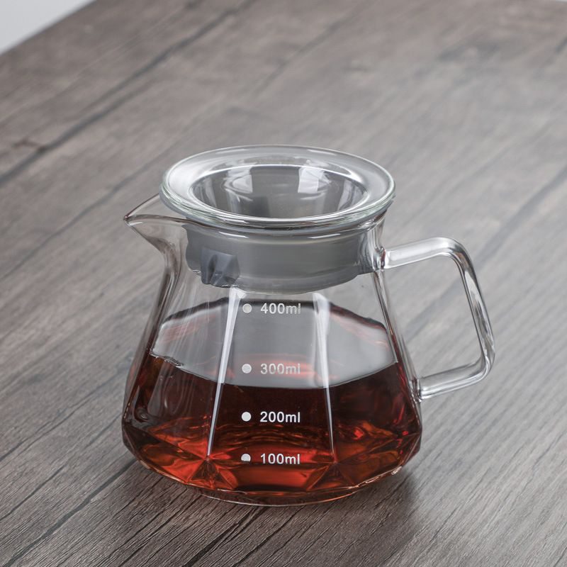 　　　 ◆◇◆売れている秘密◆◇◆ 【美しいダイヤカットデザイン】上質な耐熱ガラス コーヒーサーバーは、宝石のようなダイヤカットデザインが光を美しく反射します。透明度の高いガラスカラフェがおしゃれなカフェタイムを演出し、淹れたてのコーヒーの美しい色合いを目でも楽しむことができます。食卓を華やかに彩るインテリアとしても最適です。 【正確な目盛りでプロの味わい】200mlから600mlまでの便利な目盛り付きのコーヒーデカンタです。湯量を正確に計れるため、いつでもブレのない美味しい一杯を抽出できます。セットのコーヒードリッパーと合わせることで、初心者でも手軽に本格的なハンドドリップが楽しめ、毎朝のコーヒータイムが格段に充実します。 【握りやすく注ぎやすい設計】人間工学に基づいた大きめのハンドルを備えたドリップコーヒー器具です。ガラス製でありながら持ちやすく、注ぎ口は液だれしにくいV字型設計を採用。この使いやすいコーヒーサーバーを使えば、最後の一滴までスムーズに注ぐことができ、穏やかなおうちカフェの時間を心地よくサポートします。 【お手入れ簡単でいつも清潔】広口設計を採用した耐熱ガラス製コーヒーサーバーは、奥まで手が届きやすくスポンジで簡単に丸洗いできます。コーヒーのニオイや色移りがしにくく、いつでも衛生的にご使用いただけます。耐久性に優れた肉厚のガラスを採用しているため、毎日のご使用でも長く愛用いただけます。 【大切な人へのギフトにも最適】最大600mlの大容量コーヒーカラフェは、ご家族での団らんや来客時のおもてにぴったりのサイズ感です。実用性とデザイン性を兼ね備えたコーヒーサーバーは、コーヒー愛好家への新築祝いや結婚祝い、誕生日のプレゼントとしても喜ばれること間違いの逸品です。 　　　◆◇◆注意事項◆◇◆ご覧のモニターの環境、撮影環境により実物と色味が異なって見える場合がございます。湿った状態で他のものと擦り合わせると色が移る恐れがあります。濃色品の洗濯時は、白色、淡色と分けて洗ってください。説明 【おしゃれなガラスサーバー】宝石のように美しいダイヤモンドカットが施されたガラスサーバーです。透明度の高い耐熱ガラスを使用しており、抽出されるコーヒーの美しい色合いを目でも楽しめます。テーブルを華やかに彩り、毎日のコーヒータイムを贅沢な時間に変えてくれるデザイン性の高いコーヒーカラフェです。 【便利な目盛り付きコーヒーデカンタ】200mlから600mlまでの正確な目盛りが付いているコーヒーデカンタです。抽出量が一目で確認できるため、いつでも安定した味わいの手淹れコーヒーを楽しめます。お好みの濃度に合わせて調節しやすく、ハンドドリップ初心者の方にもおすすめのコーヒーサーバーです。 【使いやすいドリップコーヒーサーバー】持ちやすく手に馴染む形状のハンドル設計を採用したドリップコーヒーサーバーです。注ぎ口は液だれしにくいV字型になっており、カップへスムーズにコーヒーを注ぐことができます。忙しい朝の時間でもストレスなくスマートに使用できる、実用性に優れた手淹れコーヒー器具です。 【お手入れ簡単な耐熱ガラス容器】広口設計を採用した耐熱ガラス容器なので、底まで手が届きやすく毎日の洗浄が簡単です。油分やニオイが残りにくいガラス製で、いつでも清潔に保つことができます。日常使いのコーヒーカラフェとして衛生的に使用でき、長く愛用できる頑丈なドリップポットです。 【ギフトにもおすすめのコーヒーサーバー】最大容量600mlのコーヒーサーバーは、ご家族での団らんや来客時のおもてに最適です。シンプルながらのあるデザインは、コーヒー好きな方への新築祝いなどのプレゼントにも喜ばれます。おしゃれなハンドドリップ生活を始める方に最適なコーヒー用品です。
