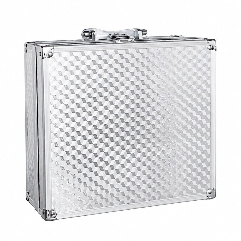 　　　 ◆◇◆売れている秘密◆◇◆ 【スタイリッシュなアルミデザイン】スタイリッシュな質感とを兼ね備えたアルミ合金製アタッシュケース。軽くて頑丈なアルミツールボックスは、スタイリッシュな外観でご家庭でも職場でもスマートに持ち運べるされたハードケースです。 【優れた耐衝撃＆保護性能】堅牢なアルミフレーム構造と補強コーナーパーツを採用した耐衝撃アルミケース。外部からの強い圧力や落下衝撃から中身を守るため、大切な精密機器や工具収納用のツールケースとしての保護力を発揮します。 【柔らかいクッション内装】内側には衝撃吸収性に優れた柔らかいライナーを敷き詰めており、収納物を優しくガードします。工具や貴重品の擦れ傷を防ぎ、握りやすいハンドル付きで長時間の持ち歩きでも快適にご使用いただける収納ケースです。 【高い耐久性＆安心のロック】キズや汚れに強い表面加工を施した耐摩耗性アルミボックス。丈夫なバックル金具としっかりした構造で長期間の頻繁な使用にも耐えられ、業務用道具箱やDIY用ハードケースとしても安心して永く愛用いただけます。 【コンパクトな多用途サイズ】外寸約26×23×10.5cmのコンパクトな汎用工具箱。家庭用diyツールボックス、撮影機材ケース、ビジネス用書類収納ボックスなど、様々な生活シーンや用途に合わせて自由に活用できる利便性の高いアルミケースです。 　　　◆◇◆注意事項◆◇◆ご覧のモニターの環境、撮影環境により実物と色味が異なって見える場合がございます。湿った状態で他のものと擦り合わせると色が移る恐れがあります。濃色品の洗濯時は、白色、淡色と分けて洗ってください。説明 【されたアルミデザイン】上質で美しい幾何学模様が映えるアルミツールボックス。軽量かつ頑丈なアルミ合金フレームを採用し、スタイリッシュな佇まいでお部屋のインテリアや作業場にも自然と調和します。大切な道具をおしゃれに保管したい方に最適なアタッシュケース型収納ボックスです。 【優れた耐衝撃＆保護性能】内装には柔らかなクッション緩衝材を施し、衝撃や擦れから精密機器や大切な工具を優しく保護する保護ツールケース。ハードな外部シェルが高い耐圧性を誇り、万が一の落下や外部からの圧力でも中身をしっかりと守り抜く頼れる収納ケースです。 【持ち運びやすく快適な操作性】手になじむ握りやすいハンドル付きで、おうちのDIYから屋外での作業まで軽快に携帯できるポータブル工具箱。片手で開閉できる頑丈なバックルを採用し、必要なアイテムをサッと取り出せて毎日のメンテナンスや趣味の時間をより快適に演出します。 【長持ちする高耐久設計】コーナー部分を金属パーツでしっかり補強した高耐久アルミケース。キズや摩擦に強い耐摩耗加工が施されており、頻繁な持ち運びや現場でのハードユースにも安心です。汚れもサッと拭くだけでお手入れが簡単、いつまでも清潔でを保ちます。 【多用途なコンパクトサイズ】約26×23×10.5cmの扱いやすいサイズ感で、家庭用工具入れとしてはもちろん、カメラ機材やコレクションの整理、プロの現場用キャリングケースにも最適。大切な道具をきれいに整理整頓でき、DIY好きなご家族や友人への贈り物にも喜ばれます。