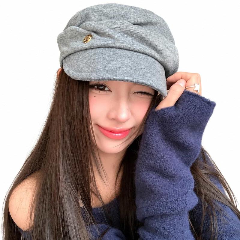 　　　 ◆◇◆売れている秘密◆◇◆ 【キャスケット】約35cm×35cmの程よいゆとりを持たせた立体フォルム設計で、頭部を優しく包み込みすっきりとしたシルエットを演出します。平置き時も適度なボリューム感があり、被るだけでナチュラルな立体感が生まれるこだわりのサイズ感。圧迫感がなく、長時間着用しても快適な心地よさをキープします。デイリー使いから旅行のお供まで幅広く活躍する帽子です。 【ベレー帽】くしゅくしゅとしたドレープタックとフロントのワンポイントパーツが、洗練された印象を与える大人可愛いデザインです。短めのつばが付いているため、すっぴん隠しや日差し対策にも役立ちます。韓国風のなレトロ感が漂い、コーディネートに取り入れるだけでワンランク上のスタイリングが完成。きれいめスタイルからカジュアルまで柔軟にマッチします。 【レディース帽子】ふんわりとしたボリュームシルエットが顔周りを華奢に見せ、嬉しい小顔効果を期待できます。被り心地が非常にやわらかく、頭の形を選ばずに綺麗になじむため、帽子初心者の方でも簡単にまとまります。深めに被ってクールに決めたり、浅めに被って可愛らしく見せたりと、その日の気分やヘアスタイルに合わせてアレンジをお楽しみいただけます。 【小顔効果】シワになりにくい扱いやすい素材を使用しており、折りたたんでに入れて持ち歩く際にも便利です。通勤や通学はもちろん、週末のショッピング、お出かけ、旅行、野外イベントなど、様々な生活シーンで重宝します。季節の変わり目である春や秋から肌寒い冬まで、ロングシーズンにわたってコーデのアクセントとしてフレキシブルに重宝する逸品です。 【すっきり見え】シンプルな無地ベースの落ち着いたカラー展開で、コートやニット、ジャケットなどお手持ちの洋とスムーズになじみます。大人っぽい洗練された雰囲気を醸し出し、普段のスタイリングにプラスするだけで一気におしゃれ度が高まります。年代を問わず着用しやすい汎用性の高い仕上がりで、ご自身用にはもちろん大切な方へのギフトにも適しています。 　　　◆◇◆注意事項◆◇◆ご覧のモニターの環境、撮影環境により実物と色味が異なって見える場合がございます。湿った状態で他のものと擦り合わせると色が移る恐れがあります。濃色品の洗濯時は、白色、淡色と分けて洗ってください。説明 【洗練されたフォルムと快適な被り心地を両立したキャスケットベレー帽】ナチュラルな立体感が魅力のタックデザインを施した、つば付きベレー帽が登場しました。約35cm×35cmのゆったりとしたサイズ感で作られており、頭部を締め付けずふんわりと優しく包み込みます。フロント部分のくしゅくしゅとしたドレープ加工とワンポイントパーツが、程よいアクセントとなり、被るだけでこなれ感のある大人可愛いスタイリングを演出します。【顔周りをすっきり見せる小顔効果デザイン】トップに適度なボリュームを持たせることで、視線を上へと誘導し、顔周りをすっきりと華奢に見せる効果が期待できます。短めの目立ちすぎないつばがついており、ノーメイクでのお出かけ時や日差しの気になる外出時にも重宝します。深めの被り心地でしっかり固定できるため、風のある日の外出でもしてご使用いただけます。【やわらかな肌触りとデイリーに馴染む使い勝手】しっとりとなめらかな風合いのニット調素材を採用しており、頭部に触れる部分もさらっと快適です。シワになりにくいしなやかな仕様で、折りたたんでコンパクトに持ち運べるのも魅力のひとつ。出先で脱いだ際もバッグにサッと収納でき、旅行やレジャー、週末のショッピングにも大変便利です。【多角的なシーンで映えるなスタイリング力】韓国ファッションやレトロヴィンテージ風のきれいめコーデをはじめ、定番のカジュアルスタイルまで幅広く対応。秋口の肌寒くなる季節から冬の防寒、春先の風よけまで、季節の変わり目を中心に長期間ご活用いただけます。通勤・通学の日常使いから、デートや旅行などの特別なイベントまで、どんな装いにも上品さをプラスしてくれるのアイテムです。