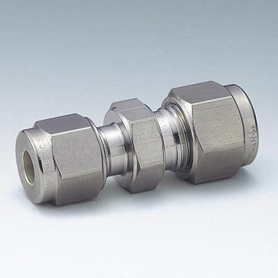 【特徴】●基本構成は、継手本体、フロントフェルール、バックフェルール、ナットの4点の部品からなり使用時にチューブが接続されます。●使用時のフロントとバックの2つのフェルールは、相互の連動作用により、チューブの許容限度内の外径、肉厚、材質、硬度の変化を補正し、漏れの生じない優れた接続を常に保障します。●Hy-Lokチューブ継手は、Hy-LokCorporationの厳格な品質管理プログラムのもとで製造され、このプログラムによりHy-LokCorporationはASME品質システムとISO9001の認証を取得しています。【材質】●ステンレス鋼316【その他情報、説明】【チューブ】●Hy-Lokチューブ継手には、さまざまな材質と広範な肉厚のチューブを適用できます。ただし、Hy-Lokチューブ継手を使用して、信頼でき、安全で漏れのない取り付けを行うには、チューブの指定、選択、取扱を慎重に行うことが不可欠です。一般的な規則を以下に示します。●1.チューブの材質がプロセス流体に適合していなければなりません。●2.肉厚を選定するときは、温度、圧力、振動、衝撃の条件を考慮する必要があります。さらに、肉厚が極端に厚過ぎると適切なひずみが得られないことがあり、肉厚が薄過ぎるとフェルールの動きによって破損が生じるおそれがあります。●3.金属チューブは、継手の材質よりも柔らかくなければなりません。チューブと継手が同じ材質である場合、チューブが十分に焼きなましされている必要があります。●4.漏れが生じないように取り付けるには、チューブの表面仕上げが滑らかで、表面に溶接線、傷、ドローマークがあってはなりません。●5.長短径比や外径の公差が大きいチューブは、継手に適応しない、または適切に機能しないおそれがあります。●6.チューブ端が直角に切断され、適切にバリが除去されている場合に、最高の性能が発揮されます。Hy-Lokチューブ継手を使用して最高の性能を得るための推奨チューブ仕様を以下に示します。●【ステンレス鋼管】完全焼きなまし、シームレス、タイプ304、316(ASTMA269準拠または同等品)、ロックウェル硬さRb80以下●【銅管】シームレス軟質焼きなまし(焼き戻しO60)、最大硬度60(ASTMB75準拠または同等品)、あるいはシームレスウォーターチューブ、タイプKまたはタイプL、焼きなまし(焼き戻しO06)、最大硬度50のコイル状、または焼きなまし(焼き戻しO50)、最大硬度55のストレートタイプ(ASTMB88準拠または同等品)●【モネル管】完全焼きなまし、シームレス、合金400(ASTMB165準拠または同等品)、最大硬度Rb75●【ガス供給】ガスの分子はきわめて小さいため、表面の欠陥による微細な経路から漏れが生じます。これらの欠陥は、薄肉のチューブよりも、フェルールの動きに対して抵抗力のある厚肉のチューブを使用すると防止できます。ガス供給に用いる最小肉厚を以下に示します。詳細情報・スペックチューブ外径D D：18チューブ外径D D1：15d最小：12対面距離(六角二面幅)h：27対面距離(六角二面幅)H：30対面距離(六角二面幅)H1：25A：24.4A1：24.4B：22.0B1：22.0l：33.3L：53.50