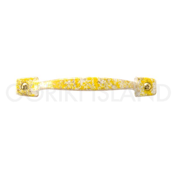 ≪ブラス DIY インテリア 家具リメイク 収納 ゴーリキアイランド ネジ付 開き扉 クローゼット 引出 食器 棚 金具 玄関 リビング デスク キッチンハンドル BN11 BLY≫2017年の新商品です。キャビネットの引き出し等に適したサイズのシンプルなハンドル。イタリアの職人が塗装を施したオリジナリティの高い仕上げ。塗装を剥ぎ取った様な風合いの美しいアンティーク仕上げで、掠色（りゃくしょく）仕上げと呼んでいます。アンティークな風合いを感じる黄色です。サイズ幅113×高さ16×奥行22mmカラー/材質・仕上げ黄色/真鍮掠色仕上げお手入れ方法お手入れは乾拭き程度で、汚れは薄めた中性洗剤などを付けた柔らかい布で拭き取ってください。付属品取付ビス（3.1×162P）生産国イタリア