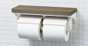 この商品のメーカーへのお問い合わせはコチラ　→　ペーパーが2個付けられ、棚には小物などを置けます。高耐荷重タイプもご用意しています。寸法：328×107×116カラー：〈紙巻器本体〉WAのみ〈棚〉ミドルグレード（JP、JZ、JR）材質：〈紙巻器本体〉ABS樹脂〈棚〉木質材料（表面材：WA：PETシート、他：オレフィンシート）■ ワンハンドカット機能■ 芯無対応（別売の2連用芯無しペーパー用芯棒（A-8685/WA）が必要です）