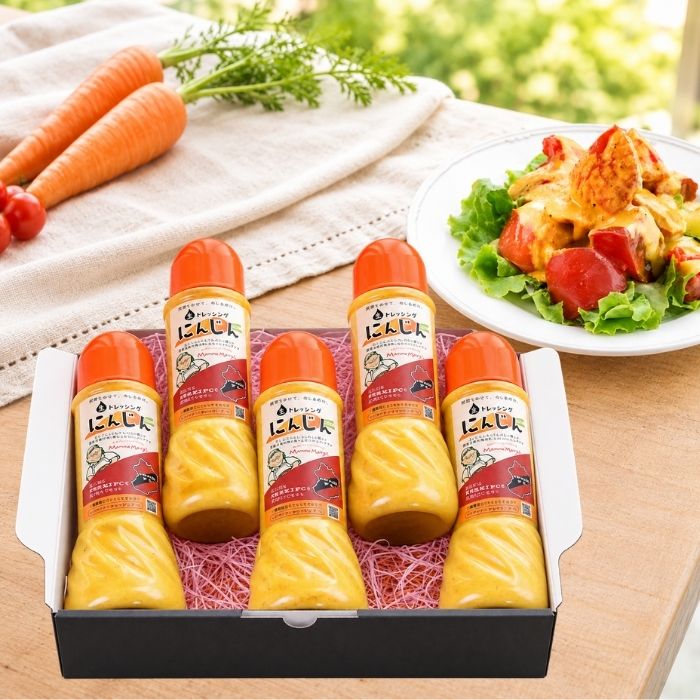 手作りにんじんドレッシング 名称 分離液状ドレッシング 原材料名 食用植物油脂(国内製造)、にんじん、タマネギ、醸造酢、濃口しょうゆ、はちみつ、セロリ、醸造酢（ぶどう酢）、にんにく、食塩、黒胡椒、酒精、調味料（アミノ酸）、甘味料、（ステビア、甘草） （一部に小麦・大豆を含む） はちみつが含まれています。1歳未満のお子様には与えないでください。 内容量 400ml 賞味期限 製造日から90日 保存方法 要冷蔵（10℃以下）で保存してください。 開封後は冷蔵庫に保存してお早めにご使用ください。 製造者 株式会社マルベリィ 福島県いわき市平字堂ノ前13