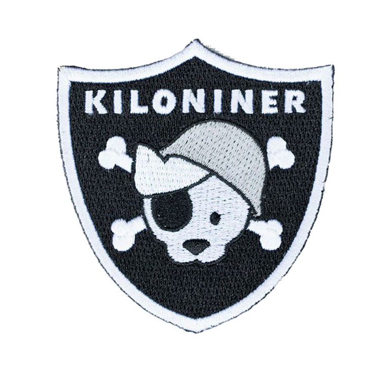 KILONINER TOP ＞ 商品一覧 ＞ パッチ 商品名【KILONINER 】Pirate Dawg Patch 商品説明 Pirate Dawg Patch 裏面は面ファスナーなので、アイロンや穴あけの必要も無く、簡単にハーネスやリードに貼り付けてカスタマイズが楽しめます。 ※洗濯の際はパッチを取り外してください。 サイズ 1size : 7.5cm × 7.5cm よくあるご質問 Q. いつ発送されますか？ A. 即日発送(土日祝除く) ＞ 最短翌日お届け Q. 日時指定はできますか？ A. 可能です。決済画面にてご希望の日時をお選びください。 ご注文時の注意事項 ■生産時期や製造ロットにより、色味・質感・仕様・デザイン等に若干の個体差が生じる場合がございますが、品質には問題ございません。あらかじめご了承ください。 ■製品仕様やパッケージは改良のため予告なく変更される場合があります。 ■北海道・沖縄・東北地域は中2日程お届け迄にお時間を要します。その為日時ご指定いただきました場合もご希望に添えない場合がございます。また、配送業者様の運行状況や天候によりお届け日が前後する可能性がございます。予めご了承くださいませ。 ■当サイトでは複数店舗で在庫を共有しているため、タイミングにより在庫数にずれが生じる場合がございます。 ご注文時にサイトにて在庫があった場合でも僅差により商品が欠品となる場合もございます。 その場合は、ご注文確認後に当店より欠品の旨ご連絡させていただきます。大変ご迷惑をお掛けいたしますが、あらかじめご了承いただけますようお願いいたします。 ■環境に配慮し、当店では簡易包装にてお届けいたします。 ■洗濯方法については、洗濯表示タグをご確認ください。 ■返品・交換・修理について [必読] ご注文に関する注意事項 ＞KILONINER TOP ＞ 商品一覧 ＞ パッチ