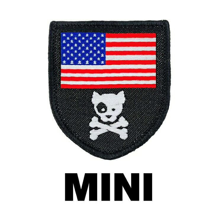 KILONINER TOP ＞ 商品一覧 ＞ パッチ 商品名【KILONINER 】Mini American Dog & Crossbones Shield Patch 商品説明 ミニ ドッグ＆クロスボーン シールド パッチ KILONINERのロゴと国旗をあしらったシールド型のパッチです。 裏面は面ファスナーなので、アイロンや穴あけの必要も無く、簡単にハーネスやリードに貼り付けてカスタマイズが楽しめます。 ※洗濯の際はパッチを取り外してください。 サイズ 1size : 4.4cm × 3.8cm 素材 合成繊維 よくあるご質問 Q. いつ発送されますか？ A. 即日発送(土日祝除く) ＞ 最短翌日お届け Q. 日時指定はできますか？ A. 可能です。決済画面にてご希望の日時をお選びください。 ご注文時の注意事項 ■生産時期や製造ロットにより、色味・質感・仕様・デザイン等に若干の個体差が生じる場合がございますが、品質には問題ございません。あらかじめご了承ください。 ■製品仕様やパッケージは改良のため予告なく変更される場合があります。 ■北海道・沖縄・東北地域は中2日程お届け迄にお時間を要します。その為日時ご指定いただきました場合もご希望に添えない場合がございます。また、配送業者様の運行状況や天候によりお届け日が前後する可能性がございます。予めご了承くださいませ。 ■当サイトでは複数店舗で在庫を共有しているため、タイミングにより在庫数にずれが生じる場合がございます。 ご注文時にサイトにて在庫があった場合でも僅差により商品が欠品となる場合もございます。 その場合は、ご注文確認後に当店より欠品の旨ご連絡させていただきます。大変ご迷惑をお掛けいたしますが、あらかじめご了承いただけますようお願いいたします。 ■環境に配慮し、当店では簡易包装にてお届けいたします。 ■洗濯方法については、洗濯表示タグをご確認ください。 ■返品・交換・修理について [必読] ご注文に関する注意事項 ＞KILONINER TOP ＞ 商品一覧 ＞ パッチ