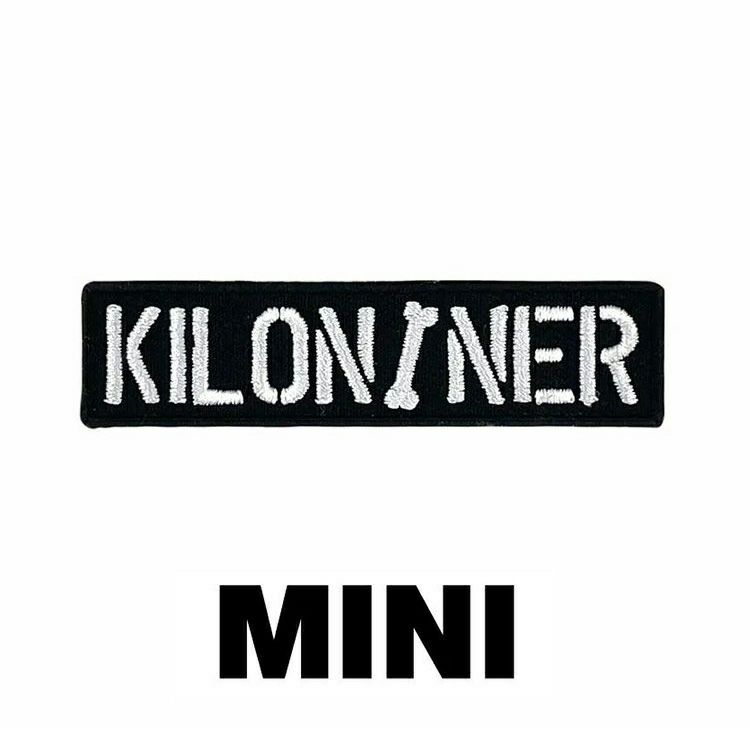 KILONINER TOP ＞ 商品一覧 ＞ パッチ 商品名【KILONINER 】Mini Stencil Patch 商品説明 KILONINERのロゴをあしらったシンプルなパッチです。 裏面は面ファスナーなので、アイロンや穴あけの必要も無く、簡単にハーネスやリードに貼り付けてカスタマイズが楽しめます。 ※洗濯の際はパッチを取り外してください。 サイズ 1size : 1.9cm × 7.6cm 素材 合成繊維 よくあるご質問 Q. いつ発送されますか？ A. 即日発送(土日祝除く) ＞ 最短翌日お届け Q. 日時指定はできますか？ A. 可能です。決済画面にてご希望の日時をお選びください。 ご注文時の注意事項 ■生産時期や製造ロットにより、色味・質感・仕様・デザイン等に若干の個体差が生じる場合がございますが、品質には問題ございません。あらかじめご了承ください。 ■製品仕様やパッケージは改良のため予告なく変更される場合があります。 ■北海道・沖縄・東北地域は中2日程お届け迄にお時間を要します。その為日時ご指定いただきました場合もご希望に添えない場合がございます。また、配送業者様の運行状況や天候によりお届け日が前後する可能性がございます。予めご了承くださいませ。 ■当サイトでは複数店舗で在庫を共有しているため、タイミングにより在庫数にずれが生じる場合がございます。 ご注文時にサイトにて在庫があった場合でも僅差により商品が欠品となる場合もございます。 その場合は、ご注文確認後に当店より欠品の旨ご連絡させていただきます。大変ご迷惑をお掛けいたしますが、あらかじめご了承いただけますようお願いいたします。 ■環境に配慮し、当店では簡易包装にてお届けいたします。 ■洗濯方法については、洗濯表示タグをご確認ください。 ■返品・交換・修理について [必読] ご注文に関する注意事項 ＞KILONINER TOP ＞ 商品一覧 ＞ パッチ