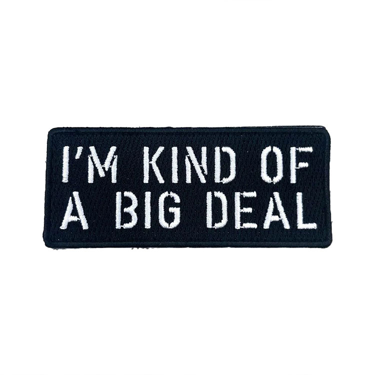 KILONINER TOP ＞ 商品一覧 ＞ パッチ 商品名【KILONINER 】I'm KIND OF A BIG DEAL Patch 商品説明 I'm KIND OF A BIG DEAL Patch 裏面は面ファスナーなので、アイロンや穴あけの必要も無く、簡単にハーネスやリードに貼り付けてカスタマイズが楽しめます。 ※洗濯の際はパッチを取り外してください。 サイズ 1size : 3.8cm × 9cm よくあるご質問 Q. いつ発送されますか？ A. 即日発送(土日祝除く) ＞ 最短翌日お届け Q. 日時指定はできますか？ A. 可能です。決済画面にてご希望の日時をお選びください。 ご注文時の注意事項 ■生産時期や製造ロットにより、色味・質感・仕様・デザイン等に若干の個体差が生じる場合がございますが、品質には問題ございません。あらかじめご了承ください。 ■製品仕様やパッケージは改良のため予告なく変更される場合があります。 ■北海道・沖縄・東北地域は中2日程お届け迄にお時間を要します。その為日時ご指定いただきました場合もご希望に添えない場合がございます。また、配送業者様の運行状況や天候によりお届け日が前後する可能性がございます。予めご了承くださいませ。 ■当サイトでは複数店舗で在庫を共有しているため、タイミングにより在庫数にずれが生じる場合がございます。 ご注文時にサイトにて在庫があった場合でも僅差により商品が欠品となる場合もございます。 その場合は、ご注文確認後に当店より欠品の旨ご連絡させていただきます。大変ご迷惑をお掛けいたしますが、あらかじめご了承いただけますようお願いいたします。 ■環境に配慮し、当店では簡易包装にてお届けいたします。 ■洗濯方法については、洗濯表示タグをご確認ください。 ■返品・交換・修理について [必読] ご注文に関する注意事項 ＞KILONINER TOP ＞ 商品一覧 ＞ パッチ