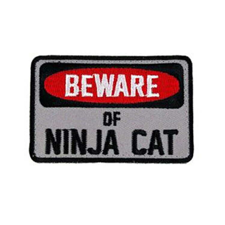 KILONINER TOP ＞ 商品一覧 ＞ パッチ 商品名【KILONINER 】BEWARE OF NINJA CAT Patch 商品説明 BEWARE OF NINJA CAT 猫におすすめのメッセージワッペン。 愛猫のハーネスボディにつけてお楽しみください。コレクションにもおすすめです。 裏面は面ファスナーなので、アイロンや穴あけの必要も無く、簡単にハーネスやリードに貼り付けてカスタマイズが楽しめます。 ※洗濯の際はパッチを取り外してください。 サイズ 約5cm × 7.5cm よくあるご質問 Q. いつ発送されますか？ A. 即日発送(土日祝除く) ＞ 最短翌日お届け Q. 日時指定はできますか？ A. 可能です。決済画面にてご希望の日時をお選びください。 ご注文時の注意事項 ■生産時期や製造ロットにより、色味・質感・仕様・デザイン等に若干の個体差が生じる場合がございますが、品質には問題ございません。あらかじめご了承ください。 ■製品仕様やパッケージは改良のため予告なく変更される場合があります。 ■北海道・沖縄・東北地域は中2日程お届け迄にお時間を要します。その為日時ご指定いただきました場合もご希望に添えない場合がございます。また、配送業者様の運行状況や天候によりお届け日が前後する可能性がございます。予めご了承くださいませ。 ■当サイトでは複数店舗で在庫を共有しているため、タイミングにより在庫数にずれが生じる場合がございます。 ご注文時にサイトにて在庫があった場合でも僅差により商品が欠品となる場合もございます。 その場合は、ご注文確認後に当店より欠品の旨ご連絡させていただきます。大変ご迷惑をお掛けいたしますが、あらかじめご了承いただけますようお願いいたします。 ■環境に配慮し、当店では簡易包装にてお届けいたします。 ■洗濯方法については、洗濯表示タグをご確認ください。 ■返品・交換・修理について [必読] ご注文に関する注意事項 ＞KILONINER TOP ＞ 商品一覧 ＞ パッチ