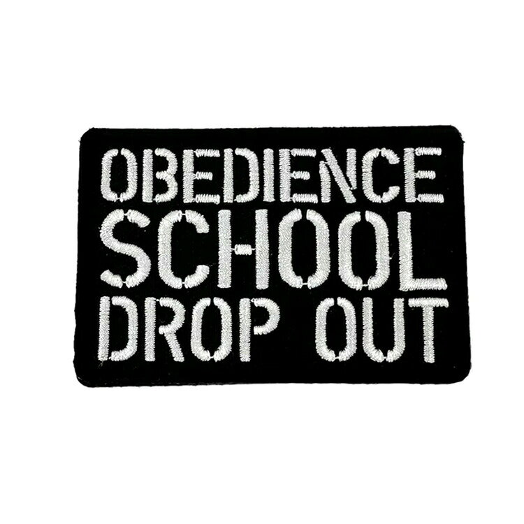 KILONINER TOP ＞ 商品一覧 ＞ パッチ 商品名【KILONINER 】Drop Out Morale Patch 商品説明 OBEDIENCE SCHOOL DROP OUT犬の訓練学校中退という意味のジョークパッチです。 裏面は面ファスナーなので、アイロンや穴あけの必要も無く、簡単にハーネスやリードに貼り付けてカスタマイズが楽しめます。 ※洗濯の際はパッチを取り外してください。 サイズ 5.1cm * 7.6cm よくあるご質問 Q. いつ発送されますか？ A. 即日発送(土日祝除く) ＞ 最短翌日お届け Q. 日時指定はできますか？ A. 可能です。決済画面にてご希望の日時をお選びください。 ご注文時の注意事項 ■生産時期や製造ロットにより、色味・質感・仕様・デザイン等に若干の個体差が生じる場合がございますが、品質には問題ございません。あらかじめご了承ください。 ■製品仕様やパッケージは改良のため予告なく変更される場合があります。 ■北海道・沖縄・東北地域は中2日程お届け迄にお時間を要します。その為日時ご指定いただきました場合もご希望に添えない場合がございます。また、配送業者様の運行状況や天候によりお届け日が前後する可能性がございます。予めご了承くださいませ。 ■当サイトでは複数店舗で在庫を共有しているため、タイミングにより在庫数にずれが生じる場合がございます。 ご注文時にサイトにて在庫があった場合でも僅差により商品が欠品となる場合もございます。 その場合は、ご注文確認後に当店より欠品の旨ご連絡させていただきます。大変ご迷惑をお掛けいたしますが、あらかじめご了承いただけますようお願いいたします。 ■環境に配慮し、当店では簡易包装にてお届けいたします。 ■洗濯方法については、洗濯表示タグをご確認ください。 ■返品・交換・修理について [必読] ご注文に関する注意事項 ＞KILONINER TOP ＞ 商品一覧 ＞ パッチ