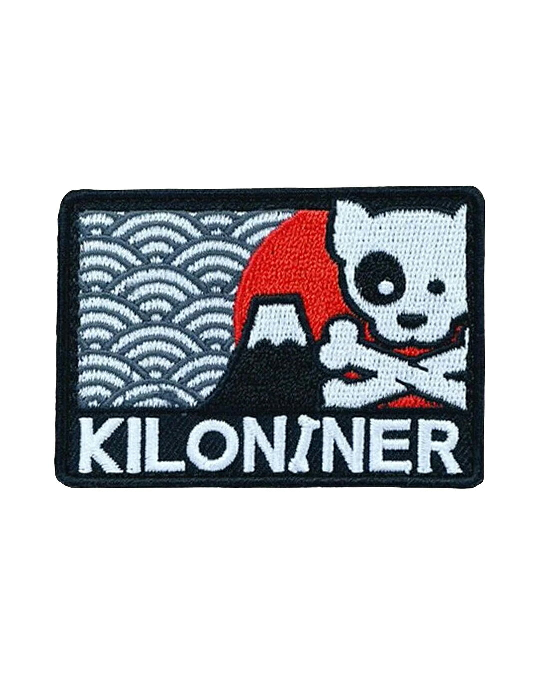 KILONINER TOP ＞ 商品一覧 ＞ パッチ 商品名【 KILONINER Mt.FUJI Dog and Crossbones Patch 】 商品説明 Mt.フジドッグ＆クロスボーン パッチ 日本オリジナルの製品です。 富士山をモチーフした珍しい和風デザインです。 裏面は面ファスナーなので、アイロンや穴あけの必要も無く、簡単にハーネスやリードに貼り付けてカスタマイズが楽しめます。 ※洗濯の際はパッチを取り外してください。 サイズ 幅：6.7cm 高さ：4.7cm よくあるご質問 Q. いつ発送されますか？ A. 即日発送(土日祝除く) ＞ 最短翌日お届け Q. 日時指定はできますか？ A. 可能です。決済画面にてご希望の日時をお選びください。 ご注文時の注意事項 ■生産時期や製造ロットにより、色味・質感・仕様・デザイン等に若干の個体差が生じる場合がございますが、品質には問題ございません。あらかじめご了承ください。 ■製品仕様やパッケージは改良のため予告なく変更される場合があります。 ■北海道・沖縄・東北地域は中2日程お届け迄にお時間を要します。その為日時ご指定いただきました場合もご希望に添えない場合がございます。また、配送業者様の運行状況や天候によりお届け日が前後する可能性がございます。予めご了承くださいませ。 ■当サイトでは複数店舗で在庫を共有しているため、タイミングにより在庫数にずれが生じる場合がございます。 ご注文時にサイトにて在庫があった場合でも僅差により商品が欠品となる場合もございます。 その場合は、ご注文確認後に当店より欠品の旨ご連絡させていただきます。大変ご迷惑をお掛けいたしますが、あらかじめご了承いただけますようお願いいたします。 ■環境に配慮し、当店では簡易包装にてお届けいたします。 ■洗濯方法については、洗濯表示タグをご確認ください。 ■返品・交換・修理について [必読] ご注文に関する注意事項 ＞KILONINER TOP ＞ 商品一覧 ＞ パッチ