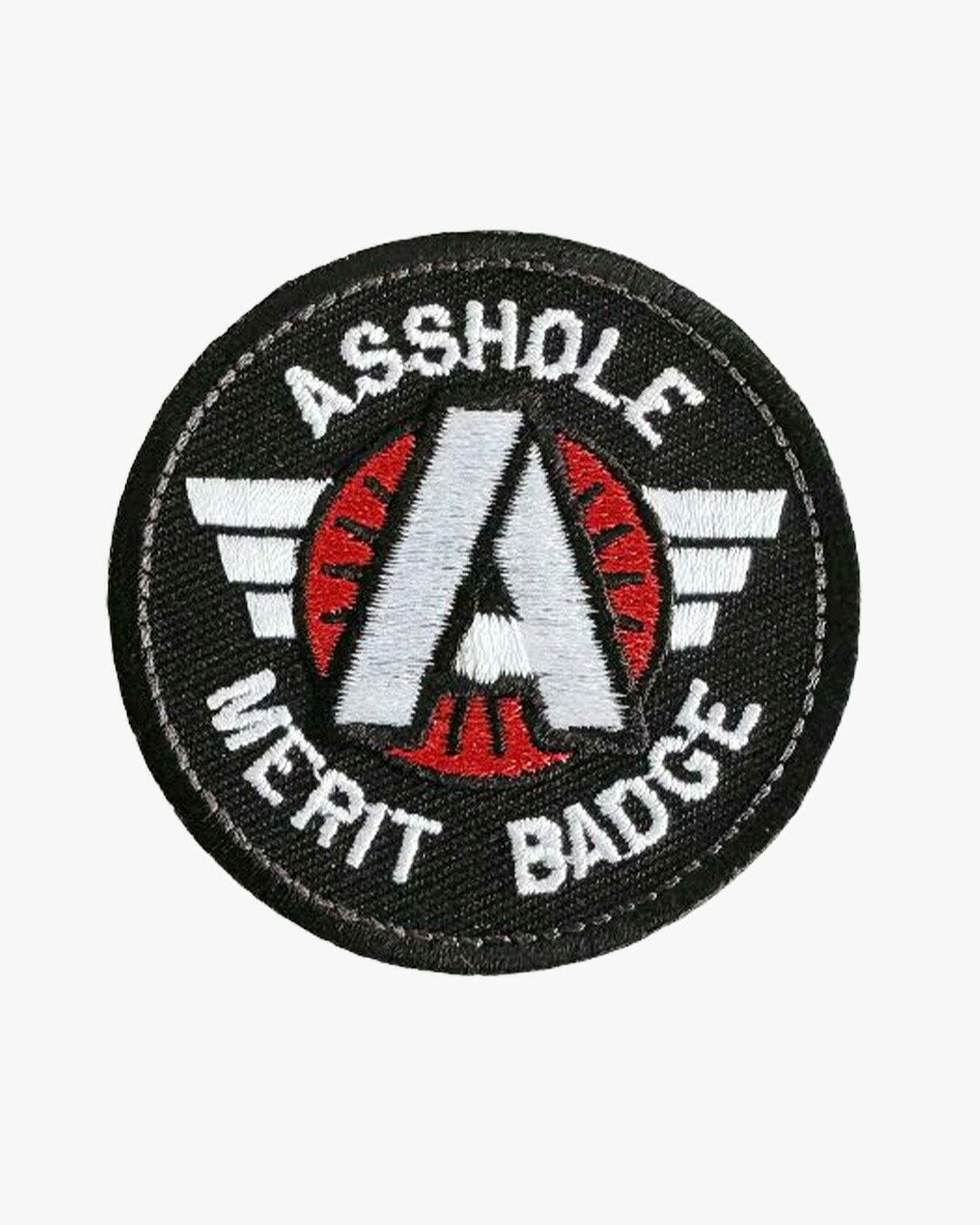 KILONINER TOP ＞ 商品一覧 ＞ パッチ 商品名【KILONINER 】ASSHOLE MERIT BADGE 商品説明 L.A.発の本格ミリタリーペットギアブランド「KILONINER（キロナイナー）」から、ちょっぴり毒のあるブラックユーモアを効かせた限定パッチが登場。「うちの子は元気すぎて目が離せない！」という飼い主様へ贈る、『アスホールメリットパッチ』です。 遊び心あふれるデザイン: 「くそ野郎認定パッチ（※柔らかく表現するとやんちゃ認定パッチ）」という、個性的なメッセージ性を持つデザイン。愛犬のわんぱくな性格を愛する方にはぴったりのアイテムです。 愛犬の個性をアピール: 「うちの子やばい（可愛い）！」という親心を、ミリタリースタイルのパッチでユニークに表現。ドッグランやお散歩で注目されること間違いなしです。 裏面は面ファスナーなので、アイロンや穴あけ不要で簡単にカスタマイズできます。 ※洗濯の際はパッチを取り外してください。 バリエーション 大きいサイズ／黒 大きいサイズ／ターコイズ 大きいサイズ／ピンク MINIサイズ／黒、マルチカム、ピンク サイズ 直径：5.7cm 素材 合成繊維 よくあるご質問 Q. いつ発送されますか？ A. 即日発送(土日祝除く) ＞ 最短翌日お届け Q. 日時指定はできますか？ A. 可能です。決済画面にてご希望の日時をお選びください。 ご注文時の注意事項 ■生産時期や製造ロットにより、色味・質感・仕様・デザイン等に若干の個体差が生じる場合がございますが、品質には問題ございません。あらかじめご了承ください。 ■製品仕様やパッケージは改良のため予告なく変更される場合があります。 ■北海道・沖縄・東北地域は中2日程お届け迄にお時間を要します。その為日時ご指定いただきました場合もご希望に添えない場合がございます。また、配送業者様の運行状況や天候によりお届け日が前後する可能性がございます。予めご了承くださいませ。 ■当サイトでは複数店舗で在庫を共有しているため、タイミングにより在庫数にずれが生じる場合がございます。 ご注文時にサイトにて在庫があった場合でも僅差により商品が欠品となる場合もございます。 その場合は、ご注文確認後に当店より欠品の旨ご連絡させていただきます。大変ご迷惑をお掛けいたしますが、あらかじめご了承いただけますようお願いいたします。 ■環境に配慮し、当店では簡易包装にてお届けいたします。 ■洗濯方法については、洗濯表示タグをご確認ください。 ■返品・交換・修理について [必読] ご注文に関する注意事項 ＞KILONINER TOP ＞ 商品一覧 ＞ パッチ